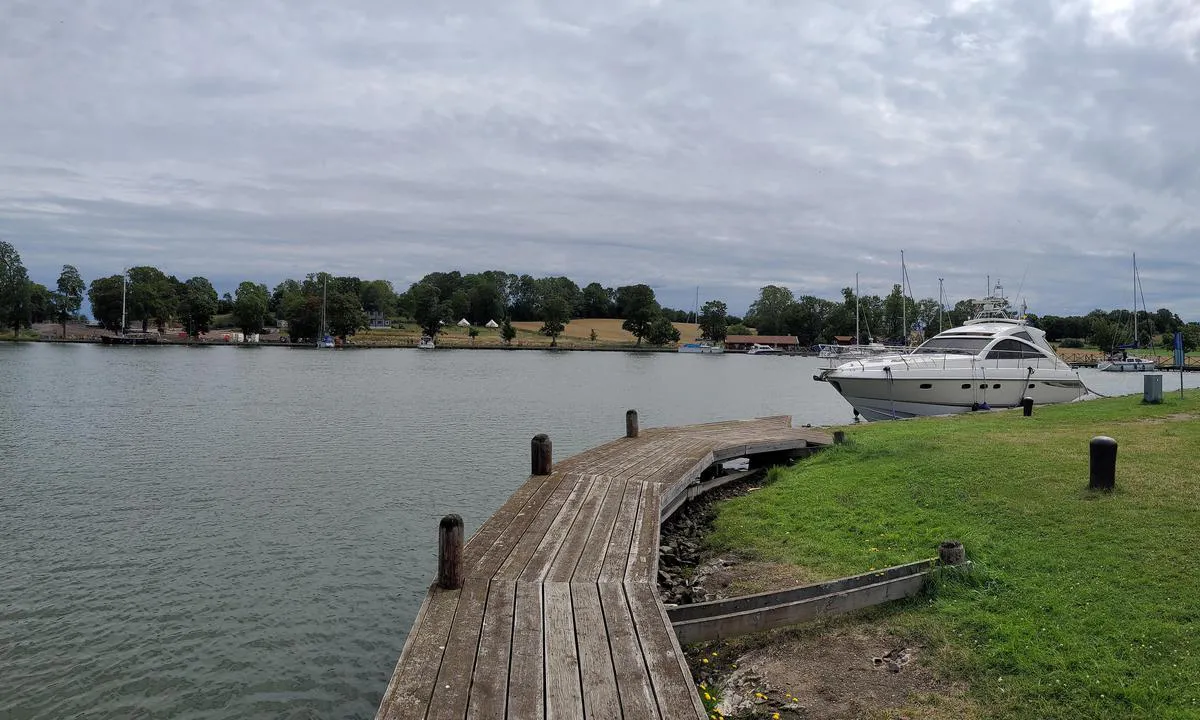 Berg - Övre hamnen: {"base": "de", "no": "Utsikt fra den vestlige inngangen til havnebassenget.", "se": "Utsikt fr\u00e5n den v\u00e4stra inloppet till hamnbass\u00e4ngen.", "en": "View from the western entrance into the harbour basin.", "da": "Udsigt fra den vestlige indgang til havnebassinet.", "fr": "Vue depuis l'entr\u00e9e ouest du bassin portuaire.", "de": "Blick vom westlichen Eingang ins Hafenbecken.", "es": "Vista desde la entrada occidental hacia la d\u00e1rsena.", "it": "Vista dall'ingresso occidentale nel bacino portuale.", "pt": "Vista da entrada ocidental para a bacia do porto.", "nl": "Zicht vanaf de westelijke ingang naar het havenbekken.", "pl": "Widok z zachodniego wej\u015bcia do basenu portowego.", "uk": "\u0412\u0438\u0434 \u0456\u0437 \u0437\u0430\u0445\u0456\u0434\u043d\u043e\u0433\u043e \u0432\u0445\u043e\u0434\u0443 \u0432 \u0433\u0430\u0432\u0430\u043d\u044c.", "ro": "Priveli\u0219te de la intrarea vestic\u0103 \u00een bazinul portuar.", "tr": "Bat\u0131 giri\u015finden liman havzas\u0131na bak\u0131\u015f.", "el": "\u0398\u03ad\u03b1 \u03b1\u03c0\u03cc \u03c4\u03b7\u03bd \u03b4\u03c5\u03c4\u03b9\u03ba\u03ae \u03b5\u03af\u03c3\u03bf\u03b4\u03bf \u03c0\u03c1\u03bf\u03c2 \u03c4\u03b7\u03bd \u03bb\u03b9\u03bc\u03b5\u03bd\u03bf\u03bb\u03b5\u03ba\u03ac\u03bd\u03b7.", "cs": "Pohled ze z\u00e1padn\u00edho vchodu do p\u0159\u00edstavn\u00edho baz\u00e9nu.", "hu": "Kil\u00e1t\u00e1s a nyugati bej\u00e1ratt\u00f3l a kik\u00f6t\u0151 medenc\u00e9j\u00e9be.", "fi": "N\u00e4kym\u00e4 satama-altaaseen l\u00e4nsisest\u00e4 sis\u00e4\u00e4nk\u00e4ynnist\u00e4.", "bg": "\u0418\u0437\u0433\u043b\u0435\u0434 \u043e\u0442 \u0437\u0430\u043f\u0430\u0434\u043d\u0438\u044f \u0432\u0445\u043e\u0434 \u043a\u044a\u043c \u0437\u0430\u043b\u0438\u0432\u0430 \u043d\u0430 \u043f\u0440\u0438\u0441\u0442\u0430\u043d\u0438\u0449\u0435\u0442\u043e.", "sr": "Pogled sa zapadnog ulaza u luku.", "et": "Vaade l\u00e4\u00e4nepoolse sissep\u00e4\u00e4su juurest sadamabasseini.", "lv": "Skats no rietumu ieejas uz ostas baseinu.", "lt": "Vaizdas i\u0161 vakarinio \u012f\u0117jimo \u012f uosto basein\u0105."}