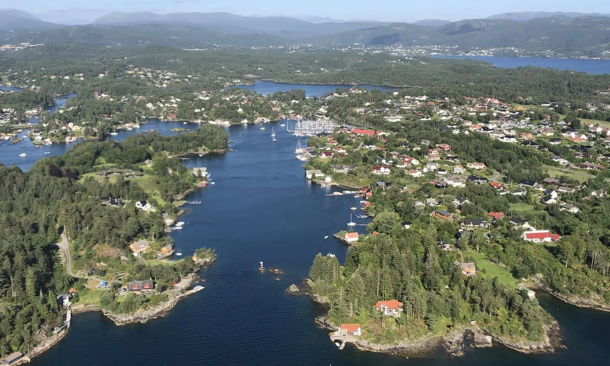 Bergens Seilforening: Innseilingen til Bergen Seilforening er smal, men godt merket. Du ser den i front på bildet. Bergen seilforening ligger inne i vågen med alle båtene. Bildet er tatt fra vest.