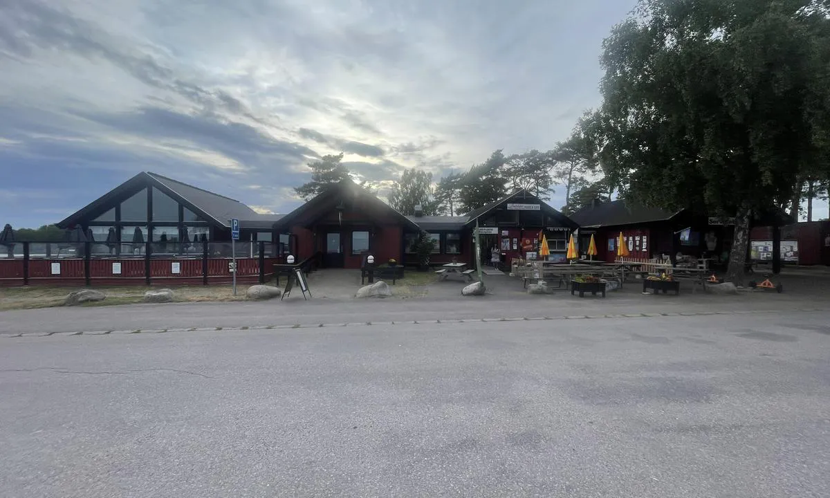 Bergkvara - Dalskär: {"base": "en", "no": "Kaf\u00e9 til venstre, resepsjonen for camping er ogs\u00e5 marinaens kontor. N\u00e6r inngangen er b\u00f8yer for akter, baugen til brygga. I den indre delen er det noen trange steder. Brygga i midten er stengt.", "se": "Caf\u00e9 till v\u00e4nster, receptionen av campingen \u00e4r \u00e4ven marinakontoret, n\u00e4ra ing\u00e5ngen finns bojar f\u00f6r aktern, f\u00f6r till bryggan. P\u00e5 den inre delen finns n\u00e5gra smala platser. Bryggan i mitten \u00e4r st\u00e4ngd", "en": "Cafe to the left, reception of camping is also marina officenear the entrance are buoys for stern, bow to the pier. In the inner part are some narrow places. The pier in the middle is closed", "da": "Caf\u00e9 til venstre, receptionen for camping er ogs\u00e5 marina kontoret. N\u00e6r indgangen er b\u00f8jer til agter, st\u00e6vn mod molen. I den indre del er der nogle smalle steder. Molen i midten er lukket.", "fr": "<p>Caf\u00e9 \u00e0 gauche, r\u00e9ception du camping est aussi le bureau de la marina. Pr\u00e8s de l'entr\u00e9e, il y a des bou\u00e9es pour l'arri\u00e8re, avant \u00e0 la jet\u00e9e. Dans la partie int\u00e9rieure, il y a quelques endroits \u00e9troits. La jet\u00e9e au milieu est ferm\u00e9e</p>", "de": "Caf\u00e9 links, die Rezeption des Campingplatzes ist auch das Marina-B\u00fcro. Nahe dem Eingang sind Bojen f\u00fcr das Heck, Bug zum Pier. Im inneren Bereich gibt es einige enge Pl\u00e4tze. Der Steg in der Mitte ist geschlossen.", "es": "Caf\u00e9 a la izquierda, la recepci\u00f3n del camping es tambi\u00e9n la oficina de la marina. Cerca de la entrada hay boyas para la popa, proa al muelle. En la parte interior hay algunos lugares estrechos. El muelle en el medio est\u00e1 cerrado.", "it": "Caff\u00e8 a sinistra, la reception del campeggio \u00e8 anche l'ufficio della marina vicino all'ingresso ci sono boe per poppa, prua al molo. Nella parte interna ci sono alcuni posti stretti. Il molo al centro \u00e8 chiuso", "pt": "Caf\u00e9 \u00e0 esquerda, a recep\u00e7\u00e3o do camping \u00e9 tamb\u00e9m o escrit\u00f3rio da marina. Perto da entrada h\u00e1 boias para amarra\u00e7\u00e3o de popa, proa ao cais. Na parte interna h\u00e1 alguns lugares estreitos. O cais no meio est\u00e1 fechado", "nl": "Caf\u00e9 aan de linkerkant, receptie van de camping is ook het havenkantoor. Bij de ingang zijn boeien voor de achtersteven, boeg naar de pier. In het binnenste deel zijn enkele smalle plaatsen. De pier in het midden is gesloten.", "pl": "Kawiarnia po lewej stronie, recepcja kempingu to tak\u017ce biuro mariny, w pobli\u017cu wej\u015bcia s\u0105 boje rufowe, dzi\u00f3b skierowany do pomostu. W wewn\u0119trznej cz\u0119\u015bci znajduje si\u0119 kilka w\u0105skich miejsc. Pomost w \u015brodku jest zamkni\u0119ty.", "uk": "\u041a\u0430\u0444\u0435 \u043b\u0456\u0432\u043e\u0440\u0443\u0447, \u0440\u0435\u0454\u0441\u0442\u0440\u0430\u0446\u0456\u044f \u043d\u0430 \u043a\u0435\u043c\u043f\u0456\u043d\u0433 \u0442\u0430\u043a\u043e\u0436 \u0454 \u043e\u0444\u0456\u0441\u043e\u043c \u043c\u0430\u0440\u0438\u043d\u0438\u0431\u0456\u043b\u044f \u0432\u0445\u043e\u0434\u0443 \u0454 \u0431\u0443\u0457 \u0434\u043b\u044f \u043a\u0440\u0456\u043f\u043b\u0435\u043d\u043d\u044f \u043a\u043e\u0440\u043c\u0438, \u043d\u0456\u0441 \u0434\u043e \u043f\u0456\u0440\u0441\u0443. \u0423 \u0432\u043d\u0443\u0442\u0440\u0456\u0448\u043d\u0456\u0439 \u0447\u0430\u0441\u0442\u0438\u043d\u0456 \u0454 \u0434\u0435\u044f\u043a\u0456 \u0432\u0443\u0437\u044c\u043a\u0456 \u043c\u0456\u0441\u0446\u044f. \u041f\u0456\u0440\u0441 \u043f\u043e\u0441\u0435\u0440\u0435\u0434\u0438\u043d\u0456 \u0437\u0430\u043a\u0440\u0438\u0442\u0438\u0439.", "ro": "Cafenea \u00een st\u00e2nga, recep\u021bia campingului este \u0219i birou de marin\u0103, l\u00e2ng\u0103 intrare sunt geamanduri pentru pupa, prova la dig. \u00cen partea interioar\u0103 sunt c\u00e2teva locuri \u00eenguste. Digul din mijloc este \u00eenchis", "tr": "<p>Sola kadar kafe, kamp\u0131n resepsiyonu ve marina ofisi de giri\u015fe yak\u0131n yerdedir. K\u0131\u00e7 usturma\u00e7alar\u0131 i\u00e7in \u015famand\u0131ralar, ba\u015f iskeleye do\u011frudur. \u0130\u00e7 k\u0131s\u0131mda baz\u0131 dar yerler bulunmaktad\u0131r. Ortadaki iskele kapal\u0131d\u0131r.</p>", "el": "\u039a\u03b1\u03c6\u03b5\u03c4\u03ad\u03c1\u03b9\u03b1 \u03c3\u03c4\u03b1 \u03b1\u03c1\u03b9\u03c3\u03c4\u03b5\u03c1\u03ac, \u03b7 \u03c5\u03c0\u03bf\u03b4\u03bf\u03c7\u03ae \u03c4\u03bf\u03c5 \u03ba\u03ac\u03bc\u03c0\u03b9\u03bd\u03b3\u03ba \u03b5\u03af\u03bd\u03b1\u03b9 \u03b5\u03c0\u03af\u03c3\u03b7\u03c2 \u03c4\u03bf \u03b3\u03c1\u03b1\u03c6\u03b5\u03af\u03bf \u03c4\u03b7\u03c2 \u03bc\u03b1\u03c1\u03af\u03bd\u03b1\u03c2. \u039a\u03bf\u03bd\u03c4\u03ac \u03c3\u03c4\u03b7\u03bd \u03b5\u03af\u03c3\u03bf\u03b4\u03bf \u03c5\u03c0\u03ac\u03c1\u03c7\u03bf\u03c5\u03bd \u03c3\u03b7\u03bc\u03b1\u03b4\u03bf\u03cd\u03c1\u03b5\u03c2 \u03b3\u03b9\u03b1 \u03c0\u03c1\u03c5\u03bc\u03bd\u03b1\u03af\u03b1 \u03ba\u03b1\u03b9 \u03c0\u03bb\u03ce\u03c1\u03b7 \u03c0\u03c1\u03bf\u03c2 \u03c4\u03b7\u03bd \u03c0\u03c1\u03bf\u03b2\u03bb\u03ae\u03c4\u03b1. \u03a3\u03c4\u03bf \u03b5\u03c3\u03c9\u03c4\u03b5\u03c1\u03b9\u03ba\u03cc \u03bc\u03ad\u03c1\u03bf\u03c2 \u03c5\u03c0\u03ac\u03c1\u03c7\u03bf\u03c5\u03bd \u03bc\u03b5\u03c1\u03b9\u03ba\u03ac \u03c3\u03c4\u03b5\u03bd\u03ac \u03c3\u03b7\u03bc\u03b5\u03af\u03b1. \u0397 \u03c0\u03c1\u03bf\u03b2\u03bb\u03ae\u03c4\u03b1 \u03c3\u03c4\u03b7 \u03bc\u03ad\u03c3\u03b7 \u03b5\u03af\u03bd\u03b1\u03b9 \u03ba\u03bb\u03b5\u03b9\u03c3\u03c4\u03ae.", "cs": "Kav\u00e1rna nalevo, recepce kempu je tak\u00e9 kancel\u00e1\u0159 mar\u00edny; u vchodu jsou b\u00f3je pro z\u00e1\u010f, p\u0159\u00ed\u010f k molu. V \u010d\u00e1sti uvnit\u0159 se nach\u00e1zej\u00ed \u00fazk\u00e1 m\u00edsta. Molo uprost\u0159ed je uzav\u0159eno.", "hu": "Balra k\u00e1v\u00e9z\u00f3, a kemping recepci\u00f3ja \u00e9s a kik\u00f6t\u0151 irod\u00e1ja is a bej\u00e1ratn\u00e1l tal\u00e1lhat\u00f3, ahol a m\u00f3l\u00f3ra mer\u0151leges b\u00f3j\u00e1k vannak. A bels\u0151 r\u00e9szeken n\u00e9h\u00e1ny sz\u0171k hely tal\u00e1lhat\u00f3. A k\u00f6z\u00e9ps\u0151 m\u00f3l\u00f3 z\u00e1rva van.", "fi": "Kahvila vasemmalla, leirint\u00e4alueen vastaanotto on my\u00f6s satamakonttori. Sis\u00e4\u00e4nk\u00e4ynnin l\u00e4hell\u00e4 on per\u00e4poijuja, keula laituriin. Sis\u00e4osassa on joitain kapeita paikkoja. Keskell\u00e4 oleva laituri on suljettu.", "bg": "\u041a\u0430\u0444\u0435\u043d\u0435 \u043d\u0430\u043b\u044f\u0432\u043e, \u0440\u0435\u0446\u0435\u043f\u0446\u0438\u044f\u0442\u0430 \u043d\u0430 \u043a\u044a\u043c\u043f\u0438\u043d\u0433\u0430 \u0435 \u0438 \u043e\u0444\u0438\u0441\u044a\u0442 \u043d\u0430 \u043c\u0430\u0440\u0438\u043d\u0430\u0442\u0430. \u0411\u043b\u0438\u0437\u043e \u0434\u043e \u0432\u0445\u043e\u0434\u0430 \u0438\u043c\u0430 \u0431\u0443\u0438 \u0437\u0430 \u043a\u044a\u0440\u043c\u0430\u0442\u0430, \u0430 \u043d\u043e\u0441\u044a\u0442 \u0435 \u043a\u044a\u043c \u043a\u0435\u044f. \u0412\u044a\u0432 \u0432\u044a\u0442\u0440\u0435\u0448\u043d\u0430\u0442\u0430 \u0447\u0430\u0441\u0442 \u0438\u043c\u0430 \u043d\u044f\u043a\u043e\u0438 \u0442\u0435\u0441\u043d\u0438 \u043c\u0435\u0441\u0442\u0430. \u041a\u0435\u044f\u0442 \u0432 \u0441\u0440\u0435\u0434\u0430\u0442\u0430 \u0435 \u0437\u0430\u0442\u0432\u043e\u0440\u0435\u043d.", "sr": "Kafi\u0107 je levo, recepcija kampa je tako\u0111e marina kancelarija blizu ulaza su bove za krmu, pramac ka pristani\u0161tu. U unutra\u0161njem delu su neka uska mesta. Pristani\u0161te u sredini je zatvoreno.", "et": "Kohvik vasakul, telkimise vastuv\u00f5tt on ka jahisadama b\u00fcroo.<br> Sisses\u00f5idu l\u00e4hedal on poi murdaosa jaoks, v\u00f6\u00f6riga kai poole.<br> Sisemises osas on m\u00f5ned kitsad kohad.<br> Keskmine kai on suletud.", "lv": "Kafejn\u012bca pa kreisi, kempinga re\u0123istr\u0101cija ir ar\u012b jahtu ostas birojs pie ieejas ir bojas paka\u013cgaliem, priek\u0161gals pie piest\u0101tnes. Iek\u0161\u0113j\u0101 da\u013c\u0101 ir da\u017ei \u0161auri vietas. Piest\u0101tne vid\u016b ir sl\u0113gta", "lt": "Kavin\u0117 kair\u0117je, kempingo registrat\u016bra taip pat yra prieplaukos biuras prie \u012f\u0117jimo yra pl\u016bdur\u0173 \u0161vartavimui gale, laivagalio \u012f prieplauk\u0105. Vidin\u0117je dalyje yra siaur\u0173 viet\u0173. Prieplauka per vidur\u012f yra u\u017edaryta"}