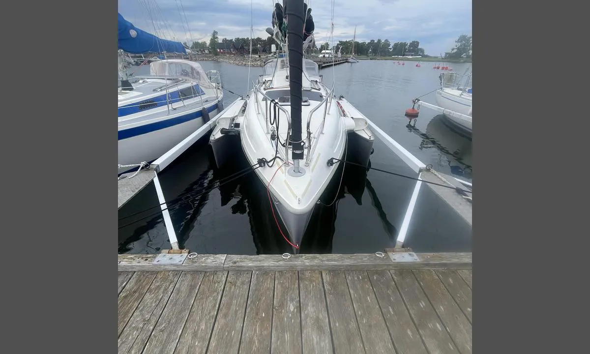 Bergkvara - Dalskär: {"base": "en", "no": "Smal fort\u00f8yning n\u00e6r gaten", "se": "Tr\u00e5ng f\u00f6rt\u00f6jningsplats n\u00e4ra gatan", "en": "Narrow berth near the street", "da": "Smal kajplads t\u00e6t p\u00e5 gaden", "fr": "Mouillage \u00e9troit pr\u00e8s de la rue", "de": "Enge Liegeplatz in der N\u00e4he der Stra\u00dfe", "es": "Amarre estrecho cerca de la calle", "it": "Ormeggio stretto vicino alla strada", "pt": "Vaga estreita perto da rua", "nl": "Nauwe ligplaats nabij de straat", "pl": "W\u0105ska przysta\u0144 blisko ulicy", "uk": "\u0412\u0443\u0437\u044c\u043a\u0435 \u043c\u0456\u0441\u0446\u0435 \u0434\u043b\u044f \u0448\u0432\u0430\u0440\u0442\u0443\u0432\u0430\u043d\u043d\u044f \u043d\u0430 \u0432\u0443\u043b\u0438\u0446\u0456", "ro": "Loc de acostare \u00eengust l\u00e2ng\u0103 strad\u0103", "tr": "Caddeye yak\u0131n dar r\u0131ht\u0131m", "el": "\u03a3\u03c4\u03b5\u03bd\u03ae \u03b8\u03ad\u03c3\u03b7 \u03b5\u03bb\u03bb\u03b9\u03bc\u03b5\u03bd\u03b9\u03c3\u03bc\u03bf\u03cd \u03ba\u03bf\u03bd\u03c4\u03ac \u03c3\u03c4\u03bf\u03bd \u03b4\u03c1\u03cc\u03bc\u03bf", "cs": "\u00dazk\u00e9 kotvi\u0161t\u011b bl\u00edzko ulice", "hu": "Sz\u0171k kik\u00f6t\u0151hely k\u00f6zel az utc\u00e1hoz", "fi": "Kapea venepaikka l\u00e4hell\u00e4 katua", "bg": "\u0422\u044f\u0441\u043d\u043e \u043f\u0440\u0438\u0441\u0442\u0430\u0432\u0430\u043d\u0435 \u0431\u043b\u0438\u0437\u043e \u0434\u043e \u0443\u043b\u0438\u0446\u0430\u0442\u0430", "sr": "Usko pristani\u0161te blizu ulice", "et": "Kitsas sildumiskoht t\u00e4nava l\u00e4hedal", "lv": "\u0160aura st\u0101vvieta pie ielas", "lt": "Siauras prieplauka prie gatv\u0117s"}