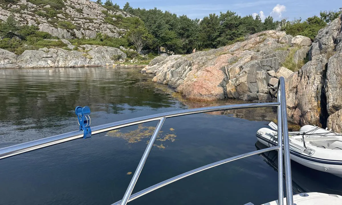 Ytre Maløya - Sør: {"base": "no", "no": "Fin plass \u00e5 ligge i vind fra \u00f8st. Mange bolter p\u00e5 fjellene samt en ilandstigningsbrygge.", "se": "Fin plats att ligga p\u00e5 vid vind fr\u00e5n \u00f6st. M\u00e5nga bultar p\u00e5 klipporna samt en landstigningsbrygga.", "en": "A good place to stay in winds from the east. Many bolts on the rocks as well as a landing pier.", "da": "Fin plads at ligge i vind fra \u00f8st. Mange bolte p\u00e5 klipperne samt en landgangsbrygge.", "fr": "Bon endroit pour mouiller avec un vent d'est. De nombreux boulons dans les rochers ainsi qu'un ponton d'embarquement.", "de": "Guter Liegeplatz bei Ostwind. Viele Bolzen in den Felsen sowie ein Landungssteg.", "es": "Buen lugar para fondear con viento del este. Muchos pernos en las rocas y un muelle para desembarcar.", "it": "Buon posto per ancorare con vento da est. Molti bulloni sulle rocce e un pontile di sbarco.", "pt": "Bom lugar para atracar com vento do leste. Muitos parafusos nas rochas e um cais de desembarque.", "nl": "Goede plek om te liggen bij oostenwind. Veel bouten op de rotsen en een aanlegsteiger.", "pl": "Dobre miejsce do cumowania w przypadku wiatru ze wschodu. Wiele bolc\u00f3w na ska\u0142ach oraz pomost do zej\u015bcia na l\u0105d.", "uk": "\u0425\u043e\u0440\u043e\u0448\u0435 \u043c\u0456\u0441\u0446\u0435, \u0449\u043e\u0431 \u0441\u0442\u0430\u0442\u0438 \u043d\u0430 \u044f\u043a\u0456\u0440 \u043f\u0456\u0434 \u0441\u0445\u0456\u0434\u043d\u0438\u043c \u0432\u0456\u0442\u0440\u043e\u043c. \u0411\u0430\u0433\u0430\u0442\u043e \u0431\u043e\u043b\u0442\u0456\u0432 \u043d\u0430 \u0441\u043a\u0435\u043b\u044f\u0445, \u0430 \u0442\u0430\u043a\u043e\u0436 \u043f\u0440\u0438\u0441\u0442\u0430\u043d\u044c \u0434\u043b\u044f \u0432\u0438\u0441\u0430\u0434\u043a\u0438.", "ro": "Loc bun pentru a ancora \u00een v\u00e2nt de la est. Multe bol\u021buri pe st\u00e2nci \u0219i un debarcader.", "tr": "R\u00fczgar do\u011fudan esti\u011finde durmak i\u00e7in iyi bir yer. Kayalarda bir\u00e7ok c\u0131vata ve bir karaya \u00e7\u0131k\u0131\u015f iskelesi vard\u0131r.", "el": "\u039a\u03b1\u03bb\u03cc\u03c2 \u03c7\u03ce\u03c1\u03bf\u03c2 \u03b3\u03b9\u03b1 \u03b5\u03bb\u03bb\u03b9\u03bc\u03b5\u03bd\u03b9\u03c3\u03bc\u03cc \u03cc\u03c4\u03b1\u03bd \u03bf \u03ac\u03bd\u03b5\u03bc\u03bf\u03c2 \u03b5\u03af\u03bd\u03b1\u03b9 \u03b1\u03c0\u03cc \u03c4\u03b7\u03bd \u03b1\u03bd\u03b1\u03c4\u03bf\u03bb\u03ae. \u03a0\u03bf\u03bb\u03bb\u03ad\u03c2 \u03b1\u03b3\u03ba\u03cd\u03bb\u03b5\u03c2 \u03c3\u03c4\u03b1 \u03b2\u03c1\u03ac\u03c7\u03b9\u03b1 \u03ba\u03b1\u03b8\u03ce\u03c2 \u03ba\u03b1\u03b9 \u03bc\u03af\u03b1 \u03b1\u03c0\u03bf\u03b2\u03ac\u03b8\u03c1\u03b1 \u03b1\u03c0\u03bf\u03b2\u03af\u03b2\u03b1\u03c3\u03b7\u03c2.", "cs": "Dobr\u00e9 m\u00edsto k zakotven\u00ed ve v\u011btru z v\u00fdchodu. Mnoho kotevn\u00edch bod\u016f na skal\u00e1ch a p\u0159ist\u00e1vac\u00ed molo.", "hu": "J\u00f3 helykezel\u00e9s keleti sz\u00e9lben. Sok szikl\u00e1ba f\u00fart facsavar \u00e9s egy partrasz\u00e1ll\u00f3 m\u00f3l\u00f3.", "fi": "Hyv\u00e4 paikka olla id\u00e4st\u00e4 tulevan tuulen aikana. Useita pultteja kallioissa sek\u00e4 maihinnousulaituri.", "bg": "\u0414\u043e\u0431\u0440\u043e \u043c\u044f\u0441\u0442\u043e \u0437\u0430 \u0430\u043a\u043e\u0441\u0442\u0438\u0440\u0430\u043d\u0435 \u043f\u0440\u0438 \u0432\u044f\u0442\u044a\u0440 \u043e\u0442 \u0438\u0437\u0442\u043e\u043a. \u041c\u043d\u043e\u0433\u043e \u0431\u043e\u043b\u0442\u043e\u0432\u0435 \u043d\u0430 \u0441\u043a\u0430\u043b\u0438\u0442\u0435, \u043a\u0430\u043a\u0442\u043e \u0438 \u043a\u0435\u044f\u0442 \u0437\u0430 \u0441\u043b\u0438\u0437\u0430\u043d\u0435.", "sr": "\u0414\u043e\u0431\u0440\u043e \u043c\u0435\u0441\u0442\u043e \u0437\u0430 \u043f\u0440\u0438\u0441\u0442\u0430\u0458\u0430\u045a\u0435 \u043f\u0440\u0438 \u0432\u0435\u0442\u0440\u0443 \u0441\u0430 \u0438\u0441\u0442\u043e\u043a\u0430. \u041c\u043d\u043e\u0433\u043e \u0441\u0442\u0443\u0434\u0435\u043d\u0430\u0442\u0430 \u043d\u0430 \u0441\u0442\u0435\u043d\u0430\u043c\u0430 \u043a\u0430\u043e \u0438 \u0458\u0435\u0434\u0430\u043d \u043f\u0440\u0438\u0441\u0442\u0430\u043d.", "et": "Hea koht idatuule k\u00e4es olemiseks. Mitmed poldid kaljudel ning maabumissild.", "lv": "Laba vieta palikt, ja v\u0113j\u0161 ir no austrumiem. Daudz boltu klint\u012bs un ar\u012b piest\u0101tnes.", "lt": "Gera vieta stov\u0117ti v\u0117jui pu\u010diant i\u0161 ryt\u0173. Daug boltvini\u0173 ant uol\u0173 ir prieplauka i\u0161lipti."}