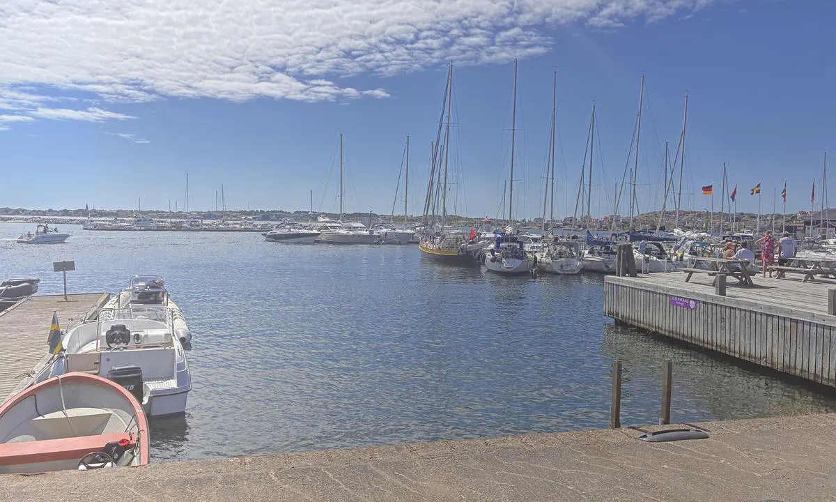 Björkö - Fiskehamnen: {"base": "no", "no": "Fra bryggekanten mot innseilingen.", "se": "Fr\u00e5n kajkanten mot inseglingen.", "en": "From the pier edge towards the approach.", "da": "Fra kajkanten mod indsejlingen.", "fr": "Depuis le bord du quai vers l'entr\u00e9e du port.", "de": "Von der Kaiwand in Richtung der Einfahrt.", "es": "Desde el borde del muelle hacia la entrada del puerto.", "it": "Dal bordo del molo verso l'ingresso del porto.", "pt": "Da borda do cais em dire\u00e7\u00e3o \u00e0 entrada.", "nl": "Vanaf de kade richting de ingang van de haven.", "pl": "Od nabrze\u017ca w kierunku podej\u015bcia do portu.", "uk": "\u0412\u0456\u0434 \u043a\u0440\u0430\u044e \u043f\u0440\u0438\u0447\u0430\u043b\u0443 \u0434\u043e \u0432\u0445\u043e\u0434\u0443 \u0432 \u0433\u0430\u0432\u0430\u043d\u044c.", "ro": "De la marginea pontonului spre intrarea \u00een port.", "tr": "\u0130skele taraf\u0131ndan liman giri\u015fine do\u011fru.", "el": "\u0391\u03c0\u03cc \u03c4\u03b7\u03bd \u03ac\u03ba\u03c1\u03b7 \u03c4\u03b7\u03c2 \u03c0\u03c1\u03bf\u03b2\u03bb\u03ae\u03c4\u03b1\u03c2 \u03c0\u03c1\u03bf\u03c2 \u03c4\u03b7\u03bd \u03b5\u03af\u03c3\u03bf\u03b4\u03bf \u03c4\u03bf\u03c5 \u03bb\u03b9\u03bc\u03b1\u03bd\u03b9\u03bf\u03cd.", "cs": "Od okraje mola sm\u011brem k vjezdu.", "hu": "A m\u00f3l\u00f3 sz\u00e9l\u00e9t\u0151l a bej\u00e1rat fel\u00e9.", "fi": "Laiturilta sis\u00e4\u00e4najon suuntaan.", "bg": "\u041e\u0442 \u043a\u0435\u044f \u043a\u044a\u043c \u0432\u0445\u043e\u0434\u0430.", "sr": "Od obale prema ulasku u luku.", "et": "Kailt sisses\u00f5idule.", "lv": "No piest\u0101tnes malas pret\u012b ien\u0101k\u0161anai.", "lt": "Nuo prieplaukos kra\u0161to link \u012fplaukimo."}
