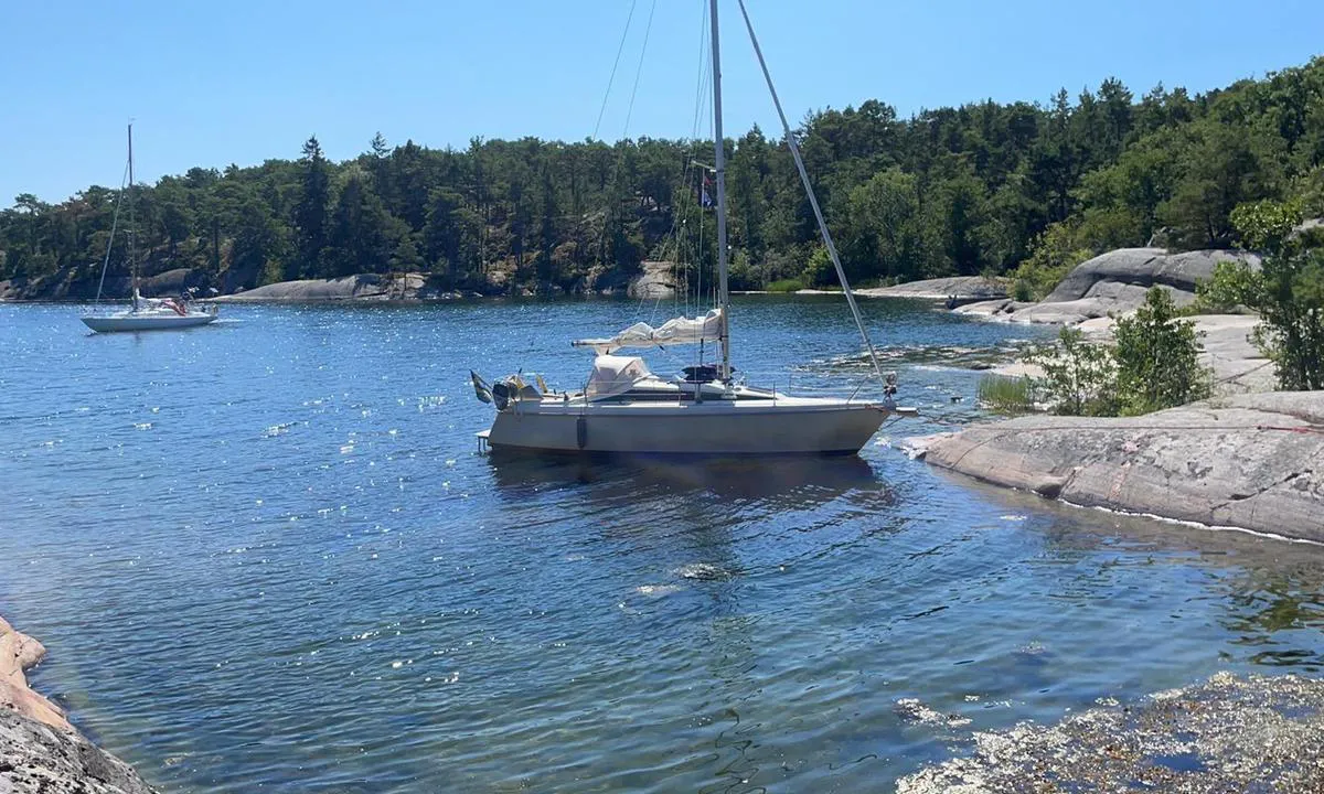 Björkö - Sandhamn: {"base": "se", "no": "Innerst i bukten", "se": "L\u00e4ngst in i viken", "en": "At the innermost part of the bay", "da": "L\u00e6ngst inde i vigen"}