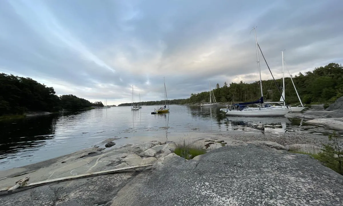 Björkö - Sandhamn: {"base": "se", "no": "Vik med bra bunn og stor kapasitet. Ingen hus finnes p\u00e5 den nordlige siden av viken, ankomst ved brygge mulig.", "se": "Vik med bra botten och stor kapacitet. Inga hus finns p\u00e5 den norra sidan av viken, ang\u00f6ring vid brygga m\u00f6jlig.", "en": "Bay with good holding ground and large capacity. No houses are on the northern side of the bay, mooring at the jetty possible.", "da": "Bugt med god bund og stor kapacitet. Der er ingen huse p\u00e5 den nordlige side af bugten, fort\u00f8jning ved bro mulig."}