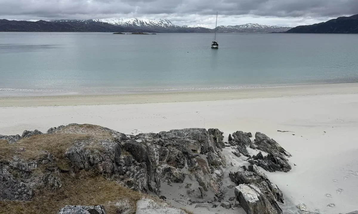 Bjørnnesvika: {"base": "no", "no": "Bildet er tatt i begynnelsen av mai, og v\u00e6ret var ganske surt. Men dette er en strand jeg skal bes\u00f8ke n\u00e5r sommerv\u00e6ret kommer.", "se": "Bilden \u00e4r tagen i b\u00f6rjan av maj, och v\u00e4dret var ganska ruggigt. Men detta \u00e4r en strand jag ska bes\u00f6ka n\u00e4r sommarv\u00e4dret kommer.", "en": "The picture was taken in early May, and the weather was quite rough. But this is a beach I will visit when the summer weather arrives.", "da": "Billedet er taget i begyndelsen af maj, og vejret var ret surt. Men dette er en strand, jeg skal bes\u00f8ge, n\u00e5r sommervejret kommer.", "fr": "La photo a \u00e9t\u00e9 prise d\u00e9but mai et le temps \u00e9tait assez maussade. Mais c'est une plage que je visiterai quand le temps estival arrivera.", "de": "Das Foto wurde Anfang Mai aufgenommen und das Wetter war ziemlich rau. Aber dies ist ein Strand, den ich besuchen werde, wenn das Sommerwetter kommt.", "es": "La imagen fue tomada a principios de mayo y el clima estaba bastante desagradable. Pero esta es una playa que voy a visitar cuando llegue el clima de verano.", "it": "La foto \u00e8 stata scattata all'inizio di maggio e il tempo era piuttosto freddo. Ma questa \u00e8 una spiaggia che intendo visitare quando arriva il bel tempo estivo.", "pt": "A imagem foi tirada no in\u00edcio de maio e o tempo estava bastante desagrad\u00e1vel. Mas esta \u00e9 uma praia que vou visitar quando o clima de ver\u00e3o chegar.", "nl": "De foto is genomen begin mei, en het weer was behoorlijk guur. Maar dit is een strand dat ik ga bezoeken wanneer het zomerweer komt.", "pl": "Zdj\u0119cie zosta\u0142o zrobione na pocz\u0105tku maja, a pogoda by\u0142a do\u015b\u0107 nieprzyjemna. Ale jest to pla\u017ca, kt\u00f3r\u0105 odwiedz\u0119, gdy nadejdzie letnia pogoda.", "uk": "\u0417\u043d\u0456\u043c\u043e\u043a \u0437\u0440\u043e\u0431\u043b\u0435\u043d\u0438\u0439 \u043d\u0430 \u043f\u043e\u0447\u0430\u0442\u043a\u0443 \u0442\u0440\u0430\u0432\u043d\u044f, \u0456 \u043f\u043e\u0433\u043e\u0434\u0430 \u0431\u0443\u043b\u0430 \u0434\u043e\u0441\u0438\u0442\u044c \u0441\u0443\u0432\u043e\u0440\u043e\u044e. \u0410\u043b\u0435 \u0446\u0435 \u043f\u043b\u044f\u0436, \u044f\u043a\u0438\u0439 \u044f \u043f\u043b\u0430\u043d\u0443\u044e \u0432\u0456\u0434\u0432\u0456\u0434\u0430\u0442\u0438, \u043a\u043e\u043b\u0438 \u043d\u0430\u0441\u0442\u0430\u043d\u0435 \u043b\u0456\u0442\u043d\u044f \u043f\u043e\u0433\u043e\u0434\u0430.", "ro": "Imaginea a fost f\u0103cut\u0103 la \u00eenceputul lunii mai, iar vremea era destul de rea. Dar aceasta este o plaj\u0103 pe care o voi vizita c\u00e2nd va veni vremea de var\u0103.", "tr": "Bu resim May\u0131s ay\u0131n\u0131n ba\u015f\u0131nda \u00e7ekildi ve hava olduk\u00e7a so\u011fuktu. Ancak yaz havas\u0131 geldi\u011finde bu plaj\u0131 ziyaret edece\u011fim.", "el": "\u0397 \u03b5\u03b9\u03ba\u03cc\u03bd\u03b1 \u03c4\u03c1\u03b1\u03b2\u03ae\u03c7\u03c4\u03b7\u03ba\u03b5 \u03c3\u03c4\u03b9\u03c2 \u03b1\u03c1\u03c7\u03ad\u03c2 \u039c\u03b1\u0390\u03bf\u03c5 \u03ba\u03b1\u03b9 \u03bf \u03ba\u03b1\u03b9\u03c1\u03cc\u03c2 \u03ae\u03c4\u03b1\u03bd \u03b1\u03c1\u03ba\u03b5\u03c4\u03ac \u03c8\u03c5\u03c7\u03c1\u03cc\u03c2. \u0391\u03bb\u03bb\u03ac \u03b1\u03c5\u03c4\u03ae \u03b5\u03af\u03bd\u03b1\u03b9 \u03bc\u03b9\u03b1 \u03c0\u03b1\u03c1\u03b1\u03bb\u03af\u03b1 \u03c0\u03bf\u03c5 \u03b8\u03b1 \u03b5\u03c0\u03b9\u03c3\u03ba\u03b5\u03c6\u03c4\u03ce \u03cc\u03c4\u03b1\u03bd \u03ad\u03c1\u03b8\u03b5\u03b9 \u03c4\u03bf \u03ba\u03b1\u03bb\u03bf\u03ba\u03b1\u03b9\u03c1\u03b9\u03bd\u03cc \u03ba\u03b1\u03b9\u03c1\u03cc\u03c2.", "cs": "Obr\u00e1zek byl po\u0159\u00edzen za\u010d\u00e1tkem kv\u011btna a po\u010das\u00ed bylo docela nep\u0159\u00edjemn\u00e9. Ale toto je pl\u00e1\u017e, kterou nav\u0161t\u00edv\u00edm, a\u017e p\u0159ijde letn\u00ed po\u010das\u00ed.", "hu": "A k\u00e9pet m\u00e1jus elej\u00e9n k\u00e9sz\u00edtett\u00e9k, \u00e9s az id\u0151j\u00e1r\u00e1s el\u00e9g nyirkos volt. De ez egy olyan strand, amelyet meg fogok l\u00e1togatni, amikor meg\u00e9rkezik a ny\u00e1ri id\u0151j\u00e1r\u00e1s.", "fi": "Kuva on otettu toukokuun alussa, ja s\u00e4\u00e4 oli melko ankea. Mutta t\u00e4m\u00e4 on ranta, jonka aion vierailla, kun kes\u00e4s\u00e4\u00e4 saapuu.", "bg": "\u0421\u043d\u0438\u043c\u043a\u0430\u0442\u0430 \u0435 \u043d\u0430\u043f\u0440\u0430\u0432\u0435\u043d\u0430 \u0432 \u043d\u0430\u0447\u0430\u043b\u043e\u0442\u043e \u043d\u0430 \u043c\u0430\u0439 \u0438 \u0432\u0440\u0435\u043c\u0435\u0442\u043e \u0431\u0435\u0448\u0435 \u0434\u043e\u0441\u0442\u0430 \u043c\u0440\u0430\u0447\u043d\u043e. \u041d\u043e \u0442\u043e\u0432\u0430 \u0435 \u043f\u043b\u0430\u0436, \u043a\u043e\u0439\u0442\u043e \u0449\u0435 \u043f\u043e\u0441\u0435\u0442\u044f, \u043a\u043e\u0433\u0430\u0442\u043e \u0434\u043e\u0439\u0434\u0435 \u043b\u044f\u0442\u043d\u043e\u0442\u043e \u0432\u0440\u0435\u043c\u0435.", "sr": "Fotografija je snimljena po\u010detkom maja, a vreme je bilo prili\u010dno hladno. Ali, ovo je pla\u017ea koju \u0107u posetiti kada do\u0111e letnje vreme.", "et": "Pilt on tehtud mai alguses ja ilm oli \u00fcsna vilets. Kuid see on ranniku, mida ma k\u00fclastan, kui suveilm tuleb.", "lv": "Att\u0113ls uz\u0146emts maija s\u0101kum\u0101, un laiks bija diezgan dr\u0113gns. Bet \u0161\u012b ir pludmale, kuru es apmekl\u0113\u0161u, kad iest\u0101sies vasaras laiks.", "lt": "Nuotrauka buvo padaryta gegu\u017e\u0117s prad\u017eioje, ir oras buvo gana \u0161altas. Ta\u010diau tai yra papl\u016bdimys, kur\u012f aplankysiu, kai ateis vasaros orai."}