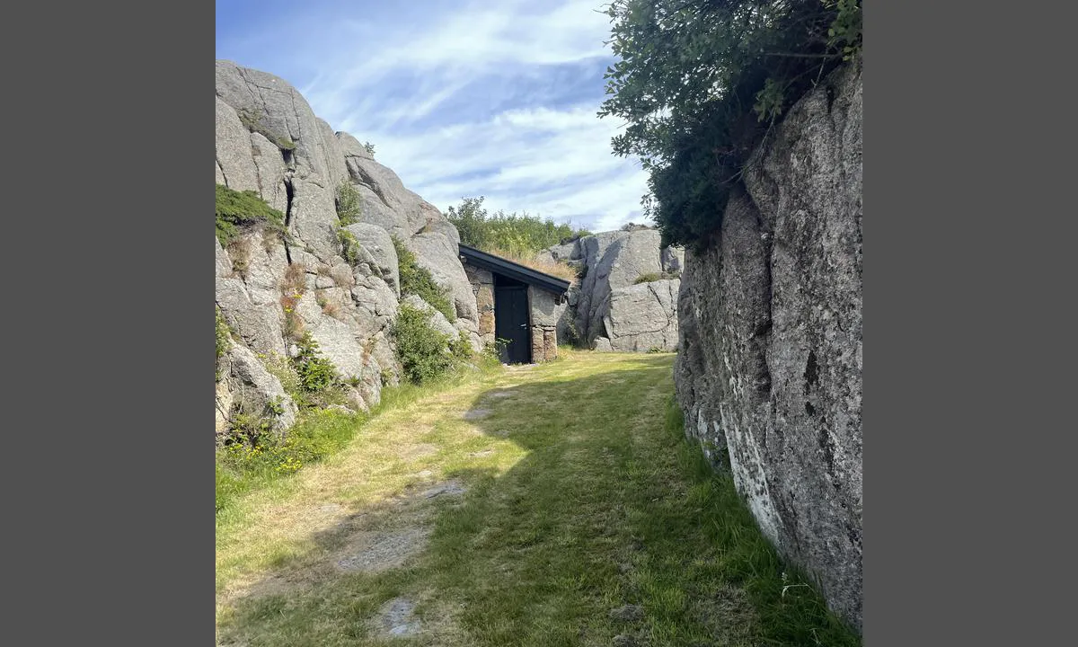 Bjorviga: {"base": "se", "no": "Toalettbygningen", "se": "Toalettbygget", "en": "The Toilet Building", "da": "Toiletbygningen"}