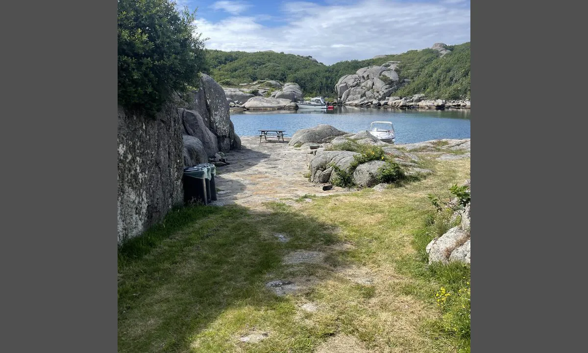 Bjorviga: {"base": "no", "no": "Ved steinbrygge med fort\u00f8yningsbolter, s\u00f8ppelb\u00f8tter og mulltoalett.", "se": "Vid stenbrygga med f\u00f6rt\u00f6jningsbultar, sopkorgar och multrum.", "en": "At the stone pier with mooring bolts, garbage bins, and an outhouse.", "da": "Ved stenmole med fort\u00f8jringsbolte, affaldsspande og muldtoilet."}