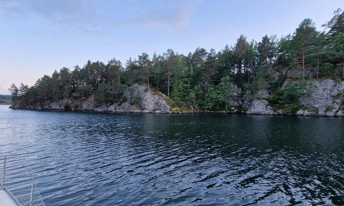Bjørvika / Stormhullet: {"base": "no", "no": "Vestside og utover / sydover. Gode dybder mot fjellet p\u00e5 \u00f8st.", "se": "V\u00e4stsid och ut\u00e5t / s\u00f6derut. Bra djup mot berget p\u00e5 \u00f6st.", "en": "West side and outwards / southwards. Good depths towards the mountain to the east.", "da": "Vestside og udover / sydp\u00e5. Gode dybder mod fjeldet mod \u00f8st.", "fr": "C\u00f4t\u00e9 ouest et vers l'ext\u00e9rieur / vers le sud. Bonnes profondeurs vers la montagne \u00e0 l'est.", "de": "Westseite und hinaus / s\u00fcdw\u00e4rts. Gute Tiefen gegen den Berg im Osten.", "es": "Lado oeste y hacia afuera / hacia el sur. Buenas profundidades cerca de la monta\u00f1a al este.", "it": "Lato ovest e verso l'esterno / sud. Buone profondit\u00e0 verso la montagna a est.", "pt": "Lado oeste e para fora / para o sul. Boas profundidades em dire\u00e7\u00e3o \u00e0 montanha no leste.", "nl": "Westkant en verder / zuidwaarts. Goede dieptes naar de berg aan de oostkant.", "pl": "Zachodnia strona i dalej na po\u0142udnie. Dobre g\u0142\u0119boko\u015bci w stron\u0119 g\u00f3ry na wschodzie.", "uk": "\u0417\u0430\u0445\u0456\u0434\u043d\u0438\u0439 \u0431\u0456\u043a \u0442\u0430 \u0434\u0430\u043b\u0456 / \u043d\u0430 \u043f\u0456\u0432\u0434\u0435\u043d\u044c. \u0425\u043e\u0440\u043e\u0448\u0430 \u0433\u043b\u0438\u0431\u0438\u043d\u0430 \u0431\u0456\u043b\u044f \u0433\u043e\u0440\u0438 \u043d\u0430 \u0441\u0445\u043e\u0434\u0456.", "ro": "Partea de vest \u0219i \u00een afar\u0103 / spre sud. Ad\u00e2ncimi bune l\u00e2ng\u0103 muntele din est.", "tr": "Bat\u0131 taraf\u0131 ve d\u0131\u015far\u0131 / g\u00fcney y\u00f6n\u00fcnde. Do\u011fuda da\u011fa do\u011fru iyi derinlikler.", "el": "\u0394\u03c5\u03c4\u03b9\u03ba\u03ae \u03c0\u03bb\u03b5\u03c5\u03c1\u03ac \u03ba\u03b1\u03b9 \u03c0\u03c1\u03bf\u03c2 \u03c4\u03b1 \u03ad\u03be\u03c9 / \u03bd\u03cc\u03c4\u03b9\u03b1. \u039a\u03b1\u03bb\u03ac \u03b2\u03ac\u03b8\u03b7 \u03ba\u03bf\u03bd\u03c4\u03ac \u03c3\u03c4\u03bf \u03b2\u03bf\u03c5\u03bd\u03cc \u03c3\u03c4\u03b1 \u03b1\u03bd\u03b1\u03c4\u03bf\u03bb\u03b9\u03ba\u03ac.", "cs": "Z\u00e1padn\u00ed strana a d\u00e1le / na jih. Dobr\u00e1 hloubka sm\u011brem k ho\u0159e na v\u00fdchod\u011b.", "hu": "Nyugati oldal \u00e9s kifel\u00e9 / d\u00e9l fel\u00e9. J\u00f3 m\u00e9lys\u00e9gek a keleti hegy ir\u00e1ny\u00e1ban.", "fi": "L\u00e4nsipuoli ja ulosp\u00e4in / etel\u00e4\u00e4n p\u00e4in. Hyv\u00e4t syvyydet vuorta vasten id\u00e4ss\u00e4.", "bg": "\u041d\u0430 \u0437\u0430\u043f\u0430\u0434\u043d\u0430\u0442\u0430 \u0441\u0442\u0440\u0430\u043d\u0430 \u0438 \u043d\u0430 \u044e\u0433. \u0414\u043e\u0431\u0440\u0430 \u0434\u044a\u043b\u0431\u043e\u0447\u0438\u043d\u0430 \u0434\u043e \u0441\u043a\u0430\u043b\u0430\u0442\u0430 \u043d\u0430 \u0438\u0437\u0442\u043e\u043a.", "sr": "Zapadna strana i dalje prema jugu. Dobri dubine prema planini na istoku.", "et": "L\u00e4\u00e4nek\u00fcljel ja v\u00e4ljapoole / l\u00f5unasse. Head s\u00fcgavused m\u00e4e suunas idas.", "lv": "Rietumu puse un t\u0101l\u0101k / uz dienvidiem. Labi dzi\u013cumi pie kalna austrumos.", "lt": "Vakarin\u0117 pus\u0117 ir \u012f i\u0161or\u0119 / \u012f pietus. Geri gyviai link kalno rytuose."}
