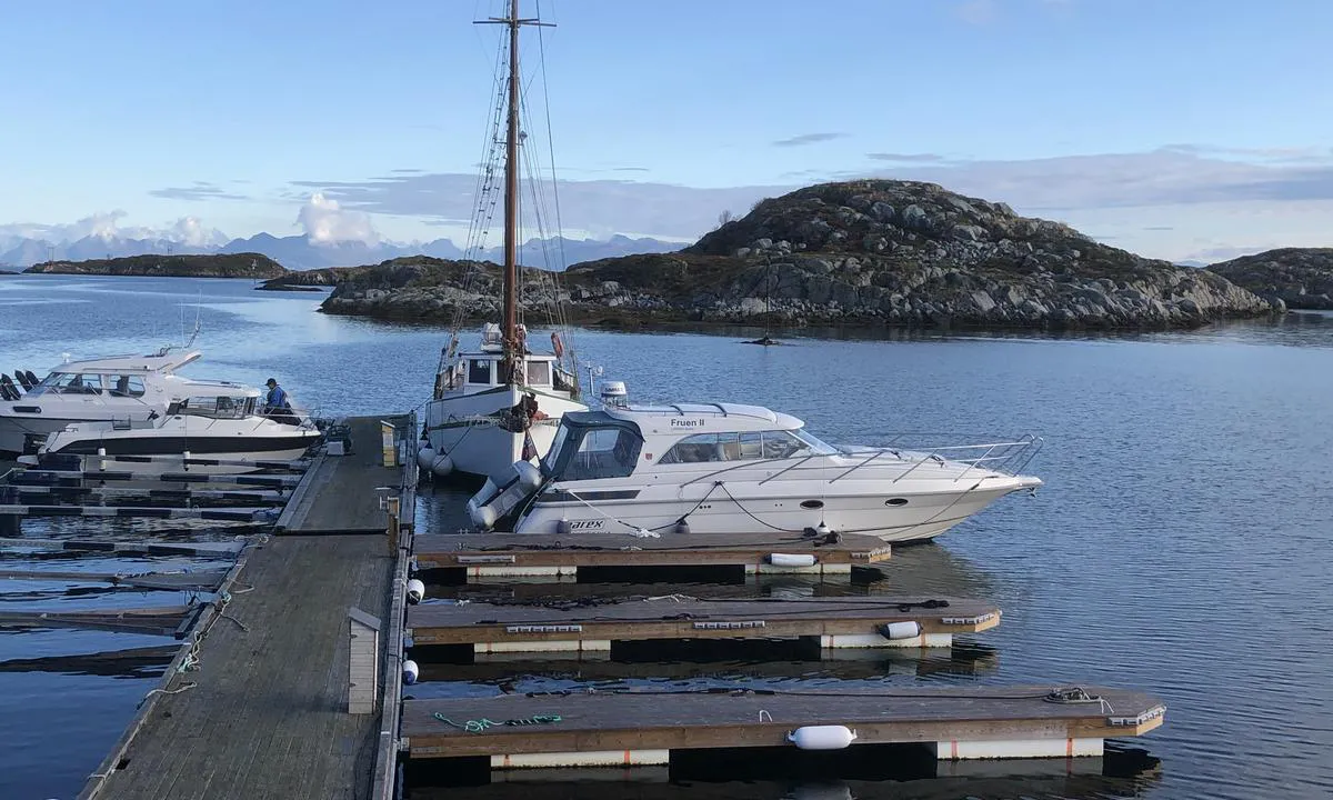 Fakta om Bliksvær
Bliksvær ligger ca. 15 km vest for Bodø
Består av ca. 60 lave holmer og øyer.
Husene på øya benyttes stort sett til fritidsboliger
Utleie av Bliksvær skole – Kystlaget Salta.
Hurtigbåtforbindelse fra Bodø – Torghatten Nord
Godkjent drikkevann
HMS Effingham gikk på grunn på undervannskjæret Faksen nord for Bliksvær.
Naturreservat med dyrelivsfredning
Det oppfordres sterkt at all ferdsel utenfor veien bare foregår etter de anbefalte tur-rutene.