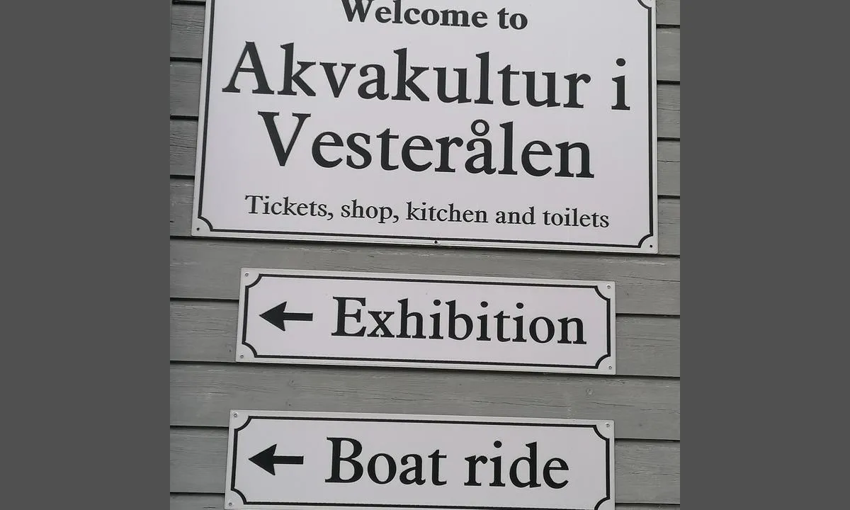 Blokken: {"base": "de", "no": "Utstilling og omvisning av et akvakulturanlegg med RIB mulig.", "se": "Utst\u00e4llning och besiktning av ett vattenbruk med Rib m\u00f6jligt.", "en": "Exhibition and tour of an aquaculture by RIB possible.", "da": "Udstilling og bes\u00f8g af et akvakulturanl\u00e6g muligt med rib.", "fr": "Exposition et visite d'une aquaculture en bateau semi-rigide possible.", "de": "Ausstellung und Besichtigung einer Aquakultur per Rib m\u00f6glich.", "es": "Exposici\u00f3n y visita de una acuicultura posible en lancha semirr\u00edgida (RIB).", "it": "Mostra e visita di un'acquacoltura possibile tramite gommone.", "pt": "A exposi\u00e7\u00e3o e visita\u00e7\u00e3o de uma aquicultura \u00e9 poss\u00edvel por meio de um RIB.", "nl": "Tentoonstelling en bezichtiging van een aquacultuur per rib mogelijk.", "pl": "Mo\u017cliwe zwiedzanie i ogl\u0105danie akwakultury za pomoc\u0105 pontonu typu Rib.", "uk": "\u0412\u0438\u0441\u0442\u0430\u0432\u043a\u0430 \u0442\u0430 \u043e\u0433\u043b\u044f\u0434 \u0430\u043a\u0432\u0430\u043a\u0443\u043b\u044c\u0442\u0443\u0440\u0438 \u043d\u0430 \u043d\u0430\u0434\u0443\u0432\u043d\u0438\u0445 \u0447\u043e\u0432\u043d\u0430\u0445 (RIB) \u043c\u043e\u0436\u043b\u0438\u0432\u0456.", "ro": "Turul \u0219i vizitarea unei acvaculturi sunt posibile cu un Rib.", "tr": "Bir su \u00fcr\u00fcnleri k\u00fclt\u00fcr\u00fcn\u00fcn sergilenmesi ve gezilmesi bir ribbot ile m\u00fcmk\u00fcnd\u00fcr.", "el": "\u0388\u03ba\u03b8\u03b5\u03c3\u03b7 \u03ba\u03b1\u03b9 \u03b5\u03c0\u03af\u03c3\u03ba\u03b5\u03c8\u03b7 \u03bc\u03b9\u03b1\u03c2 \u03c5\u03b4\u03b1\u03c4\u03bf\u03ba\u03b1\u03bb\u03bb\u03b9\u03ad\u03c1\u03b3\u03b5\u03b9\u03b1\u03c2 \u03bc\u03b5 \u03c6\u03bf\u03c5\u03c3\u03ba\u03c9\u03c4\u03cc \u03c3\u03ba\u03ac\u03c6\u03bf\u03c2 \u03b5\u03af\u03bd\u03b1\u03b9 \u03b4\u03c5\u03bd\u03b1\u03c4\u03ad\u03c2.", "cs": "Prohl\u00eddka a n\u00e1v\u0161t\u011bva akvakultury mo\u017en\u00e1 pomoc\u00ed \u010dlunu Rib.", "hu": "Lehet\u0151s\u00e9g van egy hal\u00e1szati kult\u00fara ki\u00e1ll\u00edt\u00e1s\u00e1ra \u00e9s megtekint\u00e9s\u00e9re egy motoros gumics\u00f3nakkal (Rib).", "fi": "N\u00e4yttely ja akvakulttuurin tutustuminen Ribill\u00e4 mahdollista.", "bg": "\u0412\u044a\u0437\u043c\u043e\u0436\u043d\u043e \u0435 \u0438\u0437\u043b\u043e\u0436\u0431\u0430 \u0438 \u0440\u0430\u0437\u0433\u043b\u0435\u0436\u0434\u0430\u043d\u0435 \u043d\u0430 \u0430\u043a\u0432\u0430\u043a\u0443\u043b\u0442\u0443\u0440\u0430 \u0441 \u0440\u0438\u0431\u0430\u0440\u0441\u043a\u0430 \u043b\u043e\u0434\u043a\u0430.", "sr": "Izlo\u017eba i obilazak akvakulture mogu\u0107 rib \u010damcem.", "et": "V\u00f5imalik on osa v\u00f5tta n\u00e4itusest ja tutvuda vesiviljelusega RIB paadi abil.", "lv": "Izst\u0101de un akvakult\u016bras apskate iesp\u0113jama ar RIB laivu.", "lt": "Galima ap\u017ei\u016br\u0117ti akvakult\u016br\u0105 per Rib."}