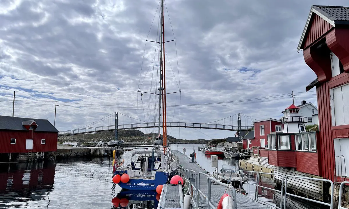 Bogøyvær Gjestehavn: Bru og spenn i sør enden av flytebrygga gjør at seilbåter må entre inn nordfra. Skiltet i forgrunnen angir hvor man skal holde klar for rutegående trafikk.