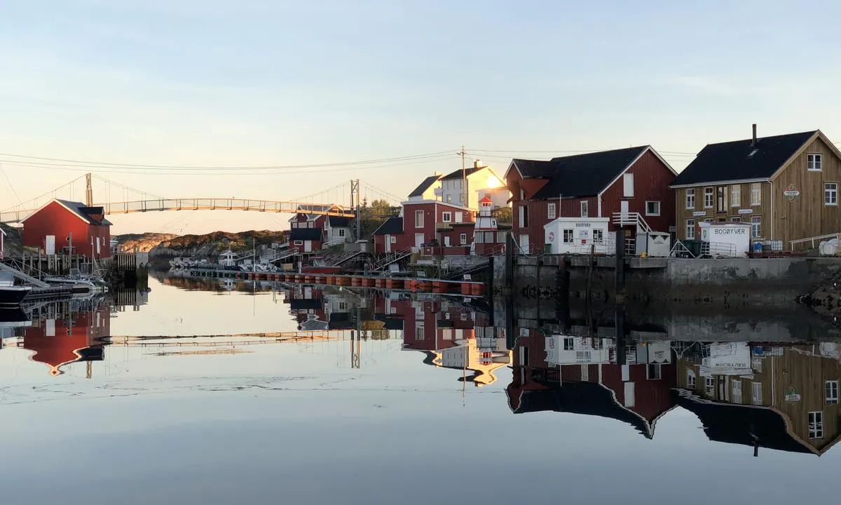 Innenfor rutebåtkaia i Bogøyvær finner du en flytebrygge for gjester.