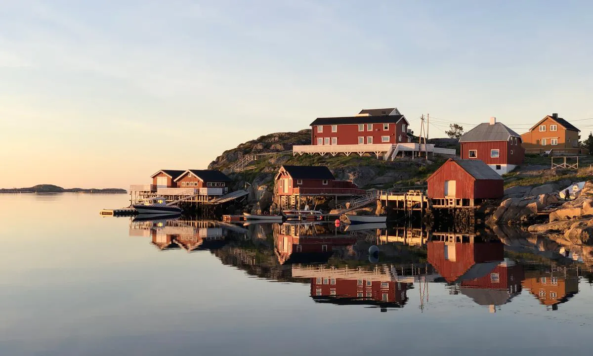 Kveldsstemning på Bogøyvær i Sula. Utsikt fra indre havn og nordover.