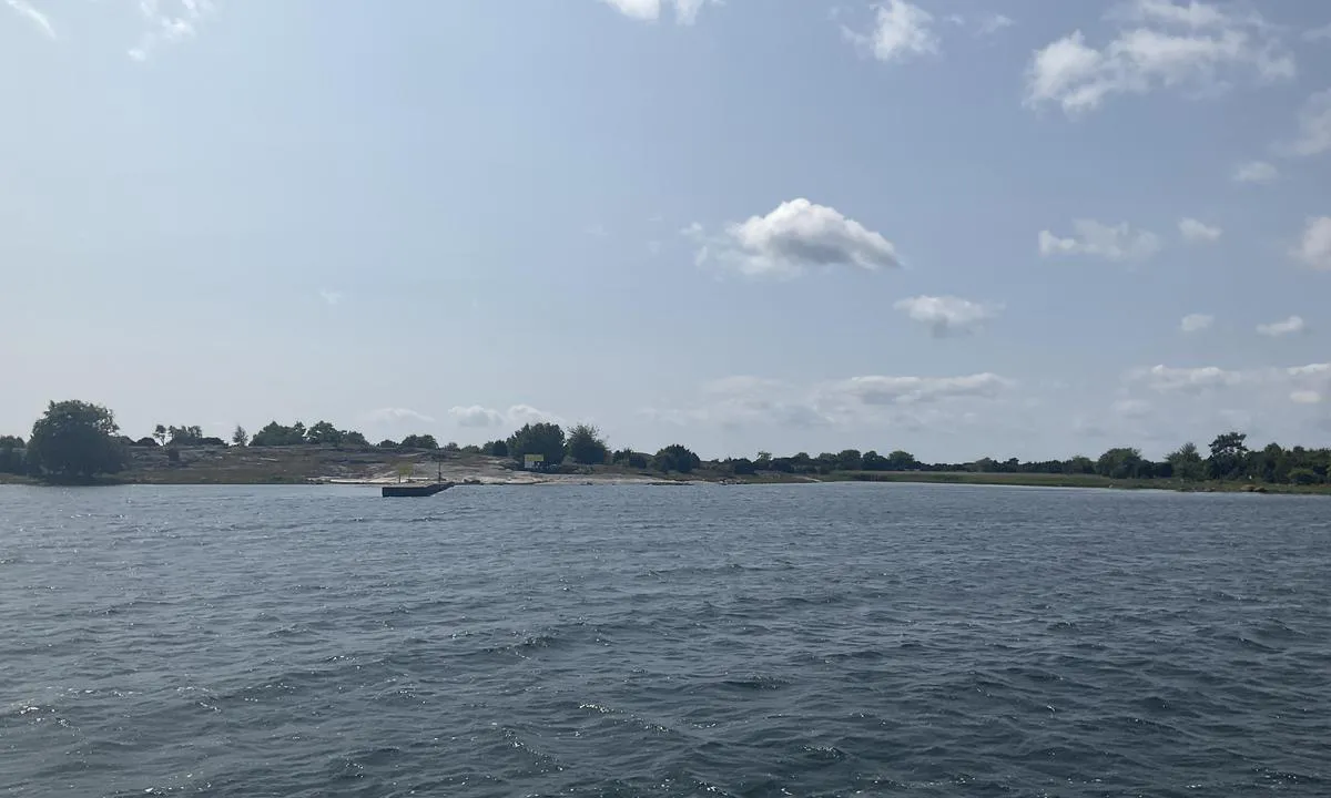 Bollö North - SXK Blekinge bouy: {"base": "en", "no": "Ser p\u00e5 landingsbryggen.", "se": "Tittar p\u00e5 landningsbryggan.", "en": "Looking at the landing pier.", "da": "Ser p\u00e5 landgangsbroen.", "fr": "En regardant la jet\u00e9e d'atterrissage.", "de": "Blick auf den Landesteg.", "es": "Mirando al muelle de desembarque.", "it": "Guardando il molo di sbarco.", "pt": "Olhando para o cais de desembarque.", "nl": "Kijkend naar de aanlegsteiger.", "pl": "Patrz\u0105c na pomost cumowniczy.", "uk": "\u0414\u0438\u0432\u043b\u044f\u0447\u0438\u0441\u044c \u043d\u0430 \u043f\u0440\u0438\u0447\u0430\u043b.", "ro": "Privind c\u0103tre debarcader.", "tr": "\u0130skeleye bakmak.", "el": "\u039a\u03bf\u03b9\u03c4\u03ac\u03b6\u03bf\u03bd\u03c4\u03b1\u03c2 \u03c4\u03bf\u03bd \u03b1\u03c0\u03bf\u03b2\u03ac\u03b8\u03c1\u03b1 \u03c0\u03c1\u03bf\u03c3\u03b3\u03b5\u03af\u03c9\u03c3\u03b7\u03c2.", "cs": "Pohled na p\u0159ist\u00e1vac\u00ed molo.", "hu": "A kik\u00f6t\u0151m\u00f3l\u00f3ra n\u00e9zve.", "fi": "Katse satamalaituriin.", "bg": "\u0413\u043b\u0435\u0434\u0430\u0439\u043a\u0438 \u043a\u044a\u043c \u043f\u0440\u0438\u0441\u0442\u0430\u043d\u0438\u0449\u043d\u0438\u044f \u043a\u0435\u0439.", "sr": "Gledaju\u0107i na pristani\u0161ni mol.", "et": "Vaade maabumissillale.", "lv": "Skatoties uz nolai\u0161an\u0101s piest\u0101tni.", "lt": "\u017di\u016brint \u012f prieplaukos krantin\u0119."}