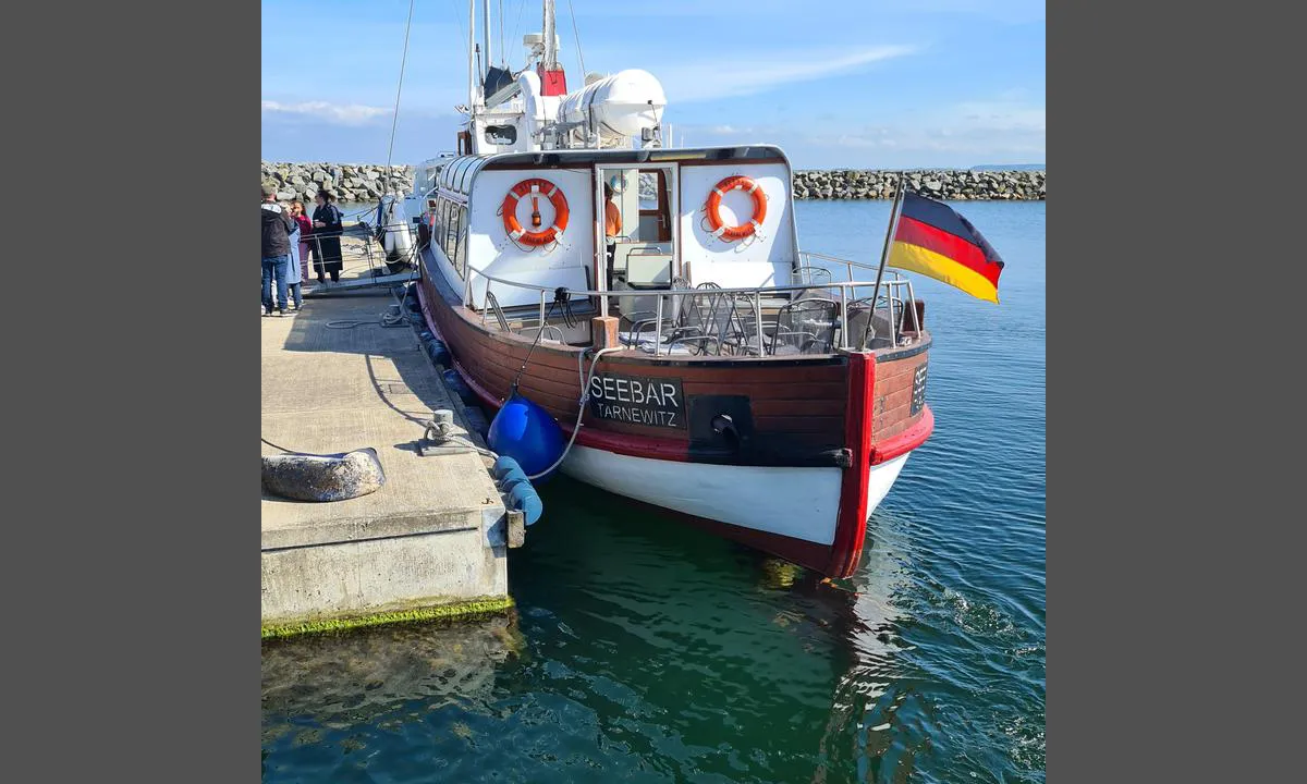 Boltenhagen Marina: {"base": "en", "no": "b\u00e5tturer til Timmendorf og en sel sandbanke i n\u00e6rheten", "se": "b\u00e5tturer till Timmendorf och en s\u00e4lbank i n\u00e4rheten", "en": "boat cruises to Timmendorf and a seal sandbar close by", "da": "b\u00e5dudflugter til Timmendorf og en s\u00e6l-sandbanke i n\u00e6rheden", "fr": "croisi\u00e8res en bateau vers Timmendorf et un banc de sable aux phoques \u00e0 proximit\u00e9", "de": "Bootsfahrten nach Timmendorf und zu einer nahegelegenen Seehundsandbank", "es": "cruceros en barco a Timmendorf y un banco de arena con focas cercano", "it": "crociere in barca verso Timmendorf e una lingua di sabbia con foche nelle vicinanze", "pt": "cruzeiros de barco para Timmendorf e um banco de areia de focas nas proximidades", "nl": "boottochten naar Timmendorf en een zeehondenbank vlakbij", "pl": "rejsy statkiem do Timmendorf oraz do pobliskiego miejsca z fokami", "uk": "\u043a\u0440\u0443\u0457\u0437\u0438 \u043d\u0430 \u0447\u043e\u0432\u043d\u0456 \u0434\u043e \u0422\u0456\u043c\u043c\u0435\u043d\u0434\u043e\u0440\u0444\u0430 \u0442\u0430 \u0434\u043e \u043f\u0456\u0449\u0430\u043d\u043e\u0433\u043e \u0431\u0430\u0440\u0443 \u0437 \u0442\u044e\u043b\u0435\u043d\u044f\u043c\u0438 \u043f\u043e\u0440\u0443\u0447", "ro": "croaziere cu barca c\u0103tre Timmendorf \u0219i un banc de nisip cu foci din apropiere", "tr": "Timmendorf'a tekne gezileri ve yak\u0131nlardaki bir fok kumlu\u011fu", "el": "\u03ba\u03c1\u03bf\u03c5\u03b1\u03b6\u03b9\u03ad\u03c1\u03b5\u03c2 \u03bc\u03b5 \u03c3\u03ba\u03ac\u03c6\u03bf\u03c2 \u03c0\u03c1\u03bf\u03c2 \u03c4\u03bf \u03a4\u03b9\u03bc\u03bc\u03ad\u03bd\u03c4\u03bf\u03c1\u03c6 \u03ba\u03b1\u03b9 \u03bc\u03b9\u03b1 \u03b1\u03bc\u03bc\u03bf\u03b8\u03ae\u03ba\u03b7 \u03bc\u03b5 \u03c6\u03ce\u03ba\u03b9\u03b5\u03c2 \u03ba\u03bf\u03bd\u03c4\u03ac", "cs": "lodn\u00ed v\u00fdlety do Timmendorfu a k bl\u00edzk\u00e9mu p\u00edskovi\u0161ti tule\u0148\u016f", "hu": "haj\u00f3kir\u00e1ndul\u00e1sok Timmendorfig \u00e9s egy k\u00f6zeli f\u00f3ka homokpadig", "fi": "venematkat Timmendorfiin ja l\u00e4hell\u00e4 olevalle hyljes\u00e4rk\u00e4lle", "bg": "\u0440\u0430\u0437\u0445\u043e\u0434\u043a\u0438 \u0441 \u043b\u043e\u0434\u043a\u0430 \u0434\u043e \u0422\u0438\u043c\u0435\u043d\u0434\u043e\u0440\u0444 \u0438 \u0431\u043b\u0438\u0437\u044a\u043a \u043f\u043b\u0430\u0436 \u0441 \u0442\u044e\u043b\u0435\u043d\u0438", "sr": "krstarenja \u010damcem do Timmendorfa i pe\u0161\u010dana sprud sa tuljanima u blizini", "et": "paadis\u00f5idud Timmendorfi ja l\u00e4hedal asuva h\u00fclgepanga juurde", "lv": "laivu kru\u012bzi uz Timmendorfu un blakus eso\u0161o ro\u0146u s\u0113kli", "lt": "laiv\u0173 kruizai \u012f Timmendorf\u0105 ir netoliese esanti ruoni\u0173 sekluma"}