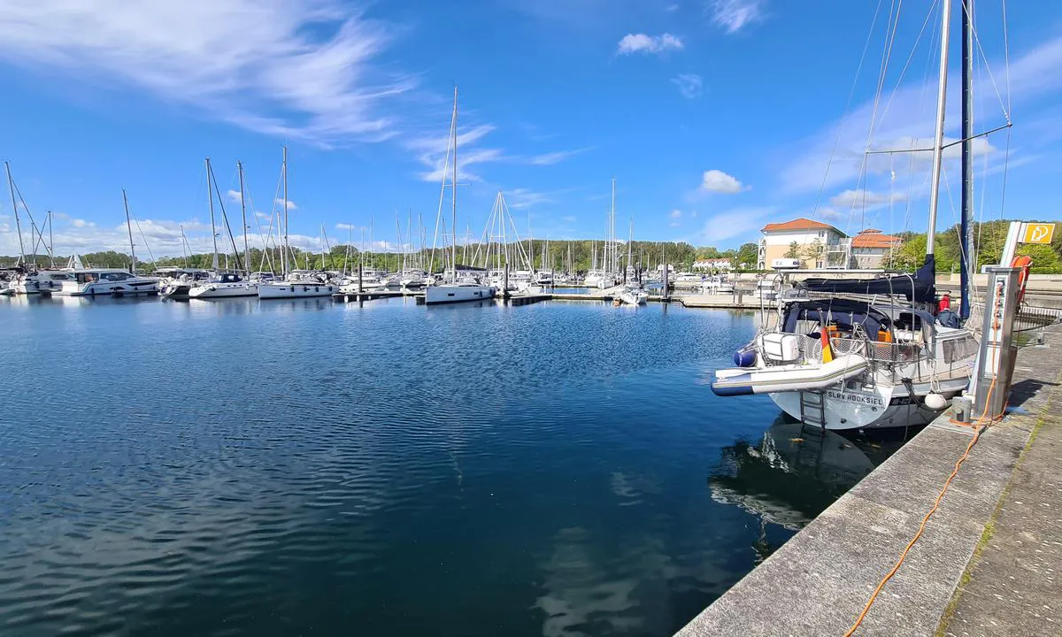Boltenhagen Marina: {"base": "en", "no": "flere fort\u00f8yningsmuligheter langs kaien, p\u00e5 h\u00f8yre side fra inngangen", "se": "flera l\u00e5ngsides f\u00f6rt\u00f6jningsalternativ, till h\u00f6ger fr\u00e5n ing\u00e5ngen", "en": "several alongside mooring options, right hand from the entrance", "da": "flere muligheder for sidevedh\u00e6ftning, til h\u00f8jre fra indsejlingen", "fr": "plusieurs options d'amarrage \u00e0 couple, \u00e0 droite de l'entr\u00e9e", "de": "mehrere Liegepl\u00e4tze l\u00e4ngsseits, rechts von der Einfahrt", "es": "varias opciones de amarre junto al muelle, a la derecha de la entrada", "it": "diverse opzioni di ormeggio affiancato, a destra dall'ingresso", "pt": "v\u00e1rias op\u00e7\u00f5es de amarra\u00e7\u00e3o lado a lado, \u00e0 direita da entrada", "nl": "meerdere aanlegmogelijkheden langszij, aan de rechterkant vanaf de ingang", "pl": "kilka opcji cumowania burt\u0105 do nabrze\u017ca, po prawej stronie od wej\u015bcia", "uk": "\u0434\u0435\u043a\u0456\u043b\u044c\u043a\u0430 \u0432\u0430\u0440\u0456\u0430\u043d\u0442\u0456\u0432 \u0448\u0432\u0430\u0440\u0442\u0443\u0432\u0430\u043d\u043d\u044f \u0432\u0437\u0434\u043e\u0432\u0436 \u043f\u0456\u0440\u0441\u0443, \u043f\u0440\u0430\u0432\u043e\u0440\u0443\u0447 \u0432\u0456\u0434 \u0432\u0445\u043e\u0434\u0443", "ro": "mai multe op\u021biuni de acostare al\u0103turi, pe dreapta de la intrare", "tr": "giri\u015ften sa\u011fda birka\u00e7 bordalamadan yana\u015fma se\u00e7ene\u011fi", "el": "\u03b4\u03b9\u03b1\u03c4\u03af\u03b8\u03b5\u03bd\u03c4\u03b1\u03b9 \u03b4\u03b9\u03ac\u03c6\u03bf\u03c1\u03b5\u03c2 \u03b5\u03c0\u03b9\u03bb\u03bf\u03b3\u03ad\u03c2 \u03c0\u03bb\u03b5\u03c5\u03c1\u03b9\u03ba\u03ae\u03c2 \u03c0\u03c1\u03cc\u03c3\u03b4\u03b5\u03c3\u03b7\u03c2, \u03b4\u03b5\u03be\u03b9\u03ac \u03b1\u03c0\u03cc \u03c4\u03b7\u03bd \u03b5\u03af\u03c3\u03bf\u03b4\u03bf", "cs": "n\u011bkolik mo\u017enost\u00ed kotven\u00ed po boku, po prav\u00e9 ruce od vchodu", "hu": "t\u00f6bb p\u00e1rhuzamos kik\u00f6t\u00e9si lehet\u0151s\u00e9g, jobbra a bej\u00e1ratt\u00f3l", "fi": "useita rinnakkaisia kiinnitysvaihtoehtoja, sis\u00e4\u00e4nk\u00e4ynnist\u00e4 oikealla puolella", "bg": "\u043d\u044f\u043a\u043e\u043b\u043a\u043e \u043e\u043f\u0446\u0438\u0438 \u0437\u0430 \u043f\u0440\u0438\u0441\u0442\u0430\u0432\u0430\u043d\u0435 \u043f\u043e \u043f\u0440\u043e\u0434\u044a\u043b\u0436\u0435\u043d\u0438\u0435 \u043d\u0430 \u043a\u0435\u044f, \u043e\u0442\u0434\u044f\u0441\u043d\u043e \u043e\u0442 \u0432\u0445\u043e\u0434\u0430", "sr": "nekoliko mogu\u0107nosti za vezivanje uz obalu, desno od ulaza", "et": "mitu kai \u00e4\u00e4rde kinnitumise v\u00f5imalust, sissep\u00e4\u00e4sust paremal k\u00e4el", "lv": "vair\u0101kas pietauvo\u0161an\u0101s iesp\u0113jas l\u012bdz\u0101s, labaj\u0101 pus\u0113 no ieejas", "lt": "keleto galimybi\u0173 \u0161vartuotis greta, de\u0161in\u0117je pus\u0117je nuo \u012f\u0117jimo"}