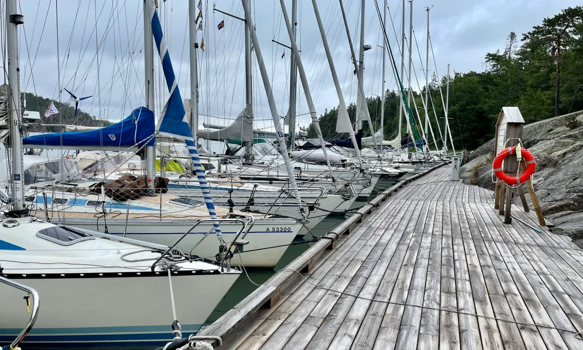 Bomarsund: {"base": "en", "no": "Nye brygger og str\u00f8m. St\u00f8rre b\u00e5ter er tryggere p\u00e5 h\u00f8yre side (s\u00f8rlige del).", "se": "Nya bryggor och elektricitet. St\u00f6rre b\u00e5tar \u00e4r s\u00e4krare till h\u00f6ger (s\u00f6dra delen).", "en": "New piers and electricity. Larger boats are safer to the right (southern part).", "da": "Nye moler og elektricitet. St\u00f8rre b\u00e5de er sikrere til h\u00f8jre (sydlige del).", "fr": "Nouveaux quais et \u00e9lectricit\u00e9. Les plus grands bateaux sont plus en s\u00e9curit\u00e9 \u00e0 droite (partie sud).", "de": "Neue Stege und Stromanschl\u00fcsse. Gr\u00f6\u00dfere Boote sind sicherer auf der rechten Seite (s\u00fcdlicher Teil).", "es": "Nuevos muelles y electricidad. Los barcos m\u00e1s grandes est\u00e1n m\u00e1s seguros a la derecha (parte sur).", "it": "Nuovi moli e elettricit\u00e0. Le barche pi\u00f9 grandi sono pi\u00f9 sicure a destra (parte sud).", "pt": "Novos cais e eletricidade. Barcos maiores s\u00e3o mais seguros \u00e0 direita (parte sul).", "nl": "Nieuwe steigers en elektriciteit. Grotere boten zijn veiliger aan de rechterkant (zuidelijk deel).", "pl": "Nowe pomosty i elektryczno\u015b\u0107. Wi\u0119ksze \u0142odzie s\u0105 bezpieczniejsze po prawej stronie (po\u0142udniowa cz\u0119\u015b\u0107).", "uk": "\u041d\u043e\u0432\u0456 \u043f\u0440\u0438\u0447\u0430\u043b\u0438 \u0442\u0430 \u0435\u043b\u0435\u043a\u0442\u0440\u0438\u043a\u0430. \u0412\u0435\u043b\u0438\u043a\u0456 \u0447\u043e\u0432\u043d\u0438 \u0431\u0435\u0437\u043f\u0435\u0447\u043d\u0456\u0448\u0435 \u0440\u043e\u0437\u0442\u0430\u0448\u043e\u0432\u0430\u043d\u0456 \u043f\u0440\u0430\u0432\u043e\u0440\u0443\u0447 (\u043f\u0456\u0432\u0434\u0435\u043d\u043d\u0430 \u0447\u0430\u0441\u0442\u0438\u043d\u0430).", "ro": "Noi dane \u0219i electricitate. B\u0103rcile mai mari sunt mai sigure pe partea dreapt\u0103 (partea sudic\u0103).", "tr": "Yeni iskeleler ve elektrik. Daha b\u00fcy\u00fck tekneler sa\u011fda (g\u00fcney k\u0131sm\u0131nda) daha g\u00fcvenlidir.", "el": "\u039d\u03ad\u03b5\u03c2 \u03c0\u03c1\u03bf\u03b2\u03bb\u03ae\u03c4\u03b5\u03c2 \u03ba\u03b1\u03b9 \u03b7\u03bb\u03b5\u03ba\u03c4\u03c1\u03b9\u03ba\u03cc \u03c1\u03b5\u03cd\u03bc\u03b1. \u039c\u03b5\u03b3\u03b1\u03bb\u03cd\u03c4\u03b5\u03c1\u03b1 \u03c3\u03ba\u03ac\u03c6\u03b7 \u03b5\u03af\u03bd\u03b1\u03b9 \u03c0\u03b9\u03bf \u03b1\u03c3\u03c6\u03b1\u03bb\u03ae \u03b4\u03b5\u03be\u03b9\u03ac (\u03bd\u03cc\u03c4\u03b9\u03bf \u03bc\u03ad\u03c1\u03bf\u03c2).", "cs": "Nov\u00e1 mola a elekt\u0159ina. V\u011bt\u0161\u00ed lod\u011b jsou bezpe\u010dn\u011bj\u0161\u00ed vpravo (ji\u017en\u00ed \u010d\u00e1st).", "hu": "\u00daj m\u00f3l\u00f3k \u00e9s elektromoss\u00e1g. A nagyobb haj\u00f3k biztons\u00e1gosabbak a jobb oldalon (d\u00e9li r\u00e9sz).", "fi": "Uudet laiturit ja s\u00e4hk\u00f6t. Suuremmat veneet ovat turvallisempia oikealla (etel\u00e4inen osa).", "bg": "\u041d\u043e\u0432\u0438 \u043a\u0435\u0439\u043e\u0432\u0435 \u0438 \u0435\u043b\u0435\u043a\u0442\u0440\u0438\u0447\u0435\u0441\u0442\u0432\u043e. \u041f\u043e-\u0433\u043e\u043b\u0435\u043c\u0438\u0442\u0435 \u043b\u043e\u0434\u043a\u0438 \u0441\u0430 \u043f\u043e-\u0441\u0438\u0433\u0443\u0440\u043d\u0438 \u043e\u0442\u0434\u044f\u0441\u043d\u043e (\u0432 \u044e\u0436\u043d\u0430\u0442\u0430 \u0447\u0430\u0441\u0442).", "sr": "Novi molovi i struja. Ve\u0107i brodovi su sigurniji desno (ju\u017eni deo).", "et": "Uued kailad ja elekter. Suuremad paadid on parempoolsemal (l\u00f5unapoolne osa) ohutumad.", "lv": "Jaunas piest\u0101tnes un elektr\u012bba. Liel\u0101kas laivas ir dro\u0161\u0101kas pa labi (dienvidu da\u013ca).", "lt": "Nauji prieplaukos ir elektra. Didesn\u0117s valtys yra saugesn\u0117s de\u0161in\u0117je (pietin\u0117je dalyje)."}