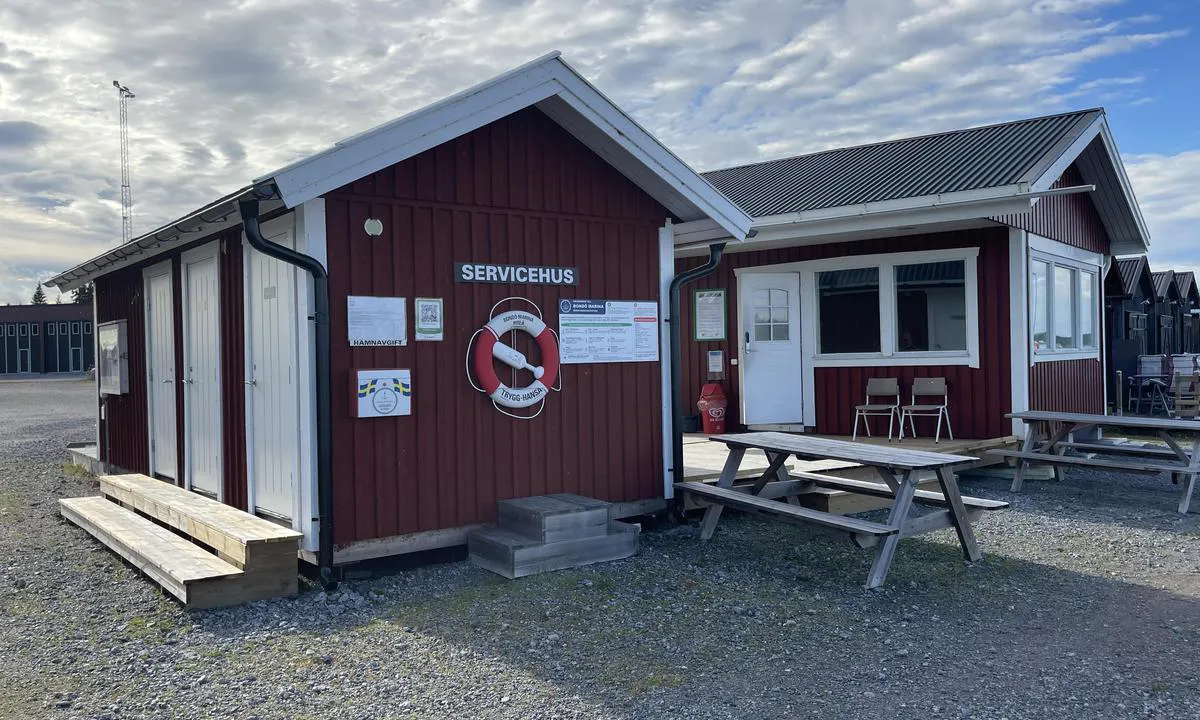 Bondön Marina: {"base": "en", "no": "Servicebygninger. Venstre: Toalett og dusj, h\u00f8yre kj\u00f8kken og spisestue.", "se": "Servicebyggnader. V\u00e4nster: Toalett och dusch, h\u00f6ger k\u00f6k och mat.", "en": "Service Buildings. Left: Toilet and shower, right kitchen and eating.", "da": "Servicebygninger. Venstre: Toilet og bruser, h\u00f8jre k\u00f8kken og spisning.", "fr": "B\u00e2timents de service. Gauche : Toilettes et douches, droite cuisine et salle \u00e0 manger.", "de": "Servicegeb\u00e4ude. Links: Toilette und Dusche, rechts K\u00fcche und Essen.", "es": "Edificios de Servicios. Izquierda: Inodoro y ducha, derecha cocina y comedor.", "it": "Edifici di servizio. A sinistra: toilette e doccia, a destra cucina e sala da pranzo.", "pt": "Edif\u00edcios de Servi\u00e7o. Esquerda: WC e chuveiro, direita cozinha e refei\u00e7\u00e3o.", "nl": "Servicegebouwen. Links: Toilet en douche, rechts keuken en eetruimte.", "pl": "Budynki us\u0142ugowe. Po lewej: Toaleta i prysznic, po prawej kuchnia i jadalnia.", "uk": "\u0421\u0435\u0440\u0432\u0456\u0441\u043d\u0456 \u0431\u0443\u0434\u0456\u0432\u043b\u0456. \u041b\u0456\u0432\u043e\u0440\u0443\u0447: \u0442\u0443\u0430\u043b\u0435\u0442 \u0456 \u0434\u0443\u0448, \u043f\u0440\u0430\u0432\u043e\u0440\u0443\u0447 \u043a\u0443\u0445\u043d\u044f \u0442\u0430 \u0457\u0434\u0430\u043b\u044c\u043d\u044f.", "ro": "Cl\u0103diri de Servicii. St\u00e2nga: Toalet\u0103 \u0219i du\u0219, dreapta buc\u0103t\u0103rie \u0219i mas\u0103.", "tr": "Hizmet Binalar\u0131. Sol: Tuvalet ve du\u015f, sa\u011f mutfak ve yemek.", "el": "\u039a\u03c4\u03af\u03c1\u03b9\u03b1 \u0395\u03be\u03c5\u03c0\u03b7\u03c1\u03ad\u03c4\u03b7\u03c3\u03b7\u03c2. \u0391\u03c1\u03b9\u03c3\u03c4\u03b5\u03c1\u03ac: \u03a4\u03bf\u03c5\u03b1\u03bb\u03ad\u03c4\u03b1 \u03ba\u03b1\u03b9 \u03bd\u03c4\u03bf\u03c5\u03c2, \u03b4\u03b5\u03be\u03b9\u03ac \u03ba\u03bf\u03c5\u03b6\u03af\u03bd\u03b1 \u03ba\u03b1\u03b9 \u03c6\u03b1\u03b3\u03b7\u03c4\u03cc.", "cs": "Servisn\u00ed budovy. Vlevo: Toaleta a sprcha, vpravo kuchy\u0148 a j\u00eddelna.", "hu": "Szolg\u00e1ltat\u00e1si \u00e9p\u00fcletek. Balra: WC \u00e9s zuhany, jobbra konyha \u00e9s \u00e9tkez\u0151.", "fi": "Palvelurakennukset. Vasemmalla: WC ja suihku, oikealla keitti\u00f6 ja ruokailu.", "bg": "\u0421\u0435\u0440\u0432\u0438\u0437\u043d\u0438 \u0441\u0433\u0440\u0430\u0434\u0438. \u041b\u044f\u0432\u043e: \u0422\u043e\u0430\u043b\u0435\u0442\u043d\u0430 \u0438 \u0434\u0443\u0448, \u0434\u044f\u0441\u043d\u043e \u043a\u0443\u0445\u043d\u044f \u0438 \u0445\u0440\u0430\u043d\u0435\u043d\u0435.", "sr": "Zgrade za usluge. Levo: Toalet i tu\u0161, desno kuhinja i trpezarija.", "et": "Teenindushooned. Vasakul: Tualett ja du\u0161\u0161, paremal: k\u00f6\u00f6k ja s\u00f6\u00f6mine.", "lv": "Apkalpes \u0113kas. Kreisaj\u0101 pus\u0113: tualete un du\u0161a, labaj\u0101 pus\u0113: virtuve un \u0113damistaba.", "lt": "Paslaug\u0173 pastatai. Kair\u0117je: Tualetas ir du\u0161as, de\u0161in\u0117je: Virtuv\u0117 ir valgomasis."}