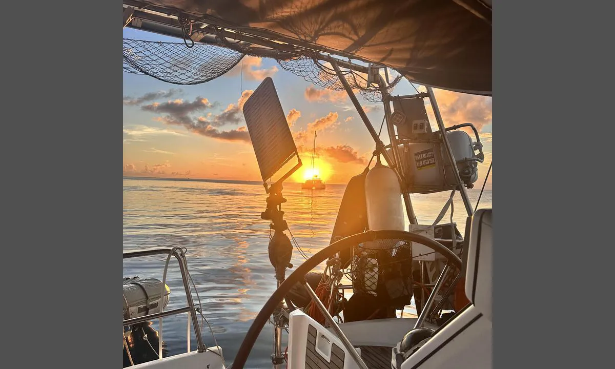 Bora Bora - Bora-Bora: {"base": "no", "no": "Solnedgang liggercp\u00e5 en privatcmooing. Herrer mange b\u00f8yer. God plass mellom b\u00e5tene.", "se": "Solnedg\u00e5ngen ligger p\u00e5 en privat camping. Det finns m\u00e5nga bojar. Gott om plats mellan b\u00e5tarna.", "en": "Solnedgang lies on a private camping. There are many buoys. Good space between the boats.", "da": "Solnedgang ligger p\u00e5 en privat camping. Her er mange b\u00f8jer. God plads mellem b\u00e5dene.", "fr": "Solnedgang se trouve sur un camping priv\u00e9. Il y a beaucoup de bou\u00e9es. Beaucoup d'espace entre les bateaux.", "de": "Sonnenuntergang liegt an einem privaten Campingplatz. Viele feste Bojen. Viel Platz zwischen den Booten.", "es": "Puesta de sol se encuentra en un camping privado. Hay muchas boyas. Buen espacio entre los barcos.", "it": "Tramonto si trova su un campeggio privato. Ci sono molte boe. Ampio spazio tra le barche.", "pt": "Solnedgang situa-se num acampamento privado. H\u00e1 muitas b\u00f3ias. Bom espa\u00e7o entre os barcos.", "nl": "Solnedgang ligt op een priv\u00e9camping. Er zijn veel boeien. Goede ruimte tussen de boten.", "pl": "Solnedgang znajduje si\u0119 na prywatnym kempingu. Wiele boi. Du\u017co miejsca mi\u0119dzy \u0142odziami.", "uk": "\u0421\u043e\u043d\u0446\u0435 \u0441\u0456\u0434\u0430\u0454 \u043d\u0430 \u043f\u0440\u0438\u0432\u0430\u0442\u043d\u0456\u0439 \u0441\u0442\u043e\u044f\u043d\u0446\u0456. \u0404 \u0431\u0430\u0433\u0430\u0442\u043e \u0431\u0443\u0457\u0432. \u0414\u043e\u0441\u0442\u0430\u0442\u043d\u044c\u043e \u043c\u0456\u0441\u0446\u044f \u043c\u0456\u0436 \u0447\u043e\u0432\u043d\u0430\u043c\u0438.", "ro": "Apusul se afl\u0103 \u00eentr-un camping privat. Sunt multe geamanduri aici. Spa\u021biu generos \u00eentre b\u0103rci.", "tr": "G\u00fcn bat\u0131m\u0131 \u00f6zel bir kamp alan\u0131nda yer almaktad\u0131r. Bir\u00e7ok ba\u011flama \u015famand\u0131ras\u0131 bulunmaktad\u0131r. Tekneler aras\u0131nda geni\u015f bir alan vard\u0131r.", "el": "\u03a4\u03bf \u03b7\u03bb\u03b9\u03bf\u03b2\u03b1\u03c3\u03af\u03bb\u03b5\u03bc\u03b1 \u03b2\u03c1\u03af\u03c3\u03ba\u03b5\u03c4\u03b1\u03b9 \u03c3\u03b5 \u03b9\u03b4\u03b9\u03c9\u03c4\u03b9\u03ba\u03cc \u03ba\u03b1\u03c4\u03b1\u03bc\u03b1\u03c1\u03ac\u03bd. \u039a\u03cd\u03c1\u03b9\u03bf\u03b9, \u03c0\u03bf\u03bb\u03bb\u03ad\u03c2 \u03c3\u03b7\u03bc\u03b1\u03b4\u03bf\u03cd\u03c1\u03b5\u03c2. \u0386\u03c6\u03b8\u03bf\u03bd\u03bf\u03c2 \u03c7\u03ce\u03c1\u03bf\u03c2 \u03bc\u03b5\u03c4\u03b1\u03be\u03cd \u03c4\u03c9\u03bd \u03c3\u03ba\u03b1\u03c6\u03ce\u03bd.", "cs": "Solnedgang se nach\u00e1z\u00ed v soukrom\u00e9m p\u0159\u00edstavu. Pobyt nav\u00e1z\u00e1n na mnoho b\u00f3j\u00ed. Dostatek m\u00edsta mezi lod\u011bmi.", "hu": "A Naplemente egy mag\u00e1nkempingen bel\u00fcl tal\u00e1lhat\u00f3. Sok b\u00f3ja van itt jelen. Rengeteg hely van a haj\u00f3k k\u00f6z\u00f6tt.", "fi": "Auringonlasku sijaitsee yksityisell\u00e4 laiturilla. Rannikolla on paljon poijuja. Hyvin tilaa veneiden v\u00e4lill\u00e4.", "bg": "\u0421\u044a\u043d\u0441\u0435\u0442 \u0441\u0435 \u043d\u0430\u043c\u0438\u0440\u0430 \u0432 \u0447\u0430\u0441\u0442\u0435\u043d \u043a\u044a\u043c\u043f\u0438\u043d\u0433. \u041c\u043d\u043e\u0433\u043e \u0431\u0443\u0439\u043e\u0432\u0435. \u0414\u043e\u0441\u0442\u0430\u0442\u044a\u0447\u043d\u043e \u043c\u044f\u0441\u0442\u043e \u043c\u0435\u0436\u0434\u0443 \u043b\u043e\u0434\u043a\u0438\u0442\u0435.", "sr": "Zalazak sunca je na privatnom privezali\u0161tu. Puno bova. Dovoljno prostora izme\u0111u brodova.", "et": "P\u00e4ikeseloojang asub privaatses jahisadamas. Seal on palju poide. Palju ruumi paatide vahel.", "lv": "Saulriets laiks atrodas uz priv\u0101tas enkurnos\u0113\u0161an\u0101s. Ir daudz boju. Pla\u0161a vieta starp laiv\u0101m.", "lt": "Saul\u0117lydis yra priva\u010dioje stovyklaviet\u0117je. \u010cia yra daug pl\u016bdur\u0173. Tarp laiv\u0173 yra daug vietos."}