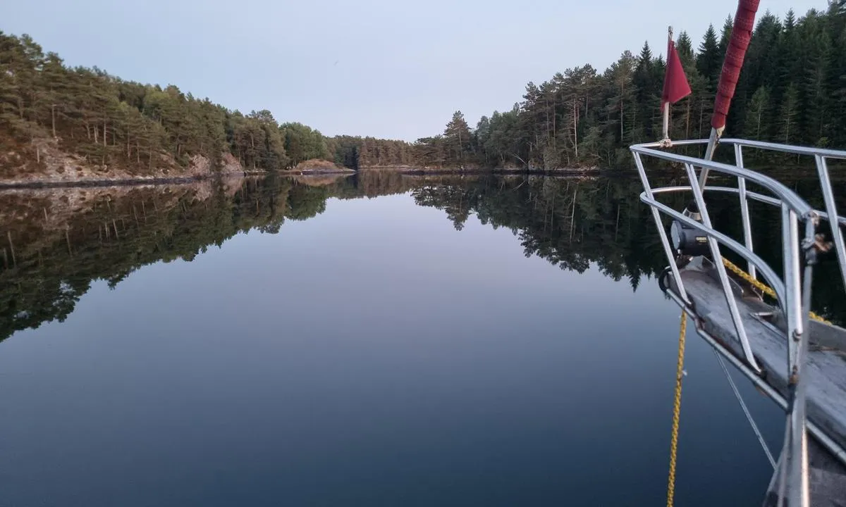 Borgundøy: {"base": "no", "no": "Ankring i den innerste lagunen med utsikt til den smale og grunne innseilingen. Steiner/grunner er merket p\u00e5 kartet. Skuta mi stikker 1,90 m dypt, og jeg har g\u00e5tt inn og ut flere ganger p\u00e5 fj\u00e6re sj\u00f8.Ligger langt inne, her er det godt feste", "se": "Ankring i den innersta lagunen med utsikt till det smala och grunda inloppet. Stenar/grund \u00e4r markerade p\u00e5 kartan. Min b\u00e5t sticker 1,90 m djupt, och jag har g\u00e5tt in och ut flera g\u00e5nger vid l\u00e5gvatten. Ligger l\u00e5ngt in, h\u00e4r \u00e4r det bra f\u00e4ste.", "en": "Anchoring in the innermost lagoon with a view of the narrow and shallow entrance. Rocks/shoals are marked on the chart. My ship draws 1.90 m in depth, and I have entered and exited several times at low tide. Positioned far inside, there is good holding ground here.", "da": "Ankring i den inderste lagune med udsigt til den smalle og lavvandede indsejling. Sten/sk\u00e6r er markeret p\u00e5 kortet. Min b\u00e5d stikker 1,90 m dybt, og jeg har sejlet ind og ud flere gange ved lavvande. Ligger langt inde, her er der godt greb.", "fr": "Mouillage dans la lagune la plus interne avec vue sur le chenal \u00e9troit et peu profond. Les rochers / hauts-fonds sont marqu\u00e9s sur la carte. Mon navire a un tirant d'eau de 1,90 m, et je suis entr\u00e9 et sorti plusieurs fois \u00e0 mar\u00e9e basse. Ancr\u00e9 loin \u00e0 l'int\u00e9rieur, le mouillage ici est bien abrit\u00e9.", "de": "Ankern in der innersten Lagune mit Blick auf die schmale und seichte Zufahrt. Steine/Untiefen sind auf der Karte markiert. Mein Schiff hat einen Tiefgang von 1,90 m, und ich bin mehrmals bei Ebbe rein- und rausgefahren. Liegt weit innen, hier gibt es guten Halt.", "es": "Anclaje en la laguna m\u00e1s interna con vista a la entrada estrecha y poco profunda. Piedras/bajos est\u00e1n marcados en el mapa. Mi barco tiene un calado de 1,90 m y he entrado y salido varias veces con marea baja. Est\u00e1 muy adentro, aqu\u00ed hay buen agarre.", "it": "Ancoraggio nella laguna pi\u00f9 interna con vista sul passaggio stretto e poco profondo. Le rocce e i bassifondi sono segnati sulla carta nautica. La mia imbarcazione ha un pescaggio di 1,90 m, e ho navigato dentro e fuori pi\u00f9 volte durante la bassa marea. Posizionato in profondit\u00e0, qui c'\u00e8 un buon ancoraggio.", "pt": "Ancoragem na lagoa mais interna com vista para a entrada estreita e rasa. Rochas/bancos est\u00e3o marcados no mapa. Meu barco tem um calado de 1,90 m, e eu j\u00e1 entrei e sa\u00ed v\u00e1rias vezes na mar\u00e9 baixa. Localizado no fundo, aqui o ancoradouro \u00e9 seguro.", "nl": "Ankeren in de binnenste lagune met uitzicht op de smalle en ondiepe toegang. Stenen/ondiepten zijn gemarkeerd op de kaart. Mijn schip heeft een diepgang van 1,90 m en ik ben meerdere keren op eb in en uit gevaren. Het ligt ver naar binnen, hier is er goede houvast.", "pl": "Kotwiczenie w najg\u0142\u0119bszej lagunie z widokiem na w\u0105skie i p\u0142ytkie wej\u015bcie do portu. Kamienie/p\u0142ycizny s\u0105 zaznaczone na mapie. M\u00f3j statek ma zanurzenie 1,90 m, i wielokrotnie wp\u0142ywa\u0142em i wyp\u0142ywa\u0142em podczas odp\u0142ywu. Le\u017cy g\u0142\u0119boko, tutaj jest dobre kotwicowisko.", "uk": "<p>\u042f\u043a\u0456\u0440 \u0440\u043e\u0437\u0442\u0430\u0448\u043e\u0432\u0430\u043d\u0438\u0439 \u0443 \u043d\u0430\u0439\u0432\u043d\u0443\u0442\u0440\u0456\u0448\u0456\u0439 \u043b\u0430\u0433\u0443\u043d\u0456 \u0437 \u0432\u0438\u0434\u043e\u043c \u043d\u0430 \u0432\u0443\u0437\u044c\u043a\u0438\u0439 \u0456 \u043c\u0456\u043b\u043a\u0438\u0439 \u0432\u0445\u0456\u0434. \u041a\u0430\u043c\u0435\u043d\u0456/\u043c\u0456\u043b\u0438\u043d\u0438 \u043f\u043e\u0437\u043d\u0430\u0447\u0435\u043d\u0456 \u043d\u0430 \u043a\u0430\u0440\u0442\u0456. \u041c\u0456\u0439 \u043a\u043e\u0440\u0430\u0431\u0435\u043b\u044c \u043c\u0430\u0454 \u043e\u0441\u0430\u0434\u043a\u0443 1,90 \u043c, \u0456 \u044f \u0437\u0430\u0445\u043e\u0434\u0438\u0432 \u0442\u0430 \u0432\u0438\u0445\u043e\u0434\u0438\u0432 \u043a\u0456\u043b\u044c\u043a\u0430 \u0440\u0430\u0437\u0456\u0432 \u043d\u0430 \u0432\u0456\u0434\u043f\u043b\u0438\u0432. \u0421\u0442\u043e\u0457\u0442\u044c \u0433\u043b\u0438\u0431\u043e\u043a\u043e \u0432\u0441\u0435\u0440\u0435\u0434\u0438\u043d\u0456, \u0442\u0443\u0442 \u0434\u043e\u0431\u0440\u0435 \u0442\u0440\u0438\u043c\u0430\u043d\u043d\u044f \u044f\u043a\u043e\u0440\u044f.</p>", "ro": "Ancorarea \u00een laguna interioar\u0103 cu vedere la intrarea \u00eengust\u0103 \u0219i pu\u021bin ad\u00e2nc\u0103. Pietrele/bancurile sunt marcate pe hart\u0103. Nava mea are un pescaj de 1,90 m, \u0219i am intrat \u0219i ie\u0219it de mai multe ori la maree joas\u0103. Este bine ancorat aici.", "tr": "Uygun bir sabitleme i\u00e7in en i\u00e7teki lag\u00fcnde demirleme, dar ve s\u0131\u011f giri\u015fe manzaral\u0131. Ta\u015flar/engeller haritada i\u015faretlenmi\u015ftir. Gemim 1,90 m derinlikte su \u00e7ekiyor ve gelgit s\u0131ras\u0131nda birka\u00e7 kez girdim \u00e7\u0131kt\u0131m. \u0130\u00e7eride, burada iyi bir tutunma var.", "el": "\u0391\u03b3\u03ba\u03c5\u03c1\u03bf\u03b2\u03cc\u03bb\u03b9\u03bf \u03c3\u03c4\u03b7 \u03c0\u03b9\u03bf \u03b5\u03c3\u03c9\u03c4\u03b5\u03c1\u03b9\u03ba\u03ae \u03bb\u03b9\u03bc\u03bd\u03bf\u03b8\u03ac\u03bb\u03b1\u03c3\u03c3\u03b1 \u03bc\u03b5 \u03b8\u03ad\u03b1 \u03c3\u03c4\u03b7 \u03c3\u03c4\u03b5\u03bd\u03ae \u03ba\u03b1\u03b9 \u03c1\u03b7\u03c7\u03ae \u03b5\u03af\u03c3\u03bf\u03b4\u03bf. \u039f\u03b9 \u03b2\u03c1\u03ac\u03c7\u03bf\u03b9/\u03c1\u03b7\u03c7\u03ac \u03c3\u03b7\u03bc\u03b5\u03b9\u03ce\u03bd\u03bf\u03bd\u03c4\u03b1\u03b9 \u03c3\u03c4\u03bf \u03c7\u03ac\u03c1\u03c4\u03b7. \u03a4\u03bf \u03c3\u03ba\u03ac\u03c6\u03bf\u03c2 \u03bc\u03bf\u03c5 \u03ad\u03c7\u03b5\u03b9 \u03b2\u03cd\u03b8\u03b9\u03c3\u03bc\u03b1 1,90 \u03bc \u03ba\u03b1\u03b9 \u03ad\u03c7\u03c9 \u03c0\u03bb\u03b5\u03cd\u03c3\u03b5\u03b9 \u03bc\u03ad\u03c3\u03b1 \u03ba\u03b1\u03b9 \u03ad\u03be\u03c9 \u03b1\u03c1\u03ba\u03b5\u03c4\u03ad\u03c2 \u03c6\u03bf\u03c1\u03ad\u03c2 \u03ba\u03b1\u03c4\u03ac \u03c4\u03b7\u03bd \u03ac\u03bc\u03c0\u03c9\u03c4\u03b7. \u0392\u03c1\u03af\u03c3\u03ba\u03b5\u03c4\u03b1\u03b9 \u03bc\u03b1\u03ba\u03c1\u03b9\u03ac \u03c3\u03c4\u03bf \u03b5\u03c3\u03c9\u03c4\u03b5\u03c1\u03b9\u03ba\u03cc, \u03b5\u03b4\u03ce \u03b7 \u03c0\u03c1\u03cc\u03c3\u03c6\u03c5\u03c3\u03b7 \u03b5\u03af\u03bd\u03b1\u03b9 \u03ba\u03b1\u03bb\u03ae.", "cs": "Kotven\u00ed v nejvnit\u0159n\u011bj\u0161\u00ed z\u00e1toce s v\u00fdhledem na \u00fazk\u00fd a m\u011blk\u00fd vjezd. Kamenn\u00e9/plyt\u010diny jsou uvedeny na map\u011b. Moje lo\u010f m\u00e1 ponor 1,90 m a n\u011bkolikr\u00e1t jsem vyplul a p\u0159iplul p\u0159i odlivu. Je to hluboko uvnit\u0159, je tu dobr\u00fd \u00fachyt.", "hu": "Horgonyz\u00e1s a legbels\u0151 lag\u00fan\u00e1ban kil\u00e1t\u00e1ssal a keskeny \u00e9s sek\u00e9ly bel\u00e9p\u0151re. K\u00f6vek/z\u00e1tonyok jel\u00f6lve vannak a t\u00e9rk\u00e9pen. A haj\u00f3m 1,90 m m\u00e9lyen mer\u00fcl, \u00e9s m\u00e1r t\u00f6bbsz\u00f6r haszn\u00e1ltam a be- \u00e9s kij\u00e1ratot ap\u00e1ly idej\u00e9n. T\u00e1vol fekszik beljebb, itt j\u00f3 a tapad\u00e1s.", "fi": "Ankkurointi sisimp\u00e4\u00e4n laguuniin, josta on n\u00e4kym\u00e4 kapealle ja matalalle sis\u00e4\u00e4nk\u00e4ynnille. Kivet/matalikot on merkitty karttaan. Alukseni syv\u00e4ys on 1,90 m, ja olen kulkenut sis\u00e4\u00e4n ja ulos useita kertoja laskuveden aikaan. Sijaitsee kaukana sis\u00e4ll\u00e4, t\u00e4\u00e4ll\u00e4 on hyv\u00e4 pid\u00e4ke.", "bg": "\u0417\u0430\u043a\u043e\u0442\u0432\u044f\u043d\u0435 \u0432\u044a\u0432 \u0432\u044a\u0442\u0440\u0435\u0448\u043d\u0430\u0442\u0430 \u043b\u0430\u0433\u0443\u043d\u0430 \u0441 \u0438\u0437\u0433\u043b\u0435\u0434 \u043a\u044a\u043c \u0442\u0435\u0441\u043d\u0438\u044f \u0438 \u043f\u043b\u0438\u0442\u044a\u043a \u0432\u0445\u043e\u0434. \u041a\u0430\u043c\u044a\u043d\u0438/\u043f\u043e\u0434\u0432\u043e\u0434\u043d\u0438 \u0441\u043a\u0430\u043b\u0438 \u0441\u0430 \u043e\u0431\u043e\u0437\u043d\u0430\u0447\u0435\u043d\u0438 \u043d\u0430 \u043a\u0430\u0440\u0442\u0430\u0442\u0430. \u041a\u043e\u0440\u0430\u0431\u044a\u0442 \u043c\u0438 \u043f\u043e\u0442\u044a\u0432\u0430 \u043d\u0430 1,90 \u043c \u0434\u044a\u043b\u0431\u043e\u0447\u0438\u043d\u0430 \u0438 \u0441\u044a\u043c \u0432\u043b\u0438\u0437\u0430\u043b \u0438 \u0438\u0437\u043b\u0438\u0437\u0430\u043b \u043d\u044f\u043a\u043e\u043b\u043a\u043e \u043f\u044a\u0442\u0438 \u043f\u0440\u0438 \u043e\u0442\u043b\u0438\u0432. \u041b\u0435\u0436\u0438 \u043d\u0430\u0432\u044a\u0442\u0440\u0435, \u0442\u0443\u043a \u0435 \u0434\u043e\u0431\u0440\u0435 \u0437\u0430\u043a\u0440\u0435\u043f\u0435\u043d\u043e.", "sr": "Sidrenje u najunutra\u0161nijoj laguni sa pogledom na uski i plitki ulaz. Stene/plitkaci su obele\u017eeni na karti. Moj brod ima gaz od 1,90 m, i ulazio sam i izlazio nekoliko puta pri oseci. Nalazi se duboko unutra, ovde je dobar oslonac.", "et": "Ankrumine k\u00f5ige sisemises laguunis vaatega kitsale ja madalale sissep\u00e4\u00e4sule. Kivid/madalikud on kaardil m\u00e4rgitud. Minu laeva s\u00fcvis on 1,90 m ja olen korduvalt sisse ja v\u00e4lja s\u00f5itnud madalvee ajal. See asub kaugele sees, siin on hea kinnitus.", "lv": "Enkuroties iek\u0161\u0113j\u0101 lag\u016bn\u0101 ar skatu uz \u0161auru un seklu ieejas kan\u0101lu. Akme\u0146i/zem\u016bdens \u0161\u0137\u0113r\u0161\u013ci ir atz\u012bm\u0113ti uz kartes. Mans ku\u0123is iegrimst 1,90 m dzi\u013cum\u0101, un esmu vair\u0101kk\u0101rt ien\u0101cis un izg\u0101jis atk\u0101pjoties j\u016br\u0101. Atrodoties dzi\u013ci iek\u0161\u0101, \u0161eit ir labs stiprin\u0101jums.", "lt": "Inkaravimas vidin\u0117je lag\u016bnoje su vaizdu \u012f siaur\u0105 ir sekl\u0173 antpl\u016bd\u012f. Akmenys/ seklumos pa\u017eym\u0117tos \u017eem\u0117lapyje. Mano laivas yra 1,90 m gylio, ir a\u0161 kelet\u0105 kart\u0173 \u012fplaukiau bei i\u0161plaukiau per atosl\u016bg\u012f. Guli toli viduje, \u010dia yra geras tvirtinimas"}