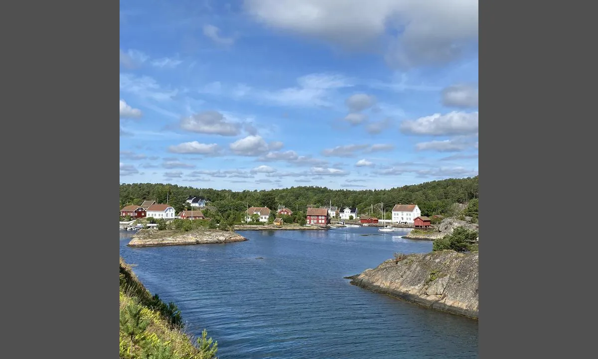 Borøykilen: {"base": "no", "no": "Bor\u00f8ykilen sett mot NW med Hesnessund i forgrunnen, Kastellet til h\u00f8yre og Lille Lauvholmen i bakgrunnen til venstre. Merk skvalpeskj\u00e6ret i bassenget mellom Kastellet og Lille Lauvholmen.", "se": "Bor\u00f8ykilen sett mot NV med Hesnessundet i f\u00f6rgrunden, Kastellet till h\u00f6ger och Lilla L\u00f6vholmen i bakgrunden till v\u00e4nster. M\u00e4rk det svallande sk\u00e4ret i bass\u00e4ngen mellan Kastellet och Lilla L\u00f6vholmen.", "en": "Bor\u00f8ykilen seen towards NW with Hesnessund in the foreground, Kastellet to the right and Lille Lauvholmen in the background to the left. Note the skerry in the basin between Kastellet and Lille Lauvholmen.", "da": "Bor\u00f8ykilen set mod NV med Hesnessund i forgrunden, Kastellet til h\u00f8jre og Lille Lauvholmen i baggrunden til venstre. Bem\u00e6rk revlen i bassinet mellem Kastellet og Lille Lauvholmen."}