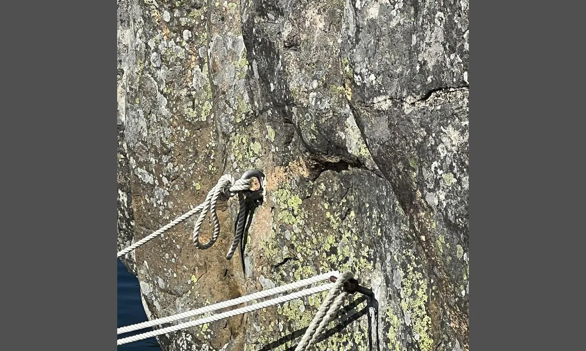 Børøypollen: Noen bolter/ringer i fjellveggen, på østsiden