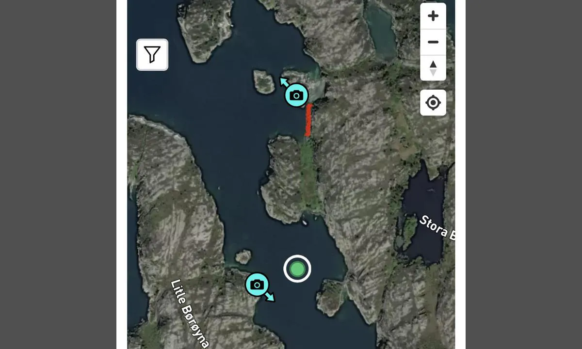 Børøypollen: Noen bolter/ringer i fjellveggen, på østsiden (merket i rødt)