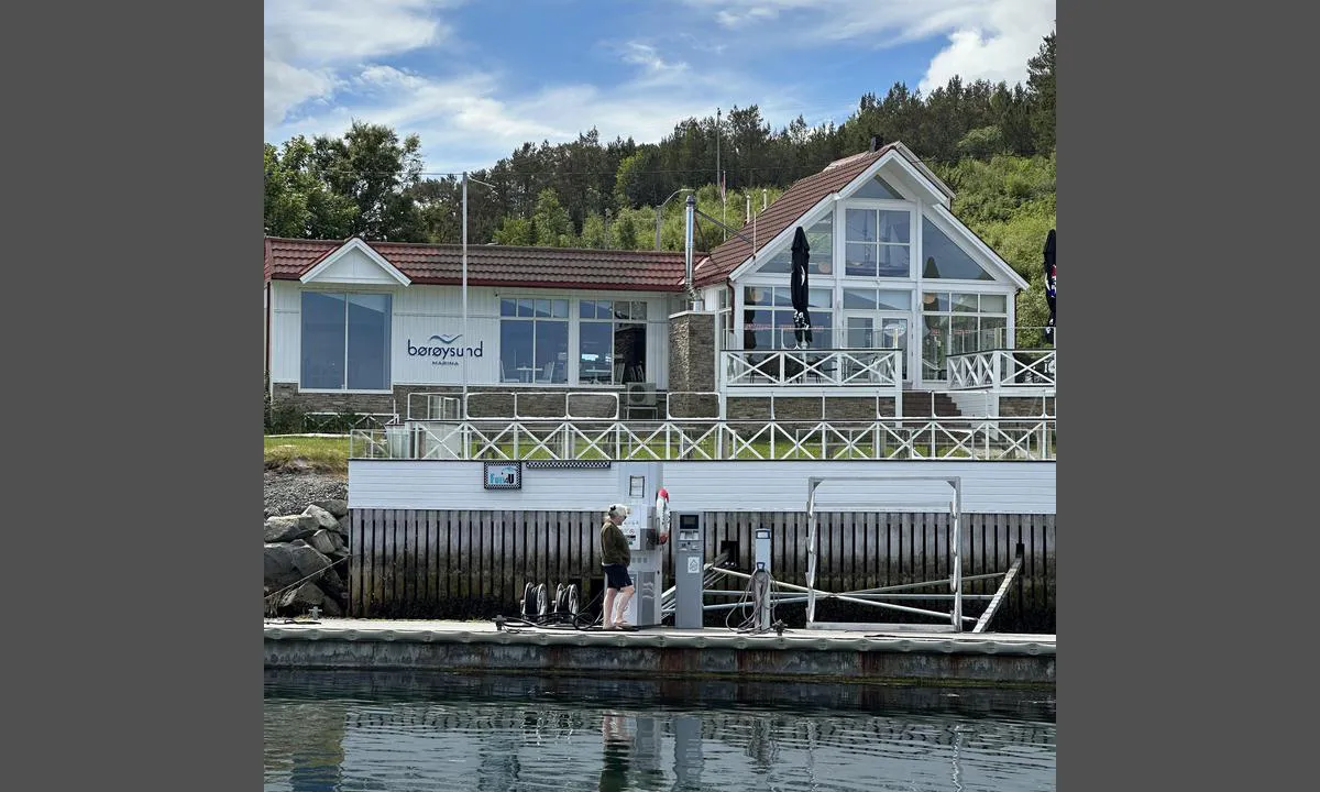 Børøysund Marina: {"base": "no", "no": "Bensin og diesel innerst i havna, seilb\u00e5ter b\u00f8r fylle p\u00e5 flo sj\u00f8.", "se": "Bensin och diesel l\u00e4ngst in i hamnen, segelb\u00e5tar b\u00f6r tanka vid h\u00f6gvatten.", "en": "Gasoline and diesel are available at the innermost part of the harbor. Sailboats should refuel at high tide.", "da": "Benzin og diesel inderst i havnen, sejlb\u00e5de b\u00f8r fylde p\u00e5 h\u00f8jvande.", "fr": "Essence et diesel au fond du port, les voiliers devraient faire le plein \u00e0 mar\u00e9e haute.", "de": "Benzin und Diesel am Hafeninneren, Segelboote sollten bei Hochwasser tanken.", "es": "Gasolina y di\u00e9sel en la parte interior del puerto, embarcaciones de vela deber\u00edan repostar en marea alta.", "it": "Benzina e diesel all'interno del porto, le barche a vela dovrebbero fare rifornimento durante l'alta marea.", "pt": "Gasolina e diesel no extremo interior do porto, veleiros devem reabastecer na mar\u00e9 alta.", "nl": "Benzine en diesel helemaal binnenin de haven, zeilboten zouden moeten tanken bij vloed.", "pl": "Benzyna i diesel na ko\u0144cu portu, \u017cagl\u00f3wki powinny tankowa\u0107 podczas przyp\u0142ywu.", "uk": "\u0411\u0435\u043d\u0437\u0438\u043d \u0456 \u0434\u0438\u0437\u0435\u043b\u044c \u0432 \u0433\u043b\u0438\u0431\u0438\u043d\u0456 \u0433\u0430\u0432\u0430\u043d\u0456, \u0432\u0456\u0442\u0440\u0438\u043b\u044c\u043d\u0456 \u044f\u0445\u0442\u0438 \u043f\u043e\u0432\u0438\u043d\u043d\u0456 \u0437\u0430\u043f\u0440\u0430\u0432\u043b\u044f\u0442\u0438\u0441\u044f \u043f\u0456\u0434 \u0447\u0430\u0441 \u043f\u0440\u0438\u043f\u043b\u0438\u0432\u0443.", "ro": "Benzin\u0103 \u0219i motorin\u0103 \u00een partea interioar\u0103 a portului, iahturile ar trebui s\u0103 alimenteze la mareea \u00eenalt\u0103.", "tr": "Liman\u0131n i\u00e7inde benzin ve dizel var, yelkenliler y\u00fcksek su seviyesinde doldurmal\u0131.", "el": "\u0392\u03b5\u03bd\u03b6\u03af\u03bd\u03b7 \u03ba\u03b1\u03b9 \u03bd\u03c4\u03af\u03b6\u03b5\u03bb \u03c3\u03c4\u03bf \u03b5\u03c3\u03c9\u03c4\u03b5\u03c1\u03b9\u03ba\u03cc \u03c4\u03bf\u03c5 \u03bb\u03b9\u03bc\u03b1\u03bd\u03b9\u03bf\u03cd, \u03c4\u03b1 \u03b9\u03c3\u03c4\u03b9\u03bf\u03c6\u03cc\u03c1\u03b1 \u03c0\u03c1\u03ad\u03c0\u03b5\u03b9 \u03bd\u03b1 \u03b1\u03bd\u03b5\u03c6\u03bf\u03b4\u03b9\u03ac\u03b6\u03bf\u03bd\u03c4\u03b1\u03b9 \u03c3\u03c4\u03b7 \u03bc\u03ad\u03b3\u03b9\u03c3\u03c4\u03b7 \u03c0\u03b1\u03bb\u03af\u03c1\u03c1\u03bf\u03b9\u03b1.", "cs": "Benz\u00edn a nafta v nejvnit\u0159n\u011bj\u0161\u00ed \u010d\u00e1sti p\u0159\u00edstavu, plachetnice by m\u011bly tankovat p\u0159i p\u0159\u00edlivu.", "hu": "Benzin \u00e9s d\u00edzel a kik\u00f6t\u0151 bels\u0151 r\u00e9sz\u00e9ben, a vitorl\u00e1s haj\u00f3knak dag\u00e1ly idej\u00e9n kell tankolni.", "fi": "Bensiini\u00e4 ja dieseli\u00e4 sataman sisimm\u00e4ss\u00e4 osassa, purjeveneiden kannattaa tankata nousuveden aikana.", "bg": "\u0411\u0435\u043d\u0437\u0438\u043d \u0438 \u0434\u0438\u0437\u0435\u043b \u0432 \u043d\u0430\u0439-\u0432\u044a\u0442\u0440\u0435\u0448\u043d\u0430\u0442\u0430 \u0447\u0430\u0441\u0442 \u043d\u0430 \u043f\u0440\u0438\u0441\u0442\u0430\u043d\u0438\u0449\u0435\u0442\u043e, \u043f\u043b\u0430\u0442\u043d\u043e\u0445\u043e\u0434\u043a\u0438\u0442\u0435 \u0442\u0440\u044f\u0431\u0432\u0430 \u0434\u0430 \u0437\u0430\u0440\u0435\u0436\u0434\u0430\u0442 \u043f\u0440\u0438 \u0432\u0438\u0441\u043e\u043a \u043f\u0440\u0438\u043b\u0438\u0432.", "sr": "Benzin i dizel se nalaze u unutra\u0161njem delu luke, jedrilice treba da se dopunjavaju tokom visoke plime.", "et": "Bensiin ja diisel sadama k\u00f5ige s\u00fcgavamas osas, purjekad peaksid tankima k\u00f5rgt\u00f5usu ajal.", "lv": "Benz\u012bns un d\u012bze\u013cdegviela ostas t\u0101l\u0101kaj\u0101 da\u013c\u0101, buru laiv\u0101m j\u0101uzpilda augsta paisuma laik\u0101.", "lt": "Benzinas ir dyzelinas prieplaukoje, burlaiviai tur\u0117t\u0173 pildyti esant auk\u0161tam vandeniui."}