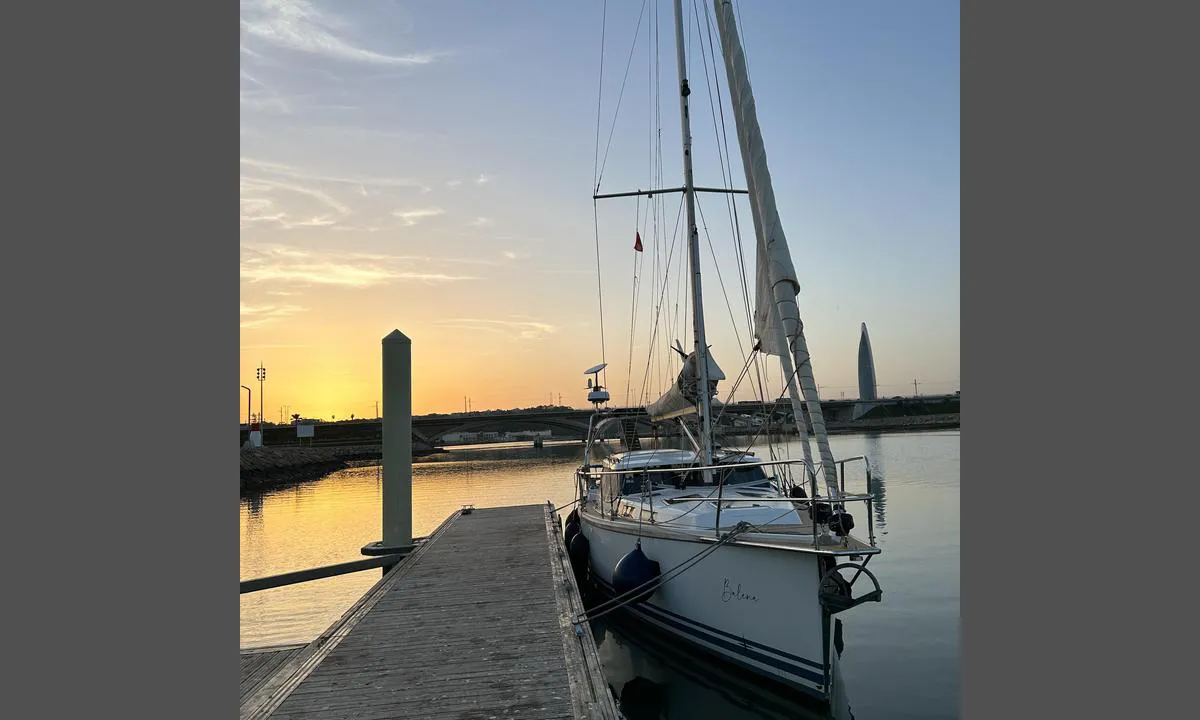 Bouregreg Marina - Rabat: {"base": "en", "no": "Vente-pontong for tollklarering.", "se": "V\u00e4ntpontoon f\u00f6r tullklarering.", "en": "Waiting pontoon for custom clearance.", "da": "Venteponton for toldklarering.", "fr": "Pontoon d'attente pour le d\u00e9douanement.", "de": "Wartepontoon f\u00fcr die Zollabfertigung.", "es": "Ponton de espera para despacho de aduana.", "it": "Pontile d'attesa per lo sdoganamento.", "pt": "Pont\u00e3o de espera para despacho aduaneiro.", "nl": "Wachtponton voor douaneafhandeling.", "pl": "Ponton oczekuj\u0105cy na odpraw\u0119 celn\u0105.", "uk": "\u041f\u0440\u0438\u0447\u0430\u043b\u044c\u043d\u0438\u0439 \u043f\u043e\u043d\u0442\u043e\u043d \u0434\u043b\u044f \u043c\u0438\u0442\u043d\u043e\u0433\u043e \u043e\u0444\u043e\u0440\u043c\u043b\u0435\u043d\u043d\u044f.", "ro": "Pontoon de a\u0219teptare pentru v\u0103muire.", "tr": "G\u00fcmr\u00fck i\u015flemleri i\u00e7in bekleme pontonu.", "el": "\u03a0\u03bb\u03c9\u03c4\u03ae \u03b1\u03c0\u03bf\u03b2\u03ac\u03b8\u03c1\u03b1 \u03b1\u03bd\u03b1\u03bc\u03bf\u03bd\u03ae\u03c2 \u03b3\u03b9\u03b1 \u03c4\u03b5\u03bb\u03c9\u03bd\u03b5\u03b9\u03b1\u03ba\u03cc \u03ad\u03bb\u03b5\u03b3\u03c7\u03bf.", "cs": "\u010cekac\u00ed ponton pro celn\u00ed odbaven\u00ed.", "hu": "V\u00e1rakoz\u00f3 ponton v\u00e1mkezel\u00e9shez.", "fi": "Odotuslaituri tulliselvityst\u00e4 varten.", "bg": "\u041f\u043e\u043d\u0442\u043e\u043d \u0437\u0430 \u0438\u0437\u0447\u0430\u043a\u0432\u0430\u043d\u0435 \u0437\u0430 \u043c\u0438\u0442\u043d\u0438\u0447\u0435\u0441\u043a\u043e \u043e\u0441\u0432\u043e\u0431\u043e\u0436\u0434\u0430\u0432\u0430\u043d\u0435.", "sr": "\u010ceka\u010dki ponton za carinsku kontrolu.", "et": "Oote pontoon tollivormistuseks.", "lv": "Gaid\u012b\u0161anas pontons muitas formalit\u0101\u0161u veik\u0161anai.", "lt": "Laukimo pontonas muitin\u0117s formalumams."}