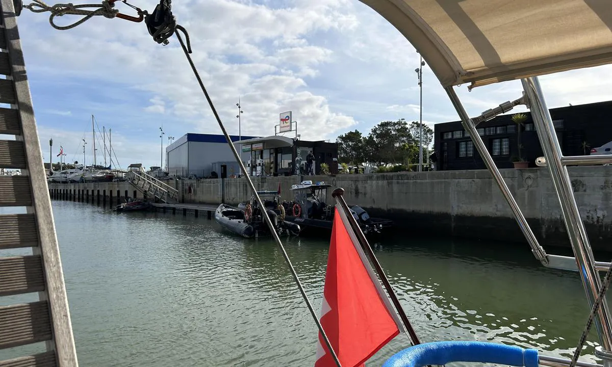 Bouregreg Marina - Rabat: {"base": "en", "no": "Bensinstasjon og tollkontor (for utg\u00e5ende klarering) er rett overfor langkaiene.", "se": "Br\u00e4nslebrygga och tullkontor (f\u00f6r utg\u00e5ende klarering) finns mitt emot fingerbryggorna.", "en": "Fuel dock and customs office (for outgoing clearance) is opposite of the finger docks.", "da": "Br\u00e6ndstofbroen og toldkontoret (for udg\u00e5ende klarering) ligger overfor fingerbroerne.", "fr": "La station-service et le bureau des douanes (pour le d\u00e9douanement sortant) se trouvent en face des appontements \u00e0 doigts.", "de": "Die Tankstelle und das Zollamt (f\u00fcr die Auslaufabfertigung) befinden sich gegen\u00fcber den Fingerstegen.", "es": "El muelle de combustible y la oficina de aduanas (para el despacho de salida) est\u00e1n frente a los muelles de dedos.", "it": "Il molo di rifornimento e l'ufficio doganale (per il rilascio delle autorizzazioni di uscita) si trovano di fronte ai pontili.", "pt": "O ponto de abastecimento e o escrit\u00f3rio da alf\u00e2ndega (para libera\u00e7\u00e3o de sa\u00edda) est\u00e3o em frente aos p\u00ederes em dedo.", "nl": "Tankstation en douanekantoor (voor uitgaande klaring) bevinden zich tegenover de vingersteigers.", "pl": "Stacja paliw i biuro celne (do odprawy wychodz\u0105cej) znajduj\u0105 si\u0119 naprzeciw pomost\u00f3w palowych.", "uk": "\u0417\u0430\u043f\u0440\u0430\u0432\u043d\u0438\u0439 \u043f\u0440\u0438\u0447\u0430\u043b \u0456 \u043c\u0438\u0442\u043d\u0438\u0439 \u043e\u0444\u0456\u0441 (\u0434\u043b\u044f \u0432\u0438\u0445\u0456\u0434\u043d\u043e\u0433\u043e \u043e\u0444\u043e\u0440\u043c\u043b\u0435\u043d\u043d\u044f) \u0437\u043d\u0430\u0445\u043e\u0434\u044f\u0442\u044c\u0441\u044f \u043d\u0430\u0432\u043f\u0440\u043e\u0442\u0438 \u043f\u0430\u043b\u044c\u0447\u0438\u043a\u043e\u0432\u0438\u0445 \u043f\u0440\u0438\u0447\u0430\u043b\u0456\u0432.", "ro": "Cheiul de alimentare cu combustibil \u0219i biroul vamal (pentru autorizarea de plecare) se afl\u0103 vizavi de docurile de acostare.", "tr": "Yak\u0131t iskelesi ve g\u00fcmr\u00fck ofisi (\u00e7\u0131k\u0131\u015f i\u015flemleri i\u00e7in), parmak iskelelerin kar\u015f\u0131s\u0131ndad\u0131r.", "el": "\u039f \u03c3\u03c4\u03b1\u03b8\u03bc\u03cc\u03c2 \u03b1\u03bd\u03b5\u03c6\u03bf\u03b4\u03b9\u03b1\u03c3\u03bc\u03bf\u03cd \u03ba\u03b1\u03c5\u03c3\u03af\u03bc\u03c9\u03bd \u03ba\u03b1\u03b9 \u03c4\u03bf \u03c4\u03b5\u03bb\u03c9\u03bd\u03b5\u03af\u03bf (\u03b3\u03b9\u03b1 \u03c4\u03b7\u03bd \u03ad\u03ba\u03b4\u03bf\u03c3\u03b7 \u03b5\u03be\u03cc\u03b4\u03bf\u03c5) \u03b2\u03c1\u03af\u03c3\u03ba\u03bf\u03bd\u03c4\u03b1\u03b9 \u03b1\u03c0\u03ad\u03bd\u03b1\u03bd\u03c4\u03b9 \u03b1\u03c0\u03cc \u03c4\u03b9\u03c2 \u03c0\u03bb\u03c9\u03c4\u03ad\u03c2 \u03b1\u03c0\u03bf\u03b2\u03ac\u03b8\u03c1\u03b5\u03c2.", "cs": "\u010cerpac\u00ed stanice a celnice (pro vy\u0159izov\u00e1n\u00ed odplouvac\u00edch formalit) se nach\u00e1z\u00ed naproti prstov\u00fdm mol\u016fm.", "hu": "A benzink\u00fat \u00e9s a v\u00e1mhivatal (kil\u00e9p\u00e9si ellen\u0151rz\u00e9shez) a st\u00e9gek t\u00faloldal\u00e1n tal\u00e1lhat\u00f3.", "fi": "Polttoainelaituri ja tullitoimisto (l\u00e4ht\u00f6selvityst\u00e4 varten) ovat sormilaitureita vastap\u00e4\u00e4t\u00e4.", "bg": "\u0411\u0435\u043d\u0437\u0438\u043d\u043e\u0441\u0442\u0430\u043d\u0446\u0438\u044f\u0442\u0430 \u0438 \u043c\u0438\u0442\u043d\u0438\u0447\u0435\u0441\u043a\u0430\u0442\u0430 \u0441\u043b\u0443\u0436\u0431\u0430 (\u0437\u0430 \u0438\u0437\u0445\u043e\u0434\u044f\u0449\u043e \u043e\u0444\u043e\u0440\u043c\u044f\u043d\u0435) \u0441\u0435 \u043d\u0430\u043c\u0438\u0440\u0430\u0442 \u0441\u0440\u0435\u0449\u0443 \u043f\u0440\u0438\u0441\u0442\u0430\u043d\u0438\u0449\u043d\u0438\u0442\u0435 \u043a\u0435\u0438.", "sr": "Punionica goriva i carinski ured (za isplovljavanje) nalaze se nasuprot pristanima sa prstima.", "et": "K\u00fctusekaid ja tolliamet (v\u00e4ljaminekuks vajalik selgitus) asuvad s\u00f5rmkaide vastas.", "lv": "Degvielas piest\u0101tne un muitas birojs (izejo\u0161ajai kontrolei) atrodas pret\u012b pirkstu piest\u0101tn\u0113m.", "lt": "Kuro doko ir muitin\u0117s biuras (i\u0161vykimo patikrinimui) yra prie\u0161ais pir\u0161t\u0173 dokus."}