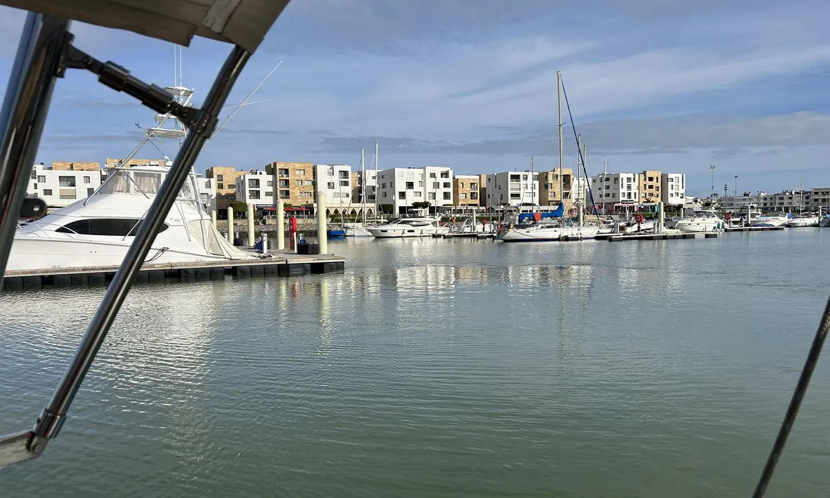 Bouregreg Marina - Rabat: {"base": "en", "no": "Marina innl\u00f8p.", "se": "Marinaing\u00e5ng.", "en": "Marina entrance.", "da": "Marinaindgang.", "fr": "Entr\u00e9e de la marina.", "de": "Hafeneinfahrt.", "es": "Entrada al puerto deportivo.", "it": "Ingresso al porto.", "pt": "Entrada da marina.", "nl": "Marinatoegang.", "pl": "Wej\u015bcie do mariny.", "uk": "\u0412\u0445\u0456\u0434 \u0434\u043e \u043c\u0430\u0440\u0438\u043d\u0438.", "ro": "Intrarea \u00een marin\u0103.", "tr": "Marina giri\u015fi.", "el": "\u03b5\u03af\u03c3\u03bf\u03b4\u03bf\u03c2 \u03bc\u03b1\u03c1\u03af\u03bd\u03b1\u03c2.", "cs": "Vjezd do mariny.", "hu": "Kik\u00f6t\u0151i bej\u00e1rat.", "fi": "Vierasvenesataman sis\u00e4\u00e4nk\u00e4ynti.", "bg": "\u0412\u0445\u043e\u0434 \u043d\u0430 \u043c\u0430\u0440\u0438\u043d\u0430\u0442\u0430.", "sr": "Ulaz u marinu.", "et": "Jahisadama sissep\u00e4\u00e4s.", "lv": "Jahtu ostas ieeja.", "lt": "Marinos \u012fplaukimas."}