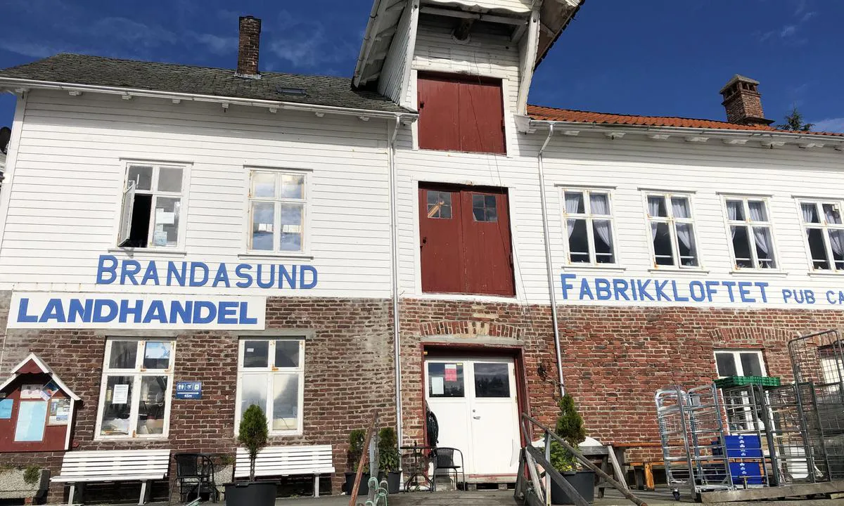 Brandasund: Butikken er virkelig et besøk verdt. Så like en gammel krambu som det er mulig å komme. Her bakes kanelsnurrer og boller hver morgen.