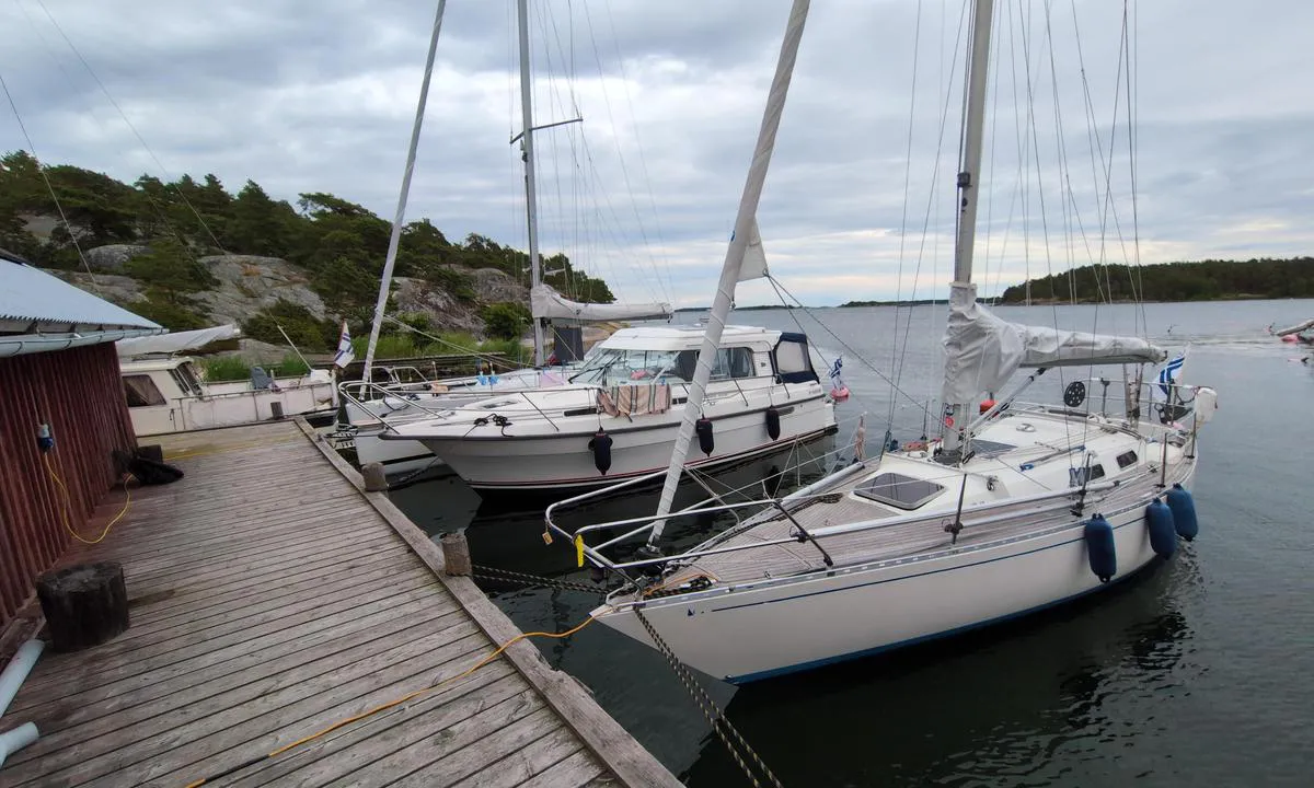 Brännskär: {"base": "se", "no": "Bilde fra vestlige enden av den mindre gjestebryggen foran naustet", "se": "Foto fr\u00e5n v\u00e4stra \u00e4nden av den mindre g\u00e4stbryggan framf\u00f6r b\u00e5thuset", "en": "Photo from the western end of the smaller guest dock in front of the boathouse", "da": "Foto fra den vestlige ende af den mindre g\u00e6stebro foran b\u00e5dehuset", "fr": "Photo de l'extr\u00e9mit\u00e9 ouest du plus petit ponton pour visiteurs en face de la maison des bateaux", "de": "<p>Foto von dem westlichen Ende des kleineren G\u00e4stestegs vor dem Bootshaus</p>", "es": "Foto del extremo oeste del peque\u00f1o muelle de invitados frente a la casa de botes", "it": "Foto dalla parte occidentale del piccolo molo per gli ospiti di fronte alla casa delle barche", "pt": "Foto do extremo oeste do pequeno cais de visitantes em frente \u00e0 casa do barco", "nl": "Foto vanaf het westelijke uiteinde van de kleinere gastensteiger voor het boothuis", "pl": "Zdj\u0119cie z zachodniego ko\u0144ca mniejszego pomostu go\u015bcinnego przed domem \u017ceglarskim", "uk": "\u0424\u043e\u0442\u043e\u0433\u0440\u0430\u0444\u0456\u044f \u0437 \u0437\u0430\u0445\u0456\u0434\u043d\u043e\u0433\u043e \u043a\u0456\u043d\u0446\u044f \u043c\u0435\u043d\u0448\u043e\u0433\u043e \u0433\u043e\u0441\u0442\u044c\u043e\u0432\u043e\u0433\u043e \u043f\u0440\u0438\u0447\u0430\u043b\u0443 \u043f\u0435\u0440\u0435\u0434 \u0431\u0443\u0434\u0438\u043d\u043a\u043e\u043c \u0434\u043b\u044f \u0447\u043e\u0432\u043d\u0456\u0432", "ro": "Fotografie de la cap\u0103tul vestic al debarcaderului mai mic pentru oaspe\u021bi \u00een fa\u021ba casei de b\u0103rci", "tr": "Batevinin \u00f6n\u00fcndeki k\u00fc\u00e7\u00fck misafir r\u0131ht\u0131m\u0131n\u0131n bat\u0131 ucundan foto\u011fraf", "el": "\u03a6\u03c9\u03c4\u03bf\u03b3\u03c1\u03b1\u03c6\u03af\u03b1 \u03b1\u03c0\u03cc \u03c4\u03bf \u03b4\u03c5\u03c4\u03b9\u03ba\u03cc \u03ac\u03ba\u03c1\u03bf \u03c4\u03b7\u03c2 \u03bc\u03b9\u03ba\u03c1\u03cc\u03c4\u03b5\u03c1\u03b7\u03c2 \u03b1\u03c0\u03bf\u03b2\u03ac\u03b8\u03c1\u03b1\u03c2 \u03b5\u03c0\u03b9\u03c3\u03ba\u03b5\u03c0\u03c4\u03ce\u03bd \u03bc\u03c0\u03c1\u03bf\u03c3\u03c4\u03ac \u03b1\u03c0\u03cc \u03c4\u03bf \u03c3\u03c0\u03b9\u03c4\u03ac\u03ba\u03b9 \u03c4\u03b7\u03c2 \u03b2\u03ac\u03c1\u03ba\u03b1\u03c2", "cs": "Fotografie z z\u00e1padn\u00edho konce men\u0161\u00edho p\u0159\u00edstavn\u00edho mola p\u0159ed lod\u011bnic\u00ed", "hu": "Fot\u00f3 az \u00e9szaki vend\u00e9gm\u00f3l\u00f3 kisebb v\u00e9g\u00e9b\u0151l a cs\u00f3nakh\u00e1z el\u0151tt", "fi": "Kuva pienemm\u00e4n vieraslaiturin l\u00e4nsip\u00e4\u00e4st\u00e4 venevajan edess\u00e4", "bg": "\u0421\u043d\u0438\u043c\u043a\u0430 \u043e\u0442 \u0437\u0430\u043f\u0430\u0434\u043d\u0438\u044f \u043a\u0440\u0430\u0439 \u043d\u0430 \u043f\u043e-\u043c\u0430\u043b\u043a\u0438\u044f \u043a\u0435\u0439 \u0437\u0430 \u0433\u043e\u0441\u0442\u0438 \u043f\u0440\u0435\u0434 \u043b\u043e\u0434\u043a\u043e\u043a\u044a\u0449\u0430\u0442\u0430", "sr": "Fotografija sa zapadnog kraja manjeg pristani\u0161ta za goste ispred brodarnice", "et": "Foto v\u00e4iksema k\u00fclaliskai l\u00e4\u00e4nepoolse otsa juurest paadimaja ees", "lv": "Foto no maz\u0101k\u0101 viesu piest\u0101tnes rietumu gala pie laivu m\u0101jas", "lt": "Nuotrauka i\u0161 vakarini\u0173 ma\u017eesnio sve\u010di\u0173 prieplaukos galo prie\u0161ais valtin\u0119"}