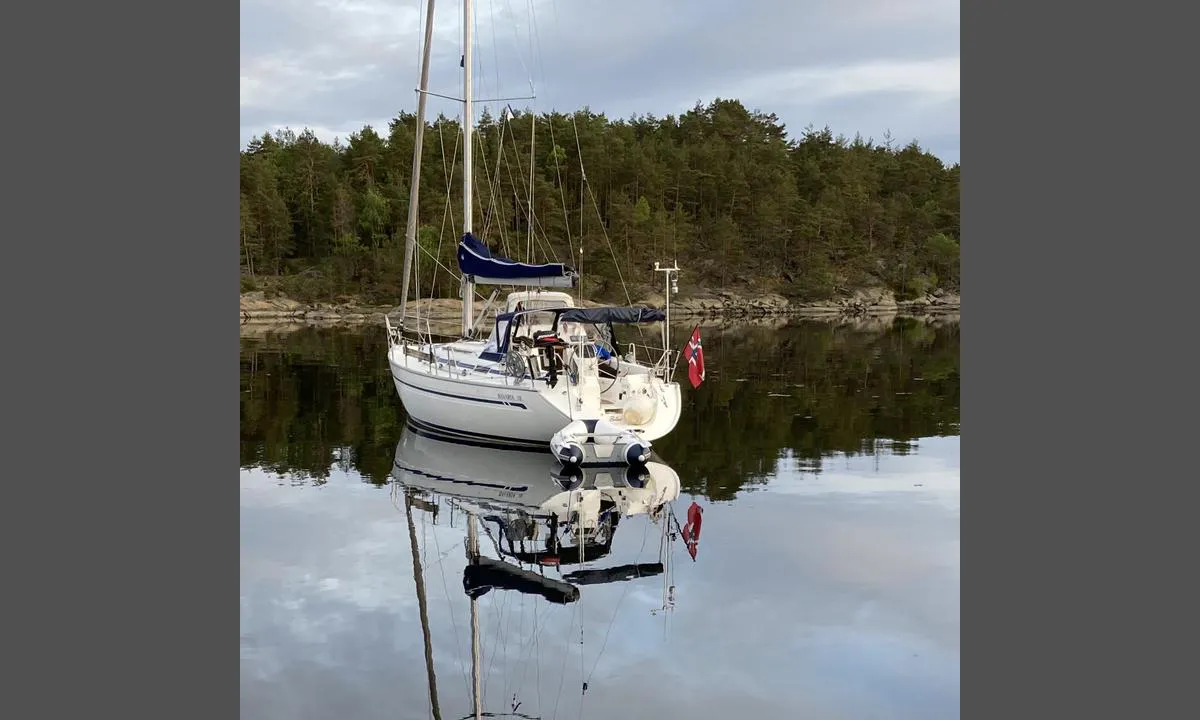 Brennesund: Veldig god ankerbånn, leire. Ligger godt i le til en viss styrke. Er du ikke kjent så gå ikke lenger inn enn det skjæret du får på styrbord side.