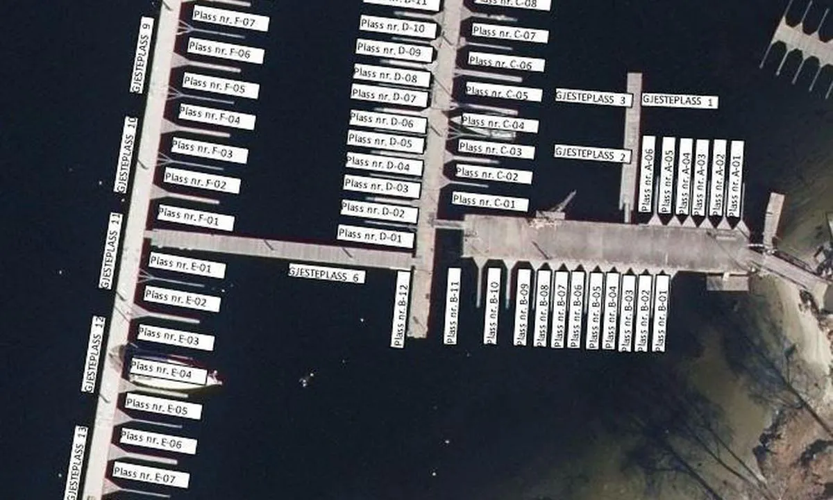 Brevik Seilforening: {"base": "no", "no": "Det er 13 faste gjesteplasser. I tillegg legger de faste b\u00e5tene ut sine plasser n\u00e5r ute. Bruk appen Mooringo og book plass", "se": "Det finns 13 fasta g\u00e4stplatser. Dessutom l\u00e4mnar de fasta b\u00e5tarna sina platser n\u00e4r de \u00e4r ute. Anv\u00e4nd appen Mooringo och boka plats", "en": "There are 13 permanent guest spots. Additionally, the regular boats make their spots available when they are out. Use the Mooringo app to book a spot.", "da": "Der er 13 faste g\u00e6stepladser. Derudover l\u00e6gger de faste b\u00e5de deres pladser ud, n\u00e5r ude. Brug appen Mooringo og book plads"}