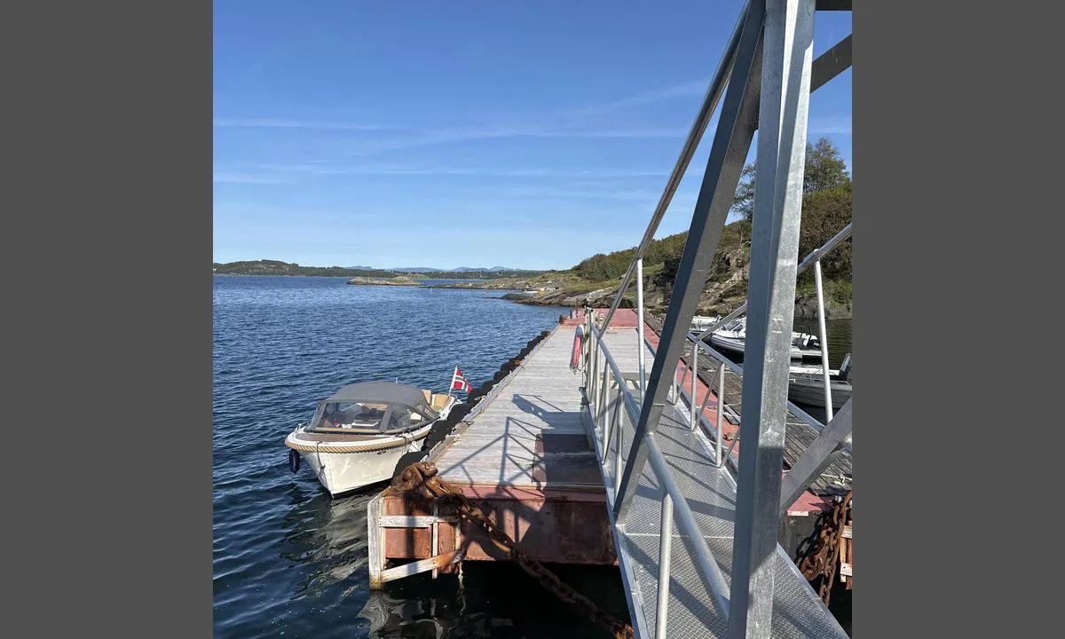 Brimse: {"base": "no", "no": "Gjestebrygge p\u00e5 utsiden av lekter/flytebrygge", "se": "G\u00e4stbrygga p\u00e5 utsidan av pr\u00e5m/flytbrygga", "en": "Guest dock on the outside of the barge/floating dock", "da": "G\u00e6stebro p\u00e5 ydersiden af pram/flydebro"}