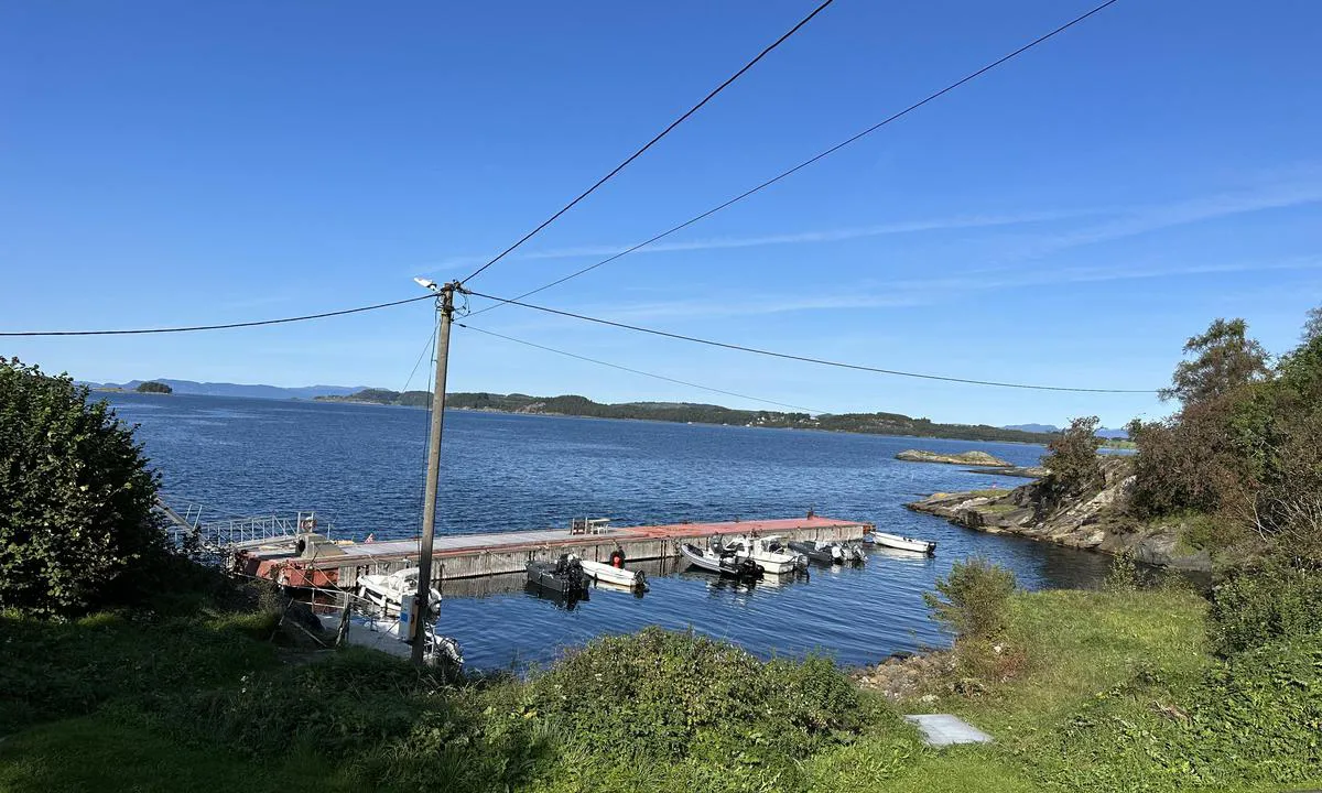 Brimse: {"base": "no", "no": "Gjestebrygge p\u00e5 utsiden av lekter/flytebrygge.", "se": "G\u00e4stbrygga p\u00e5 utsidan av pr\u00e5m/flytbrygga.", "en": "Guest dock on the outside of barge/floating dock.", "da": "G\u00e6stebro p\u00e5 ydersiden af lekter/flydebro."}