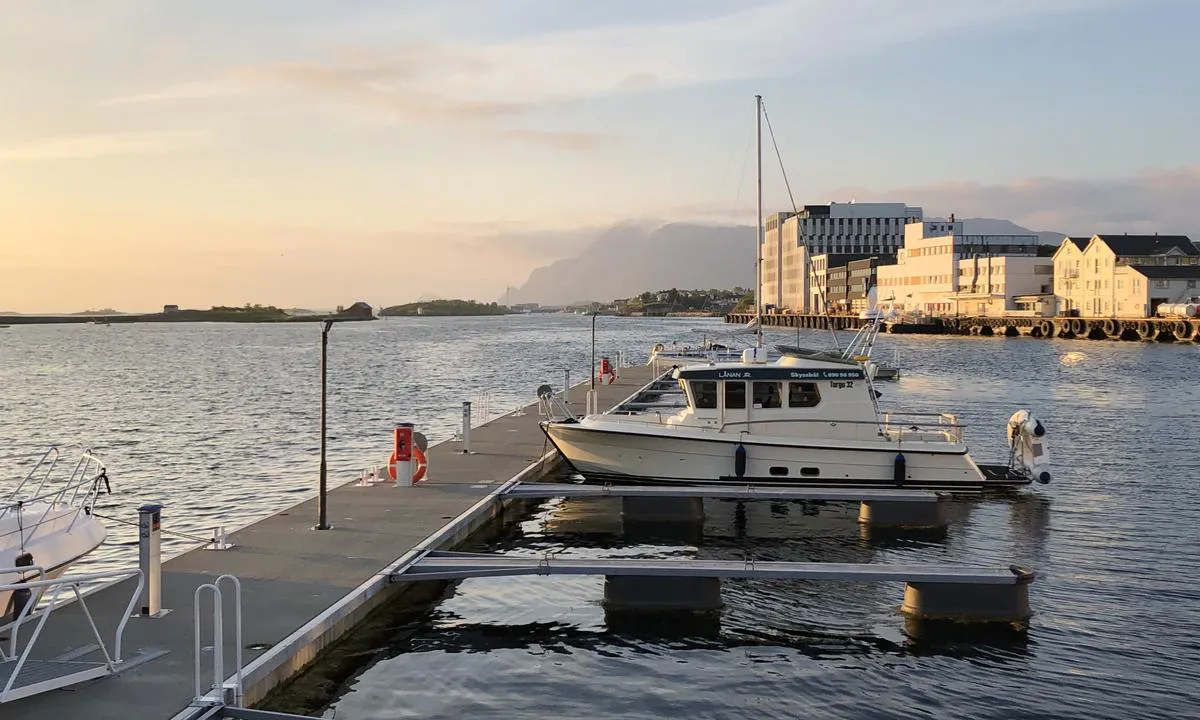 Utsikt nordover fra Brønnøysund Gjestehavn. Dette er den ytterste flytebrygga hvor du ligger longside på utsiden eller i bås på innsiden.