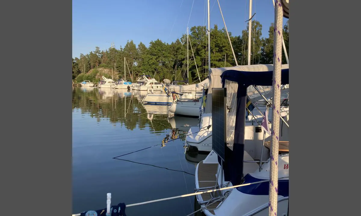 Bubbholmen (Svearnas klubbholme): {"base": "se", "no": "Havnen p\u00e5 Bubben", "se": "Hamnen p\u00e5 Bubben", "en": "The harbour at Bubben", "da": "Havnen ved Bubben", "fr": "Le port de Bubben", "de": "Der Hafen von Bubben", "es": "El puerto de Bubben", "it": "Il porto di Bubben", "pt": "O Porto de Bubben", "nl": "De haven bij Bubben", "pl": "Port w Bubben", "uk": "\u0413\u0430\u0432\u0430\u043d\u044c \u043d\u0430 \u0411\u0443\u0431\u0431\u0435\u043d\u0456", "ro": "Portul din Bubben", "tr": "Bubben Liman\u0131", "el": "\u03a4\u03bf \u03bb\u03b9\u03bc\u03ac\u03bd\u03b9 \u03c3\u03c4\u03bf\u03bd Bubben", "cs": "P\u0159\u00edstav na Bubben", "hu": "A Bubben kik\u00f6t\u0151je", "fi": "Bubbenin satama", "bg": "\u041f\u0440\u0438\u0441\u0442\u0430\u043d\u0438\u0449\u0435\u0442\u043e \u0432 \u0411\u0443\u0431\u0435\u043d", "sr": "\u041b\u0443\u043a\u0430 \u043d\u0430 \u0411\u0443\u0431\u0435\u043d", "et": "Bubbeni sadam", "lv": "Bubbenas osta", "lt": "Bubben uostas"}