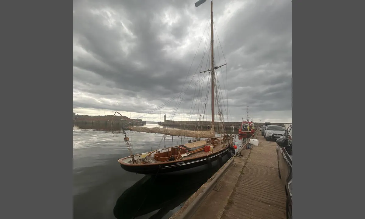 Buckie - Moray: {"base": "en", "no": "Ser fra den f\u00f8rste kommersielle kaien mot havneinngangen", "se": "Ser fr\u00e5n f\u00f6rsta kommersiella kajen mot hamninloppet", "en": "Looking from first commercial wharf toward harbour entrance", "da": "Kigger fra f\u00f8rste kommercielle kaj mod havneindgangen", "fr": "Vue depuis le premier quai commercial vers l'entr\u00e9e du port", "de": "Blick vom ersten Handelspier in Richtung Hafeneinfahrt", "es": "Mirando desde el primer muelle comercial hacia la entrada del puerto", "it": "Guardando dal primo molo commerciale verso l'ingresso del porto", "pt": "Olhando do primeiro cais comercial em dire\u00e7\u00e3o \u00e0 entrada do porto", "nl": "Kijkend vanaf de eerste commerci\u00eble kade richting haveningang", "pl": "Patrz\u0105c od pierwszego nabrze\u017ca handlowego w kierunku wej\u015bcia do portu", "uk": "\u0414\u0438\u0432\u043b\u044f\u0447\u0438\u0441\u044c \u0437 \u043f\u0435\u0440\u0448\u043e\u0433\u043e \u043a\u043e\u043c\u0435\u0440\u0446\u0456\u0439\u043d\u043e\u0433\u043e \u043f\u0440\u0438\u0447\u0430\u043b\u0443 \u0432 \u043d\u0430\u043f\u0440\u044f\u043c\u043a\u0443 \u0432\u0445\u043e\u0434\u0443 \u0434\u043e \u0433\u0430\u0432\u0430\u043d\u0456", "ro": "Privind de la primul chei comercial spre intrarea \u00een port", "tr": "<p>\u0130lk ticari iskeleden liman giri\u015fine do\u011fru bak\u0131\u015f</p>", "el": "\u039a\u03bf\u03b9\u03c4\u03ac\u03b6\u03bf\u03bd\u03c4\u03b1\u03c2 \u03b1\u03c0\u03cc \u03c4\u03b7\u03bd \u03c0\u03c1\u03ce\u03c4\u03b7 \u03b5\u03bc\u03c0\u03bf\u03c1\u03b9\u03ba\u03ae \u03b1\u03c0\u03bf\u03b2\u03ac\u03b8\u03c1\u03b1 \u03c0\u03c1\u03bf\u03c2 \u03c4\u03b7\u03bd \u03b5\u03af\u03c3\u03bf\u03b4\u03bf \u03c4\u03bf\u03c5 \u03bb\u03b9\u03bc\u03b1\u03bd\u03b9\u03bf\u03cd", "cs": "Pohled z prvn\u00edho obchodn\u00edho mola sm\u011brem k vjezdu do p\u0159\u00edstavu", "hu": "Az els\u0151 kereskedelmi rakpartr\u00f3l a kik\u00f6t\u0151 bej\u00e1rata fel\u00e9 n\u00e9zve", "fi": "Katsoen ensimm\u00e4iselt\u00e4 kaupalliselta laiturilta sataman sis\u00e4\u00e4nk\u00e4ynti\u00e4 kohti", "bg": "\u0413\u043b\u0435\u0434\u0430\u043d\u0435 \u043e\u0442 \u043f\u044a\u0440\u0432\u0438\u044f \u0442\u044a\u0440\u0433\u043e\u0432\u0441\u043a\u0438 \u043a\u0435\u0439 \u043a\u044a\u043c \u0432\u0445\u043e\u0434\u0430 \u043d\u0430 \u043f\u0440\u0438\u0441\u0442\u0430\u043d\u0438\u0449\u0435\u0442\u043e", "sr": "Gledaju\u0107i sa prve komercijalne rive ka ulazu u luku", "et": "Vaadates esimesest kaubakai \u00e4\u00e4rest sadama sissep\u00e4\u00e4su poole", "lv": "Skats no pirm\u0101s komerci\u0101l\u0101s piest\u0101tnes uz ostas ieeju", "lt": "\u017di\u016brint nuo pirmosios komercin\u0117s prieplaukos link uosto \u012f\u0117jimo"}