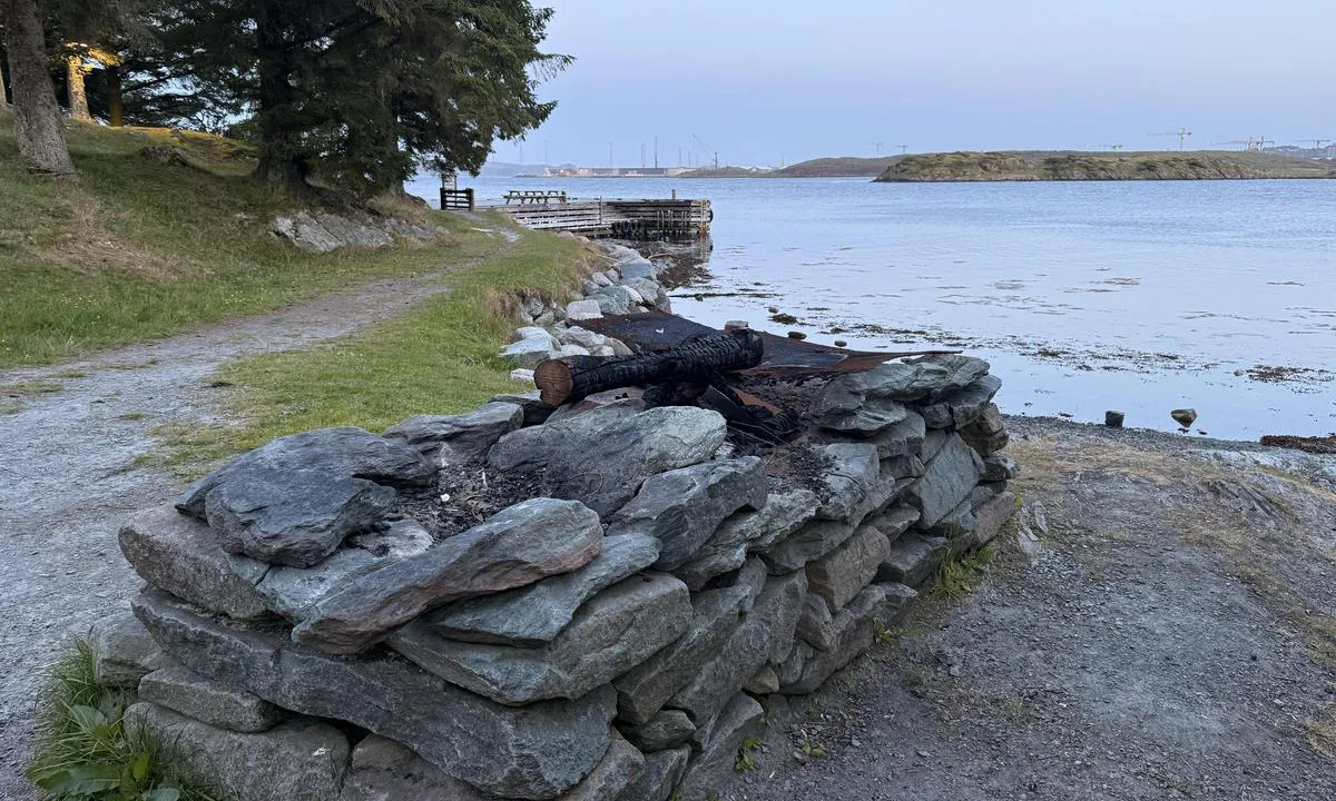 Bukkøys: Det er fleire fine grillplassar inne på land.