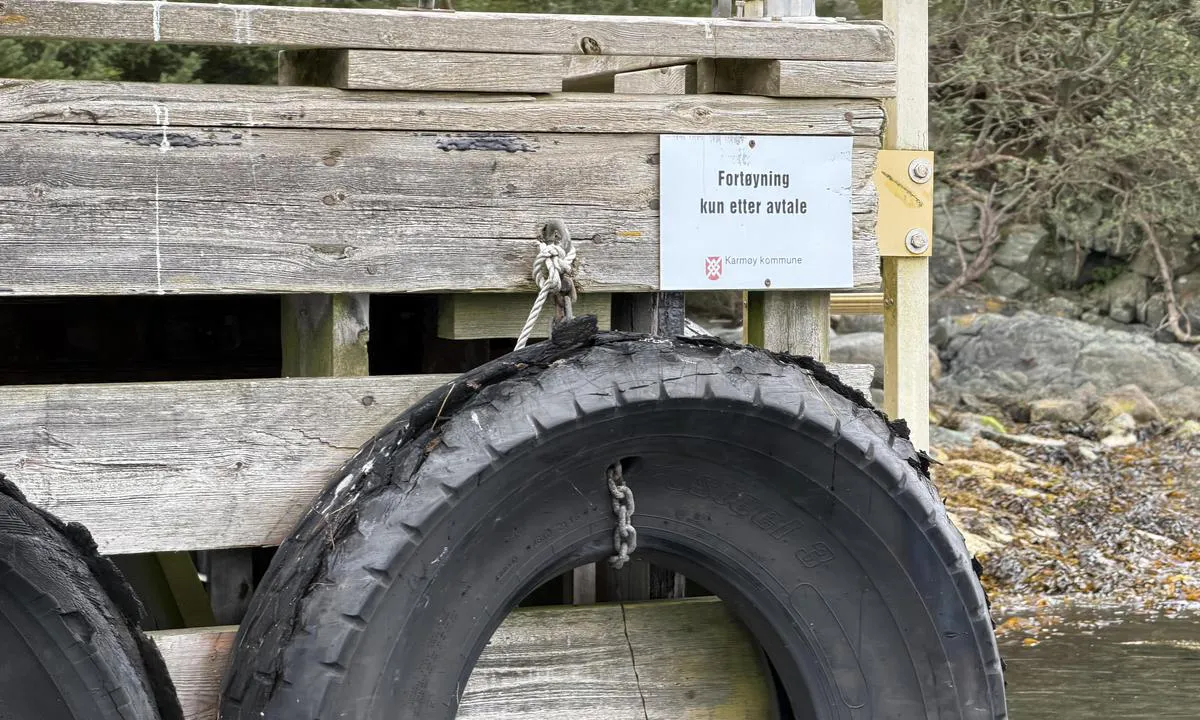 Bukkøys: {"base": "no", "no": "Skilt med \u00abFort\u00f8yning kun etter avtale\u00bb langs s\u00f8rsiden av brygga.", "se": "Skylt med \u00abF\u00f6rt\u00f6jning endast efter \u00f6verenskommelse\u00bb l\u00e4ngs s\u00f6dra sidan av bryggan.", "en": "Signs with 'Mooring by arrangement only' along the south side of the pier.", "da": "Skilt med \u00abFort\u00f8jning kun efter aftale\u00bb langs sydsiden af broen.", "fr": "Panneau avec \u00ab Amarrage uniquement sur accord \u00bb le long du c\u00f4t\u00e9 sud du quai.", "de": "Schilder mit \u00abFestmachen nur nach Vereinbarung\u00bb entlang der S\u00fcdseite des Stegs.", "es": "Letreros con \u00abAmarre solo con acuerdo\u00bb a lo largo del lado sur del muelle.", "it": "Segnali con \u00abAttracco solo su accordo\u00bb lungo il lato sud del molo.", "pt": "Sinal com \u00abAmarra\u00e7\u00e3o somente por acordo\u00bb ao longo do lado sul do cais.", "nl": "Bord met 'Alleen aanmeren na afspraak' langs de zuidkant van de steiger.", "pl": "Znak z napisem \u201eCumowanie tylko po uzgodnieniu\u201d wzd\u0142u\u017c po\u0142udniowej strony nabrze\u017ca.", "uk": "\u0417\u043d\u0430\u043a \u0437 \u043d\u0430\u043f\u0438\u0441\u043e\u043c \u00ab\u0428\u0432\u0430\u0440\u0442\u0443\u0432\u0430\u043d\u043d\u044f \u0442\u0456\u043b\u044c\u043a\u0438 \u0437\u0430 \u0434\u043e\u043c\u043e\u0432\u043b\u0435\u043d\u0456\u0441\u0442\u044e\u00bb \u0443\u0437\u0434\u043e\u0432\u0436 \u043f\u0456\u0432\u0434\u0435\u043d\u043d\u043e\u0433\u043e \u0431\u043e\u043a\u0443 \u043f\u0440\u0438\u0447\u0430\u043b\u0443.", "ro": "Inscrip\u021bie cu \u00abAncorare doar cu permisiune\u00bb de-a lungul laturii sudice a cheiului.", "tr": "\u0130skele'nin g\u00fcney taraf\u0131nda \u00abYaln\u0131zca anla\u015fma ile ba\u011flanma\u00bb yaz\u0131l\u0131 tabelalar.", "el": "\u03a0\u03b9\u03bd\u03b1\u03ba\u03af\u03b4\u03b1 \u03bc\u03b5 \u03c4\u03b7\u03bd \u03ad\u03bd\u03b4\u03b5\u03b9\u03be\u03b7 \u00ab\u0394\u03ad\u03c3\u03b9\u03bc\u03bf \u03bc\u03cc\u03bd\u03bf \u03ba\u03b1\u03c4\u03cc\u03c0\u03b9\u03bd \u03c3\u03c5\u03bc\u03c6\u03c9\u03bd\u03af\u03b1\u03c2\u00bb \u03ba\u03b1\u03c4\u03ac \u03bc\u03ae\u03ba\u03bf\u03c2 \u03c4\u03b7\u03c2 \u03bd\u03cc\u03c4\u03b9\u03b1\u03c2 \u03c0\u03bb\u03b5\u03c5\u03c1\u03ac\u03c2 \u03c4\u03b7\u03c2 \u03c0\u03c1\u03bf\u03b2\u03bb\u03ae\u03c4\u03b1\u03c2.", "cs": "Cedule s n\u00e1pisem \u00abKotven\u00ed pouze po dohod\u011b\u00bb pod\u00e9l ji\u017en\u00ed strany mola.", "hu": "T\u00e1bl\u00e1val jel\u00f6lve \u201eKik\u00f6t\u00e9s csak el\u0151zetes egyeztet\u00e9s alapj\u00e1n\u201d a m\u00f3l\u00f3 d\u00e9li oldal\u00e1n.", "fi": "Kyltti \u00abKiinnitt\u00e4minen vain sopimuksella\u00bb laiturin etel\u00e4puolella.", "bg": "\u0417\u043d\u0430\u043a \u0441\u044a\u0441 \u00ab\u0428\u0432\u0430\u0440\u0442\u043e\u0432\u0430\u043d\u0435 \u0441\u0430\u043c\u043e \u0441\u043b\u0435\u0434 \u0441\u043f\u043e\u0440\u0430\u0437\u0443\u043c\u0435\u043d\u0438\u0435\u00bb \u043f\u043e \u044e\u0436\u043d\u0430\u0442\u0430 \u0441\u0442\u0440\u0430\u043d\u0430 \u043d\u0430 \u043a\u0435\u044f.", "sr": "Znak sa natpisom \u00abPrivezivanje samo uz dogovor\u00bb du\u017e ju\u017ene strane pristani\u0161ta.", "et": "M\u00e4rk \u201eKai kinnitamine ainult kokkuleppel\u201d kai l\u00f5unapoolsel k\u00fcljel.", "lv": "Z\u012bme ar uzrakstu \u00abEnkuro\u0161an\u0101s tikai p\u0113c vieno\u0161an\u0101s\u00bb gar piest\u0101tnes dienvidu pusi.", "lt": "\u017denklai su u\u017era\u0161u \u00ab\u0160vartuotis tik pagal susitarim\u0105\u00bb i\u0161ilgai pietin\u0117s prieplaukos pus\u0117s."}