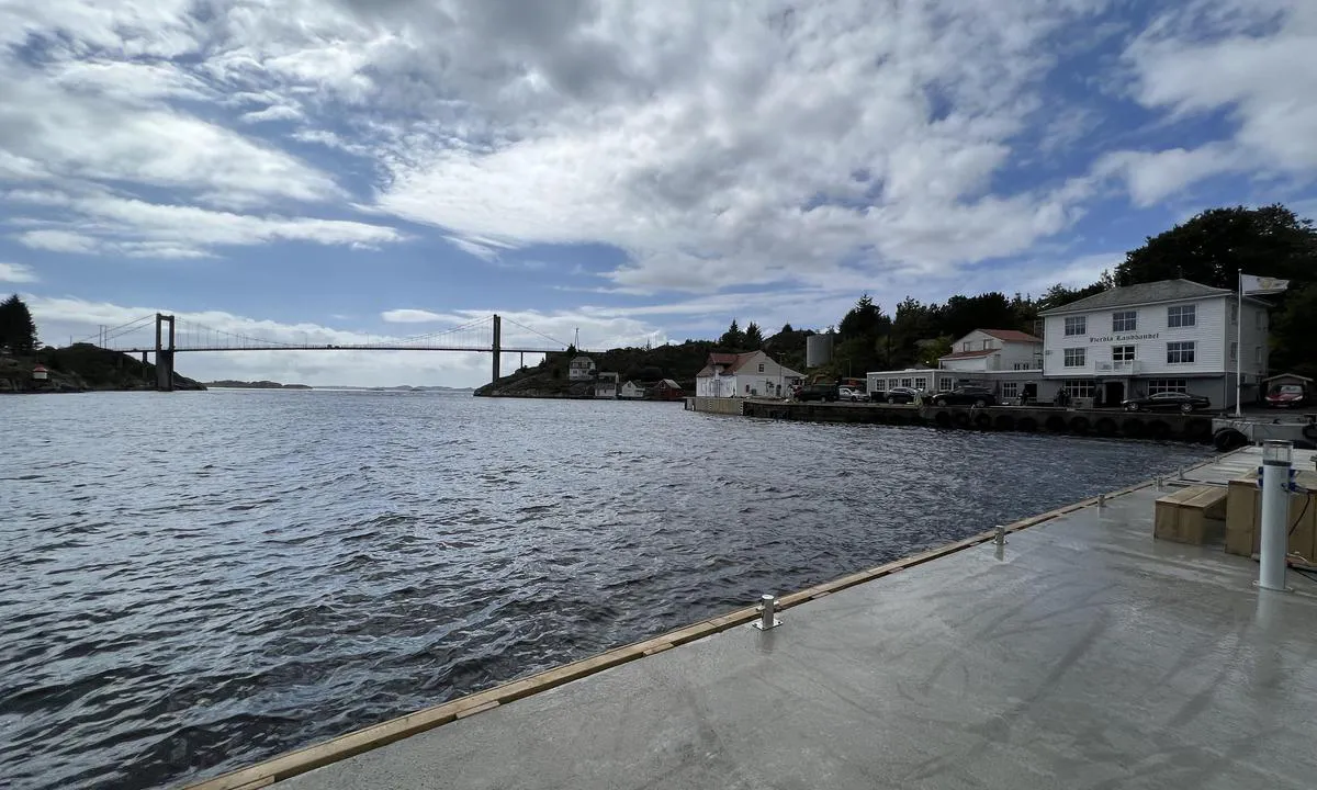 Herdla Landhandel - Herdlesund: Utsatt fra vind/sjø fra sørvest gjennom Herdlesund. På vestsiden er Hjeltefjordrn so. Kan gi tildels stor sjø inn mot kaianlegget. Dette kan gi urolige forhold både for bunkring og fortøyning.