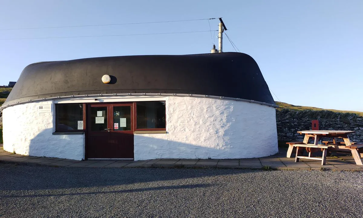 {"base": "en", "no": "Burravoe Caravanplassens servicebygg er \u00e5pent, og det er \"donasjonsbokser\" tilgjengelig for \u00e5 betale for bruk av dusj og vaskemaskiner.", "se": "Burravoe Caravan Site servicebyggnad \u00e4r \u00f6ppen och det finns \"donationsl\u00e5dor\" f\u00f6r att betala f\u00f6r anv\u00e4ndning av dusch och tv\u00e4ttmaskiner.", "en": "Burravoe Caravan Site service building is open and there are \"donation boxes\" to pay for the use of shower and laundry machines.", "da": "Burravoe Caravan Site servicebygning er \u00e5ben, og der er \"donationsbokse\" til at betale for brug af bruser og vaskemaskiner.", "fr": "Le b\u00e2timent de services du site de caravanes de Burravoe est ouvert et il y a des &#171; bo\u00eetes de dons &#187; pour payer l'utilisation de la douche et des machines \u00e0 laver.", "de": "Das Servicegeb\u00e4ude des Burravoe Caravan Sites ist ge\u00f6ffnet und es gibt \u201eSpendenboxen\u201c zur Bezahlung der Nutzung von Dusche und Waschmaschinen.", "es": "El edificio de servicios del sitio de caravanas de Burravoe est\u00e1 abierto y hay 'cajas de donaci\u00f3n' para pagar por el uso de las duchas y las m\u00e1quinas de lavander\u00eda.", "it": "L'edificio dei servizi del Burravoe Caravan Site \u00e8 aperto e ci sono \u201ccassette per donazioni\u201d per pagare l'uso delle docce e delle lavatrici.", "pt": "O edif\u00edcio de servi\u00e7os do Burravoe Caravan Site est\u00e1 aberto e h\u00e1 'caixas de doa\u00e7\u00e3o' para pagar pelo uso do chuveiro e das m\u00e1quinas de lavar roupas.", "nl": "Het servicegebouw van de Burravoe Caravan Site is open en er zijn 'donatieboxen' om te betalen voor het gebruik van de douche- en wasmachines.", "pl": "Budynek us\u0142ugowy na stronie Burravoe Caravan jest otwarty, a do korzystania z prysznic\u00f3w i pralek s\u0105 dost\u0119pne \u201eskrzynki na darowizny\u201d.", "uk": "\u0411\u0443\u0434\u0456\u0432\u043b\u044f \u043e\u0431\u0441\u043b\u0443\u0433\u043e\u0432\u0443\u0432\u0430\u043d\u043d\u044f \u043d\u0430 \u043c\u0430\u0439\u0434\u0430\u043d\u0447\u0438\u043a\u0443 \u0434\u043b\u044f \u043a\u0430\u0440\u0430\u0432\u0430\u043d\u0456\u0432 Burravoe \u0432\u0456\u0434\u043a\u0440\u0438\u0442\u0430 \u0456 \u0454 \"\u0441\u043a\u0440\u0438\u043d\u044c\u043a\u0438 \u0434\u043b\u044f \u043f\u043e\u0436\u0435\u0440\u0442\u0432\", \u0449\u043e\u0431 \u0437\u0430\u043f\u043b\u0430\u0442\u0438\u0442\u0438 \u0437\u0430 \u043a\u043e\u0440\u0438\u0441\u0442\u0443\u0432\u0430\u043d\u043d\u044f \u0434\u0443\u0448\u0435\u043c \u0442\u0430 \u043f\u0440\u0430\u043b\u044c\u043d\u0438\u043c\u0438 \u043c\u0430\u0448\u0438\u043d\u0430\u043c\u0438.", "ro": "Cl\u0103direa de servicii a locului de campare Burravoe este deschis\u0103 \u0219i exist\u0103 \u201ecutii de dona\u021bii\u201d pentru a pl\u0103ti utilizarea du\u0219urilor \u0219i a ma\u0219inilor de sp\u0103lat.", "tr": "Burravoe Karavan Sitesi hizmet binas\u0131 a\u00e7\u0131kt\u0131r ve du\u015f ve \u00e7ama\u015f\u0131r makinelerinin kullan\u0131m\u0131 i\u00e7in \u00f6deme yapmak \u00fczere 'ba\u011f\u0131\u015f kutular\u0131' bulunmaktad\u0131r.", "el": "\u03a4\u03bf \u03ba\u03c4\u03af\u03c1\u03b9\u03bf \u03c5\u03c0\u03b7\u03c1\u03b5\u03c3\u03b9\u03ce\u03bd \u03c4\u03bf\u03c5 \u03c7\u03ce\u03c1\u03bf\u03c5 \u03c3\u03c4\u03ac\u03b8\u03bc\u03b5\u03c5\u03c3\u03b7\u03c2 \u03c4\u03c1\u03bf\u03c7\u03cc\u03c3\u03c0\u03b9\u03c4\u03c9\u03bd Burravoe \u03b5\u03af\u03bd\u03b1\u03b9 \u03b1\u03bd\u03bf\u03b9\u03c7\u03c4\u03cc \u03ba\u03b1\u03b9 \u03c5\u03c0\u03ac\u03c1\u03c7\u03bf\u03c5\u03bd \"\u03ba\u03bf\u03c5\u03c4\u03b9\u03ac \u03b4\u03c9\u03c1\u03b5\u03ce\u03bd\" \u03b3\u03b9\u03b1 \u03c4\u03b7\u03bd \u03c0\u03bb\u03b7\u03c1\u03c9\u03bc\u03ae \u03c4\u03b7\u03c2 \u03c7\u03c1\u03ae\u03c3\u03b7\u03c2 \u03c4\u03bf\u03c5 \u03bd\u03c4\u03bf\u03c5\u03b6 \u03ba\u03b1\u03b9 \u03c4\u03c9\u03bd \u03bc\u03b7\u03c7\u03b1\u03bd\u03ce\u03bd \u03c0\u03bb\u03c5\u03bd\u03c4\u03b7\u03c1\u03af\u03bf\u03c5.", "cs": "Slu\u017eebn\u00ed budova kempu Burravoe Caravan Site je otev\u0159en\u00e1 a jsou zde \"dary boxy\" pro platbu za pou\u017eit\u00ed sprchy a pran\u00ed.", "hu": "A Burravoe lak\u00f3kocsihely szolg\u00e1ltat\u00f3 \u00e9p\u00fclete nyitva van, \u00e9s vannak \"adom\u00e1nydobozok\" a zuhanyz\u00f3 \u00e9s a mos\u00f3g\u00e9pek haszn\u00e1lat\u00e1nak kifizet\u00e9s\u00e9hez.", "fi": "Burravoen caravan-alueen palvelurakennus on avoinna ja suihkun sek\u00e4 pyykinpesukoneiden k\u00e4yt\u00f6st\u00e4 voi maksaa 'lahjoituslaatikoihin'.", "bg": "\u0421\u0433\u0440\u0430\u0434\u0430\u0442\u0430 \u0437\u0430 \u043e\u0431\u0441\u043b\u0443\u0436\u0432\u0430\u043d\u0435 \u043d\u0430 \u043a\u0430\u0440\u0430\u0432\u0430\u043d\u043d\u0438\u044f \u043e\u0431\u0435\u043a\u0442 \u0432 \u0411\u044a\u0440\u0430\u0432\u043e\u0435 \u0435 \u043e\u0442\u0432\u043e\u0440\u0435\u043d\u0430 \u0438 \u0438\u043c\u0430 \u201e\u043a\u0443\u0442\u0438\u0438 \u0437\u0430 \u0434\u0430\u0440\u0435\u043d\u0438\u044f\u201c \u0437\u0430 \u0437\u0430\u043f\u043b\u0430\u0449\u0430\u043d\u0435 \u0437\u0430 \u0438\u0437\u043f\u043e\u043b\u0437\u0432\u0430\u043d\u0435\u0442\u043e \u043d\u0430 \u0434\u0443\u0448\u043e\u0432\u0435 \u0438 \u043f\u0435\u0440\u0430\u043b\u043d\u0438 \u043c\u0430\u0448\u0438\u043d\u0438.", "sr": "Objekat za usluge na kamping mestu Burravoe je otvoren i postoje \u201ekutije za donacije\u201c za pla\u0107anje kori\u0161\u0107enja tu\u0161eva i ma\u0161ina za ve\u0161.", "et": "Burravoe karavaniplatsi teenindushoone on avatud ja seal on \"annetuskastid\", et maksta du\u0161i ja pesumasinate kasutamise eest.", "lv": "Burravoe karav\u0101nu vietas servisa \u0113ka ir atv\u0113rta, un ir uzst\u0101d\u012btas \"ziedojumu kastes\", lai samaks\u0101tu par du\u0161as un ve\u013cas ma\u0161\u012bnu izmanto\u0161anu.", "lt": "Burravoe Karavan\u0173 aik\u0161tel\u0117s aptarnavimo pastatas yra atidarytas ir yra \u201edonacij\u0173 d\u0117\u017eut\u0117s\u201c, kuriose galima sumok\u0117ti u\u017e du\u0161\u0173 ir skalbimo ma\u0161in\u0173 naudojim\u0105."}