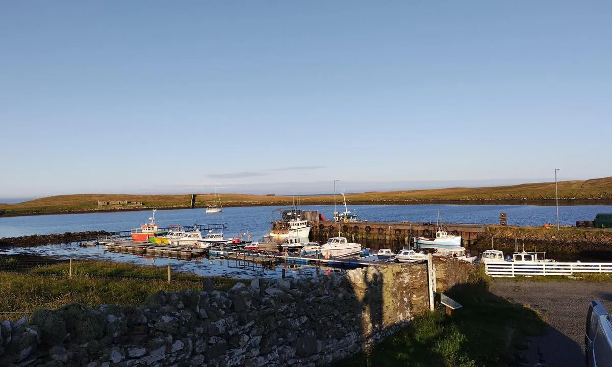 Burravoe Marina: {"base": "en", "no": "Bare den ytterste b\u00e5tplassen p\u00e5 flytebryggen er merket som gjesteplass. God plass til \u00e5 ankre opp i bukten.", "se": "Endast den yttersta platsen p\u00e5 den flytande bryggan \u00e4r markerad som g\u00e4stplats.<br>Gott om plats att ankra i viken.", "en": "Only the most outern berth on the floating dock is marked as guest berth.\r\nPlenty of room to anchor in the bay.", "da": "Kun den yderste plads p\u00e5 den flydende kaj er markeret som g\u00e6steplads. Masser af plads til at ankre i bugten.", "fr": "Seul le quai le plus ext\u00e9rieur sur le ponton flottant est marqu\u00e9 comme quai pour les visiteurs.<br>Beaucoup d'espace pour ancrer dans la baie.", "de": "Nur der \u00e4u\u00dferste Liegeplatz auf dem Schwimmdock ist als G\u00e4steliegeplatz gekennzeichnet.<br/>Viel Platz zum Ankern in der Bucht.", "es": "Solo el atraque m\u00e1s exterior del muelle flotante est\u00e1 marcado como atraque para visitantes. Mucho espacio para anclar en la bah\u00eda.", "it": "Solo l'ormeggio pi\u00f9 esterno del pontile galleggiante \u00e8 contrassegnato come ormeggio per ospiti.<br>Abbastanza spazio per ancorare nella baia.", "pt": "Apenas a vaga mais externa no cais flutuante est\u00e1 marcada como vaga para visitantes. Muito espa\u00e7o para ancorar na ba\u00eda.", "nl": "Alleen de meest buitenste ligplaats aan de drijvende steiger is gemarkeerd als gastenligplaats.<br>Voldoende ruimte om te ankeren in de baai.", "pl": "Tylko najbardziej zewn\u0119trzne miejsce przycumowania na p\u0142ywaj\u0105cej przystani jest oznaczone jako miejsce dla go\u015bci.<br>Du\u017co miejsca do zakotwiczenia w zatoce.", "uk": "\u0422\u0456\u043b\u044c\u043a\u0438 \u043a\u0440\u0430\u0439\u043d\u0456\u0439 \u0448\u0432\u0430\u0440\u0442\u043e\u0432\u043e\u0447\u043d\u0438\u0439 \u043c\u0456\u0441\u0446\u0435 \u043d\u0430 \u043f\u043b\u0430\u0432\u0443\u0447\u043e\u043c\u0443 \u043f\u0440\u0438\u0447\u0430\u043b\u0456 \u043f\u043e\u0437\u043d\u0430\u0447\u0435\u043d\u043e \u044f\u043a \u043c\u0456\u0441\u0446\u0435 \u0434\u043b\u044f \u0433\u043e\u0441\u0442\u0435\u0439.<br>\u0414\u043e\u0441\u0442\u0430\u0442\u043d\u044c\u043e \u043c\u0456\u0441\u0446\u044f \u0434\u043b\u044f \u044f\u043a\u043e\u0440\u044f \u0432 \u0431\u0443\u0445\u0442\u0456.", "ro": "Doar cel mai exterior loc de acostare de pe docul plutitor este marcat ca loc de acostare pentru oaspe\u021bi.<br>Mult spa\u021biu pentru ancorare \u00een golf.", "tr": "Y\u00fczer iskelenin yaln\u0131zca en d\u0131\u015f r\u0131ht\u0131m\u0131 misafir r\u0131ht\u0131m\u0131 olarak i\u015faretlenmi\u015ftir. Koyda demirlemek i\u00e7in bolca yer vard\u0131r.", "el": "\u039c\u03cc\u03bd\u03bf \u03b7 \u03c0\u03b9\u03bf \u03b5\u03be\u03c9\u03c4\u03b5\u03c1\u03b9\u03ba\u03ae \u03b8\u03ad\u03c3\u03b7 \u03c3\u03c4\u03bf\u03bd \u03c0\u03bb\u03c9\u03c4\u03ae\u03c1\u03b1 \u03b5\u03af\u03bd\u03b1\u03b9 \u03c3\u03b7\u03bc\u03b1\u03c4\u03bf\u03b4\u03bf\u03c4\u03b7\u03bc\u03ad\u03bd\u03b7 \u03c9\u03c2 \u03b8\u03ad\u03c3\u03b7 \u03b5\u03c0\u03b9\u03c3\u03ba\u03ad\u03c0\u03c4\u03b7. <br> \u0386\u03c6\u03b8\u03bf\u03bd\u03bf\u03c2 \u03c7\u03ce\u03c1\u03bf\u03c2 \u03b3\u03b9\u03b1 \u03b1\u03b3\u03ba\u03c5\u03c1\u03bf\u03b2\u03cc\u03bb\u03b9\u03bf \u03c3\u03c4\u03bf\u03bd \u03cc\u03c1\u03bc\u03bf.", "cs": "Pouze nejvzd\u00e1len\u011bj\u0161\u00ed kotvi\u0161t\u011b na plovouc\u00edm molu je ozna\u010deno jako kotvi\u0161t\u011b pro hosty.<br>Spousta m\u00edsta k zakotven\u00ed v z\u00e1toce.", "hu": "Csak a lebeg\u0151 m\u00f3l\u00f3n legk\u00fcls\u0151 kik\u00f6t\u0151hely van vend\u00e9g kik\u00f6t\u0151helyk\u00e9nt megjel\u00f6lve.<br>B\u0151s\u00e9ges hely \u00e1ll rendelkez\u00e9sre a horgonyz\u00e1sra az \u00f6b\u00f6lben.", "fi": "Vain uloin venepaikka kelluvassa laiturissa on merkitty vieraspaikaksi.<br>Paljon tilaa ankkuroitua lahteen.", "bg": "\u0421\u0430\u043c\u043e \u043d\u0430\u0439-\u0432\u044a\u043d\u0448\u043d\u043e\u0442\u043e \u043c\u044f\u0441\u0442\u043e \u043d\u0430 \u043f\u043b\u0430\u0432\u0430\u0449\u0438\u044f \u0434\u043e\u043a \u0435 \u043e\u0431\u043e\u0437\u043d\u0430\u0447\u0435\u043d\u043e \u043a\u0430\u0442\u043e \u043c\u044f\u0441\u0442\u043e \u0437\u0430 \u0433\u043e\u0441\u0442\u0438.<br>\u0414\u043e\u0441\u0442\u0430\u0442\u044a\u0447\u043d\u043e \u043c\u044f\u0441\u0442\u043e \u0437\u0430 \u0437\u0430\u043a\u043e\u0442\u0432\u044f\u043d\u0435 \u0432 \u0437\u0430\u043b\u0438\u0432\u0430.", "sr": "Samo najspoljnije privezi\u0161te na plutaju\u0107em doku je ozna\u010deno kao privezi\u0161te za goste.<br>Mnogo prostora za sidrenje u zalivu.", "et": "Ainult k\u00f5ige v\u00e4limine kaikoht ujuvkaaie peal on t\u00e4histatud k\u00fclaliskohaks. Lahel on palju ruumi ankurdada.", "lv": "Tikai vist\u0101l\u0101k\u0101 vieta uz peldo\u0161\u0101s piest\u0101tnes ir atz\u012bm\u0113ta k\u0101 viesu piest\u0101tne.\nL\u012bc\u012b ir pietiekami daudz vietas, lai iek\u0101rd\u012btu enkuru.", "lt": "Tik pats i\u0161orinis pl\u016bduro prieplaukos \u0161vartavimosi vieta pa\u017eym\u0117ta kaip sve\u010di\u0173 prieplauka.<br>Daug vietos \u012flankoje inkaruoti."}
