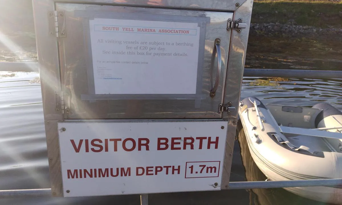 Burravoe Marina: {"base": "en", "no": "Gjesteplass er tydelig merket. Vannslange er n\u00e6r, men str\u00f8mkontaktene er omtrent 30 meter ute p\u00e5 brygga. Kun selvbetjent kontantbetaling tilgjengelig.", "se": "Bes\u00f6ksplats \u00e4r tydligt markerad. Vattenslang \u00e4r n\u00e4ra, men eluttag finns cirka 30 meter ut p\u00e5 bryggan. Endast sj\u00e4lvbetj\u00e4ning med kontant betalning tillg\u00e4nglig.", "en": "Visitor berth is clearly marked. Water hose is close, but electrisity sockets are some 30 meters out on the dock.\r\nOnly a selfservice cash payment available.", "da": "G\u00e6stepladsen er tydeligt markeret. Vandslange er t\u00e6t p\u00e5, men stikkontakter er omkring 30 meter ude p\u00e5 kajen. Kun selvbetjeningskontantbetaling tilg\u00e6ngelig.", "fr": "La place pour les visiteurs est clairement marqu\u00e9e. Le tuyau d'eau est proche, mais les prises \u00e9lectriques se trouvent \u00e0 environ 30 m\u00e8tres sur le quai. <br> Seul un paiement en esp\u00e8ces en libre-service est disponible.", "de": "Der Besucherliegeplatz ist deutlich markiert. Der Wasserschlauch ist in der N\u00e4he, aber die Stromanschl\u00fcsse sind etwa 30 Meter auf dem Steg entfernt. Nur Selbstbedienung mit Barzahlung m\u00f6glich.", "es": "El amarre para visitantes est\u00e1 claramente marcado. La manguera de agua est\u00e1 cerca, pero las tomas de electricidad est\u00e1n a unos 30 metros en el muelle. Solo est\u00e1 disponible el pago en efectivo en modo autoservicio.", "it": "L'ormeggio per visitatori \u00e8 chiaramente segnalato. Il tubo dell'acqua \u00e8 vicino, ma le prese di corrente si trovano all'incirca a 30 metri sul molo. \u00c8 disponibile solo il pagamento in contanti self-service.", "pt": "O cais para visitantes est\u00e1 claramente marcado. A mangueira de \u00e1gua est\u00e1 pr\u00f3xima, mas as tomadas de eletricidade ficam cerca de 30 metros no cais. Somente pagamento em dinheiro self-service dispon\u00edvel.", "nl": "Bezoekersligplaats is duidelijk gemarkeerd. Waterslang is dichtbij, maar elektriciteitsaansluitingen zijn ongeveer 30 meter verderop op de steiger. Alleen zelfbediening contante betaling beschikbaar.", "pl": "Miejsce postojowe dla go\u015bci jest wyra\u017anie oznaczone. W\u0105\u017c do wody jest blisko, ale gniazdka elektryczne znajduj\u0105 si\u0119 oko\u0142o 30 metr\u00f3w dalej na nabrze\u017cu. Dost\u0119pna jest tylko samoobs\u0142ugowa p\u0142atno\u015b\u0107 got\u00f3wk\u0105.", "uk": "\u041c\u0456\u0441\u0446\u0435 \u0434\u043b\u044f \u0432\u0456\u0434\u0432\u0456\u0434\u0443\u0432\u0430\u0447\u0456\u0432 \u0447\u0456\u0442\u043a\u043e \u043f\u043e\u0437\u043d\u0430\u0447\u0435\u043d\u0435. \u0412\u043e\u0434\u044f\u043d\u0438\u0439 \u0448\u043b\u0430\u043d\u0433 \u0437\u043d\u0430\u0445\u043e\u0434\u0438\u0442\u044c\u0441\u044f \u043f\u043e\u0440\u0443\u0447, \u0430\u043b\u0435 \u0440\u043e\u0437\u0435\u0442\u043a\u0438 \u0434\u043b\u044f \u0435\u043b\u0435\u043a\u0442\u0440\u0438\u043a\u0438 \u043d\u0430 \u0432\u0456\u0434\u0441\u0442\u0430\u043d\u0456 \u043f\u0440\u0438\u0431\u043b\u0438\u0437\u043d\u043e 30 \u043c\u0435\u0442\u0440\u0456\u0432 \u043d\u0430 \u043f\u0440\u0438\u0447\u0430\u043b\u0456. \u0414\u043e\u0441\u0442\u0443\u043f\u043d\u0430 \u0442\u0456\u043b\u044c\u043a\u0438 \u0441\u0430\u043c\u043e\u043e\u0431\u0441\u043b\u0443\u0433\u043e\u0432\u0443\u0432\u0430\u043d\u043d\u044f \u0442\u0430 \u043e\u043f\u043b\u0430\u0442\u0430 \u0433\u043e\u0442\u0456\u0432\u043a\u043e\u044e.", "ro": "Pontonul pentru vizitatori este clar marcat. Furtunul de ap\u0103 este aproape, dar prizele de electricitate sunt la aproximativ 30 de metri pe dig. Doar plata \u00een numerar prin autoservire este disponibil\u0103.", "tr": "Ziyaret\u00e7i ba\u011flama yeri a\u00e7\u0131k\u00e7a i\u015faretlenmi\u015ftir. Su hortumu yak\u0131ndad\u0131r, ancak elektrik prizleri iskelede yakla\u015f\u0131k 30 metre uzaktad\u0131r. Sadece self-servis nakit \u00f6deme mevcuttur.", "el": "\u0397 \u03b8\u03ad\u03c3\u03b7 \u03b1\u03b3\u03ba\u03c5\u03c1\u03bf\u03b2\u03bf\u03bb\u03af\u03b1\u03c2 \u03b3\u03b9\u03b1 \u03b5\u03c0\u03b9\u03c3\u03ba\u03ad\u03c0\u03c4\u03b5\u03c2 \u03b5\u03af\u03bd\u03b1\u03b9 \u03ba\u03b1\u03b8\u03b1\u03c1\u03ac \u03c3\u03b7\u03bc\u03b5\u03b9\u03c9\u03bc\u03ad\u03bd\u03b7. \u039f \u03c3\u03c9\u03bb\u03ae\u03bd\u03b1\u03c2 \u03bd\u03b5\u03c1\u03bf\u03cd \u03b5\u03af\u03bd\u03b1\u03b9 \u03ba\u03bf\u03bd\u03c4\u03ac, \u03b1\u03bb\u03bb\u03ac \u03bf\u03b9 \u03c0\u03c1\u03af\u03b6\u03b5\u03c2 \u03b3\u03b9\u03b1 \u03b7\u03bb\u03b5\u03ba\u03c4\u03c1\u03bf\u03b4\u03cc\u03c4\u03b7\u03c3\u03b7 \u03b2\u03c1\u03af\u03c3\u03ba\u03bf\u03bd\u03c4\u03b1\u03b9 \u03c0\u03b5\u03c1\u03af\u03c0\u03bf\u03c5 30 \u03bc\u03ad\u03c4\u03c1\u03b1 \u03ad\u03be\u03c9 \u03b1\u03c0\u03cc \u03c4\u03bf\u03bd \u03bc\u03cc\u03bb\u03bf.<br>\u039c\u03cc\u03bd\u03bf \u03b1\u03c5\u03c4\u03bf\u03b5\u03be\u03c5\u03c0\u03b7\u03c1\u03b5\u03c4\u03bf\u03cd\u03bc\u03b5\u03bd\u03b7 \u03c0\u03bb\u03b7\u03c1\u03c9\u03bc\u03ae \u03bc\u03b5 \u03bc\u03b5\u03c4\u03c1\u03b7\u03c4\u03ac \u03b4\u03b9\u03b1\u03b8\u03ad\u03c3\u03b9\u03bc\u03b7.", "cs": "N\u00e1v\u0161t\u011bvnick\u00e9 st\u00e1n\u00ed je jasn\u011b ozna\u010deno. Vodn\u00ed hadice je bl\u00edzko, ale elektrick\u00e9 z\u00e1suvky jsou asi 30 metr\u016f na molu. Platba je k dispozici pouze na samoobslu\u017en\u00e9 hotovostn\u00ed z\u00e1kladn\u011b.", "hu": "A l\u00e1togat\u00f3i kik\u00f6t\u0151hely egy\u00e9rtelm\u0171en jel\u00f6lve van. A v\u00edzt\u00f6ml\u0151 k\u00f6zel van, de az elektromos csatlakoz\u00f3k k\u00f6r\u00fclbel\u00fcl 30 m\u00e9terre vannak a rakparton. Csak \u00f6nkiszolg\u00e1l\u00f3 k\u00e9szp\u00e9nzes fizet\u00e9si lehet\u0151s\u00e9g \u00e1ll rendelkez\u00e9sre.", "fi": "Vieraspaikka on selv\u00e4sti merkitty. Vesiletku on l\u00e4hell\u00e4, mutta s\u00e4hk\u00f6rasiat ovat noin 30 metrin p\u00e4\u00e4ss\u00e4 laiturilla. K\u00e4ytett\u00e4viss\u00e4 on vain itsepalvelumaksu k\u00e4teisell\u00e4.", "bg": "\u041f\u043e\u043d\u0442\u043e\u043d\u0438 \u0437\u0430 \u043f\u043e\u0441\u0435\u0442\u0438\u0442\u0435\u043b\u0438 \u0441\u0430 \u044f\u0441\u043d\u043e \u043c\u0430\u0440\u043a\u0438\u0440\u0430\u043d\u0438. \u0412\u043e\u0434\u043d\u0438\u044f\u0442 \u043c\u0430\u0440\u043a\u0443\u0447 \u0435 \u0431\u043b\u0438\u0437\u043e, \u043d\u043e \u0435\u043b\u0435\u043a\u0442\u0440\u0438\u0447\u0435\u0441\u043a\u0438\u0442\u0435 \u043a\u043e\u043d\u0442\u0430\u043a\u0442\u0438 \u0441\u0430 \u043d\u0430 \u043e\u043a\u043e\u043b\u043e 30 \u043c\u0435\u0442\u0440\u0430 \u043d\u0430 \u043a\u0435\u044f. \u041d\u0430\u043b\u0438\u0447\u043d\u0438 \u0441\u0430 \u0441\u0430\u043c\u043e \u043a\u0430\u0441\u043e\u0432\u0438 \u043f\u043b\u0430\u0449\u0430\u043d\u0438\u044f \u043d\u0430 \u0441\u0430\u043c\u043e\u043e\u0431\u0441\u043b\u0443\u0436\u0432\u0430\u043d\u0435.", "sr": "\u041f\u043e\u0441\u0435\u0442\u0438\u0442\u0435\u0459\u0441\u043a\u0438 \u0432\u0435\u0437 \u0458\u0435 \u0458\u0430\u0441\u043d\u043e \u043e\u0431\u0435\u043b\u0435\u0436\u0435\u043d. \u0412\u043e\u0434\u0435\u043d\u043e \u0446\u0440\u0435\u0432\u043e \u0458\u0435 \u0431\u043b\u0438\u0437\u0443, \u0430\u043b\u0438 \u0435\u043b\u0435\u043a\u0442\u0440\u0438\u0447\u043d\u0435 \u0443\u0442\u0438\u0447\u043d\u0438\u0446\u0435 \u0441\u0443 \u043d\u0430 \u043e\u043a\u043e 30 \u043c\u0435\u0442\u0430\u0440\u0430 \u043d\u0430 \u043f\u0440\u0438\u0441\u0442\u0430\u043d\u0438\u0448\u0442\u0443. \u0414\u043e\u0441\u0442\u0443\u043f\u043d\u043e \u0458\u0435 \u0441\u0430\u043c\u043e \u0441\u0430\u043c\u043e\u043f\u043e\u0441\u043b\u0443\u0436\u043d\u043e \u043f\u043b\u0430\u045b\u0430\u045a\u0435 \u0443 \u0433\u043e\u0442\u043e\u0432\u0438\u043d\u0438.", "et": "K\u00fclastaja kai on selgelt t\u00e4histatud. Voolik on l\u00e4hedal, aga elektripistikupesad on umbes 30 meetri kaugusel kai peal. Ainult iseteeninduslik sularahamakse saadaval.", "lv": "Viesu piest\u0101tne ir skaidri mar\u0137\u0113ta. \u016adens \u0161\u013c\u016btene ir tuvu, bet elektr\u012bbas kontaktligzdas atrodas aptuveni 30 metrus t\u0101l\u0101k uz piest\u0101tnes. Pieejama tikai pa\u0161apkalpo\u0161an\u0101s skaidras naudas maks\u0101jumu opcija.", "lt": "Sve\u010di\u0173 krantin\u0117 yra ai\u0161kiai pa\u017eym\u0117ta. Vandens \u017earna yra netoli, bet elektros lizdai yra ma\u017edaug u\u017e 30 metr\u0173 ant prieplaukos. Galima atsiskaityti tik savitarnos kasoje."}