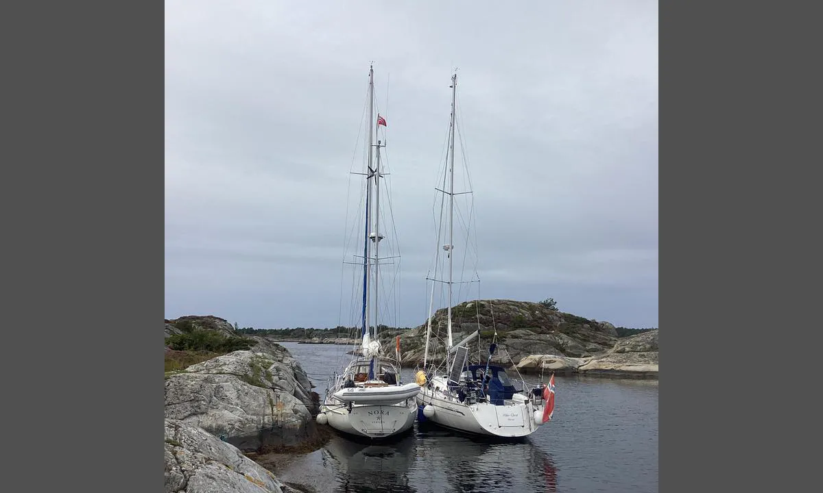 {"base": "no", "no": "Buskholmane med Sk\u00e5t\u00f8y i bakgrunnen", "se": "Buskholmarna med Sk\u00e5t\u00f6 i bakgrunden", "en": "Buskholmane with Sk\u00e5t\u00f8y in the background", "da": "Buskholmene med Sk\u00e5t\u00f8 i baggrunden"}