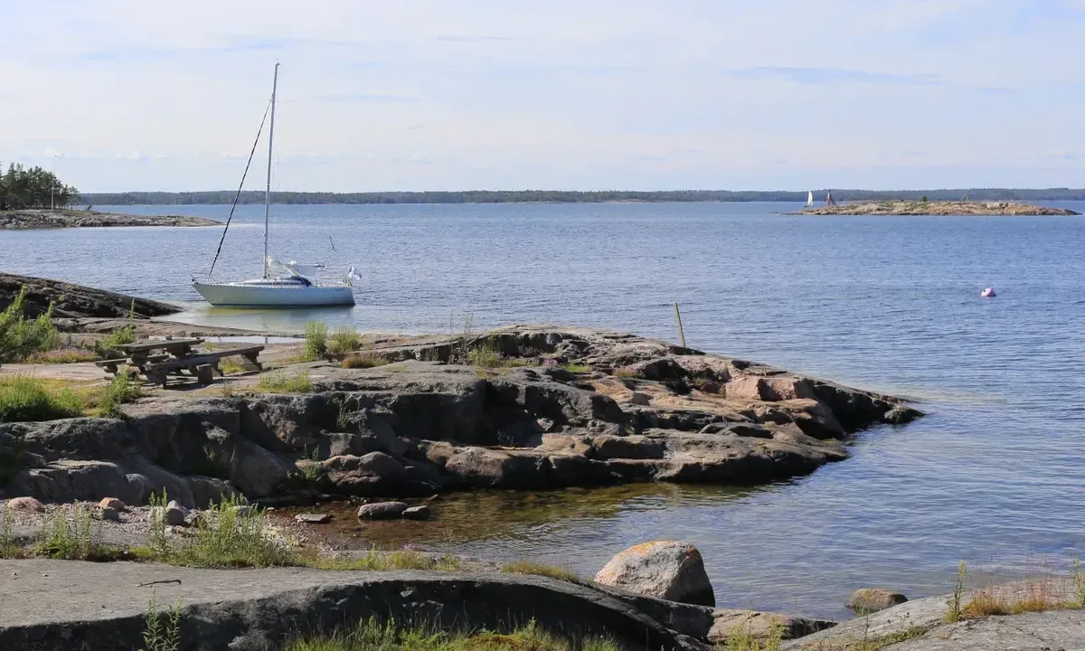 Bylandet: {"base": "en", "no": "Skr\u00e5ningene p\u00e5 nordsiden er ikke s\u00e5 bratte.", "se": "Sluttningarna p\u00e5 den norra sidan \u00e4r inte s\u00e5 branta.", "en": "Slopes on northern side are not that steep.", "da": "Skr\u00e5ningerne p\u00e5 nordsiden er ikke s\u00e5 stejle.", "fr": "Les pentes du c\u00f4t\u00e9 nord ne sont pas si abruptes.", "de": "Die H\u00e4nge auf der Nordseite sind nicht so steil.", "es": "Las pendientes en el lado norte no son tan empinadas.", "it": "Le pendenze sul lato nord non sono cos\u00ec ripide.", "pt": "As encostas no lado norte n\u00e3o s\u00e3o t\u00e3o \u00edngremes.", "nl": "De hellingen aan de noordzijde zijn niet zo steil.", "pl": "Stoki po p\u00f3\u0142nocnej stronie nie s\u0105 tak strome.", "uk": "\u0421\u0445\u0438\u043b\u0438 \u0437 \u043f\u0456\u0432\u043d\u0456\u0447\u043d\u043e\u0433\u043e \u0431\u043e\u043a\u0443 \u043d\u0435 \u0442\u0430\u043a\u0456 \u043a\u0440\u0443\u0442\u0456.", "ro": "Pantele pe partea nordic\u0103 nu sunt at\u00e2t de abrupte.", "tr": "Kuzey taraf\u0131ndaki yama\u00e7lar o kadar dik de\u011fildir.", "el": "\u039f\u03b9 \u03c0\u03bb\u03b1\u03b3\u03b9\u03ad\u03c2 \u03c3\u03c4\u03b7 \u03b2\u03cc\u03c1\u03b5\u03b9\u03b1 \u03c0\u03bb\u03b5\u03c5\u03c1\u03ac \u03b4\u03b5\u03bd \u03b5\u03af\u03bd\u03b1\u03b9 \u03c4\u03cc\u03c3\u03bf \u03b1\u03c0\u03cc\u03c4\u03bf\u03bc\u03b5\u03c2.", "cs": "\u00dabo\u010d\u00ed na severn\u00ed stran\u011b nejsou tak strm\u00e1.", "hu": "Az \u00e9szaki oldalon l\u00e9v\u0151 lejt\u0151k nem olyan meredekek.", "fi": "Pohjoispuolen rinteet eiv\u00e4t ole niin jyrkki\u00e4.", "bg": "\u0421\u043a\u043b\u043e\u043d\u043e\u0432\u0435\u0442\u0435 \u043e\u0442 \u0441\u0435\u0432\u0435\u0440\u043d\u0430\u0442\u0430 \u0441\u0442\u0440\u0430\u043d\u0430 \u043d\u0435 \u0441\u0430 \u0442\u043e\u043b\u043a\u043e\u0432\u0430 \u0441\u0442\u0440\u044a\u043c\u043d\u0438.", "sr": "Nagibi na severnoj strani nisu tako strmi.", "et": "P\u00f5hjapoolsed kalded ei ole nii j\u00e4rsud.", "lv": "Zieme\u013cu pus\u0113 nog\u0101zes nav tik st\u0101vas.", "lt": "\u0160iaurin\u0117 pus\u0117 n\u0117ra tokia stati."}