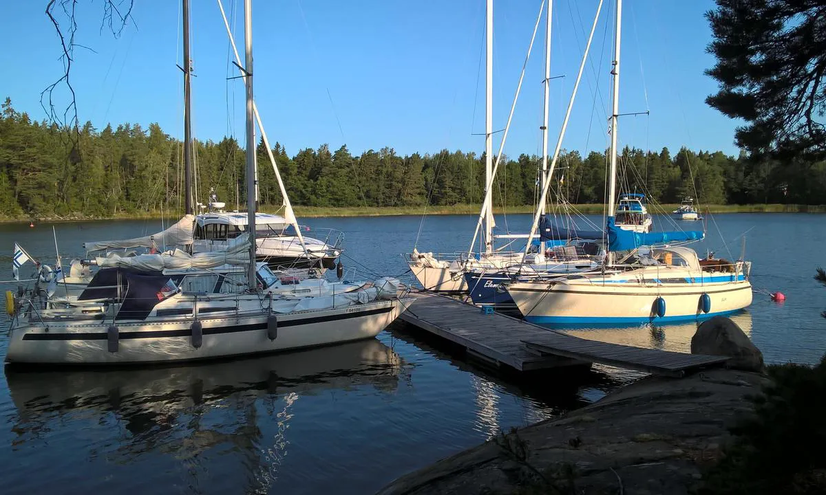 Byön: {"base": "en", "no": "Brygge for seilb\u00e5ter, st\u00f8rre b\u00e5ter m\u00e5 ankre opp.", "se": "Brygga f\u00f6r segelb\u00e5tar, st\u00f6rre b\u00e5tar beh\u00f6ver ankra.", "en": "Pier for sailboats, bigger boats needs to anchor.", "da": "Kaj til sejlb\u00e5de, st\u00f8rre b\u00e5de skal ankre."}