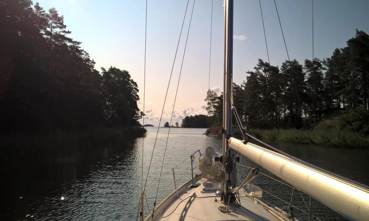 Byön: {"base": "en", "no": "Inngang til havn, g\u00e5 sakte, bildet er fra havnen til skj\u00e6rg\u00e5rden.", "se": "Inlopp till hamnen, g\u00e5 l\u00e5ngsamt, bilden \u00e4r fr\u00e5n hamnen till sk\u00e4rg\u00e5rden.", "en": "Enterance to harbour, go slowly, picture is from harbour to archipelago.", "da": "Indsejling til havnen, sejl langsomt, billedet er fra havnen til sk\u00e6rg\u00e5rden."}